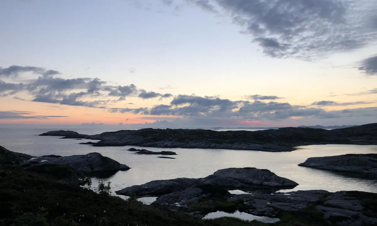 Store Saløyna: {"base": "no", "no": "Nordover fra holmen vest i bukta", "se": "Norrut fr\u00e5n holmen v\u00e4sterut i bukten", "en": "Northward from the islet west in the bay", "da": "Nordover fra holmen vest i bugten"}