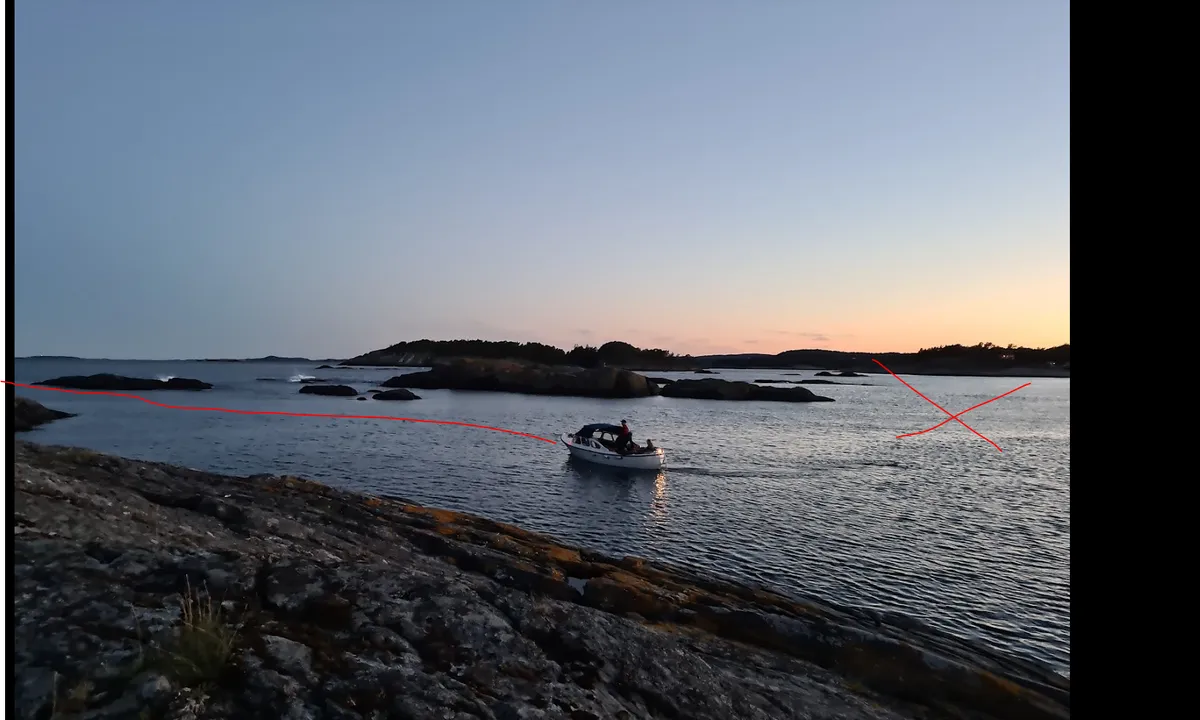 Store Såstein: Tryggeste innseiling er der hvor det er tegnet en rød strek.
Innseiling fra leia ved rødt kryss er usikker.