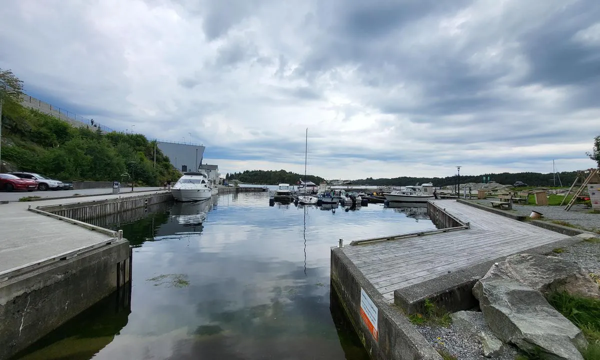 Storebø: "Gamle" delen av havnen.