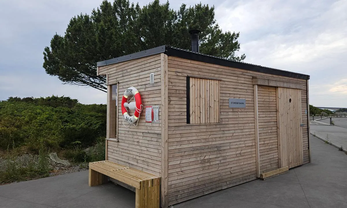 Storebø: {"base": "no", "no": "Vedfyrt badstu ved den nye flytebryggen, selvbetjent. Bookes p\u00e5 https://www.storebosauna.no/", "se": "Vedeldad bastu vid den nya flytbryggan, sj\u00e4lvbetj\u00e4ning. Kan bokas p\u00e5 https://www.storebosauna.no/", "en": "Wood-fired sauna at the new floating dock, self-service. Book at https://www.storebosauna.no/", "da": "Br\u00e6ndefyret sauna ved den nye flydebro, selvbetjent. Kan bookes p\u00e5 https://www.storebosauna.no/", "fr": "Sauna chauff\u00e9e au bois sur le nouveau ponton flottant, en libre-service. R\u00e9servez sur https://www.storebosauna.no/", "de": "Holzbeheizte Sauna an dem neuen Schwimmsteg, Selbstbedienung. Buchbar auf https://www.storebosauna.no/", "es": "Sauna de le\u00f1a junto al nuevo muelle flotante, autoservicio. Reservas en https://www.storebosauna.no/", "it": "Sauna a legna presso il nuovo pontile galleggiante, self-service. Prenotazioni su https://www.storebosauna.no/", "pt": "Sauna a lenha no novo cais flutuante, self-service. Reserve em https://www.storebosauna.no/", "nl": "Houtgestookte sauna bij de nieuwe drijvende steiger, zelfbediening. Te boeken op https://www.storebosauna.no/", "pl": "Sauna opalana drewnem przy nowym pomo\u015bcie p\u0142ywaj\u0105cym, samoobs\u0142ugowa. Rezerwacje na https://www.storebosauna.no/", "uk": "\u0414\u0440\u043e\u0432'\u044f\u043d\u0430 \u0441\u0430\u0443\u043d\u0430 \u0431\u0456\u043b\u044f \u043d\u043e\u0432\u043e\u0457 \u043f\u043b\u0430\u0432\u0443\u0447\u043e\u0457 \u043f\u0440\u0438\u0441\u0442\u0430\u043d\u0456, \u0441\u0430\u043c\u043e\u043e\u0431\u0441\u043b\u0443\u0433\u043e\u0432\u0443\u0432\u0430\u043d\u043d\u044f. \u0411\u0440\u043e\u043d\u044e\u0432\u0430\u043d\u043d\u044f \u043d\u0430 https://www.storebosauna.no/", "ro": "Saun\u0103 cu lemne l\u00e2ng\u0103 noul ponton plutitor, cu autoservire. Poate fi rezervat\u0103 la https://www.storebosauna.no/", "tr": "Yeni y\u00fczer iskelede yer alan, kendi kendine hizmet veren odunla \u0131s\u0131t\u0131lan sauna. Rezervasyon i\u00e7in https://www.storebosauna.no/ adresini ziyaret edin.", "el": "\u03a3\u03ac\u03bf\u03c5\u03bd\u03b1 \u03bc\u03b5 \u03be\u03cd\u03bb\u03bf \u03b4\u03af\u03c0\u03bb\u03b1 \u03c3\u03c4\u03b7 \u03bd\u03ad\u03b1 \u03c0\u03bb\u03c9\u03c4\u03ae \u03c0\u03c1\u03bf\u03b2\u03bb\u03ae\u03c4\u03b1, \u03b1\u03c5\u03c4\u03bf\u03b5\u03be\u03c5\u03c0\u03b7\u03c1\u03ad\u03c4\u03b7\u03c3\u03b7. \u039a\u03c1\u03b1\u03c4\u03ae\u03c3\u03b5\u03b9\u03c2 \u03c3\u03c4\u03bf https://www.storebosauna.no/", "cs": "Sauna na d\u0159evo u nov\u00e9ho plovouc\u00edho mola, samoobslu\u017en\u00e1. Rezervace na https://www.storebosauna.no/", "hu": "F\u00e1val f\u0171t\u00f6tt szauna az \u00faj \u00fasz\u00f3m\u00f3l\u00f3n\u00e1l, \u00f6nkiszolg\u00e1l\u00f3. Foglalhat\u00f3 a https://www.storebosauna.no/ oldalon.", "fi": "Puutarhalla l\u00e4mpi\u00e4v\u00e4 sauna uudella ponttonilaiturilla, itsepalvelu. Varattavissa osoitteessa https://www.storebosauna.no/", "bg": "\u0421\u0430\u0443\u043d\u0430 \u0441 \u0434\u044a\u0440\u0432\u0435\u043d\u043e \u043e\u0442\u043e\u043f\u043b\u0435\u043d\u0438\u0435 \u043f\u0440\u0438 \u043d\u043e\u0432\u0438\u044f \u043f\u043b\u0430\u0432\u0430\u0449 \u043f\u0440\u0438\u0441\u0442\u0430\u043d, \u0441\u0430\u043c\u043e\u043e\u0431\u0441\u043b\u0443\u0436\u0432\u0430\u043d\u0435. \u0420\u0435\u0437\u0435\u0440\u0432\u0438\u0440\u0430\u043d\u0435 \u043d\u0430 https://www.storebosauna.no/", "sr": "\u0421\u0430\u0443\u043d\u0430 \u043d\u0430 \u0434\u0440\u0432\u0430 \u043f\u043e\u0440\u0435\u0434 \u043d\u043e\u0432\u043e\u0433 \u043f\u043b\u0443\u0442\u0430\u0458\u0443\u045b\u0435\u0433 \u043f\u0440\u0438\u0441\u0442\u0430\u043d\u0438\u0448\u0442\u0430, \u0441\u0430\u043c\u043e\u0441\u0442\u0430\u043b\u043d\u043e \u0443\u043f\u0440\u0430\u0432\u0459\u0430\u045a\u0435. \u0420\u0435\u0437\u0435\u0440\u0432\u0438\u0448\u0438\u0442\u0435 \u043d\u0430 https://www.storebosauna.no/", "et": "Puuk\u00fcttega saun uue ujuvkaiga juures, iseteenindus. Broneeri aadressil https://www.storebosauna.no/", "lv": "Ar malku kurin\u0101ma pirts pie jaun\u0101s peldo\u0161\u0101s piest\u0101tnes, pa\u0161apkalpo\u0161an\u0101s. Rezerv\u0113jiet vietn\u0113 https://www.storebosauna.no/", "lt": "Medienin\u0117 pirtis prie naujos plaukiojan\u010dios prieplaukos, savaranki\u0161kai valdoma. U\u017esisakoma adresu https://www.storebosauna.no/"}