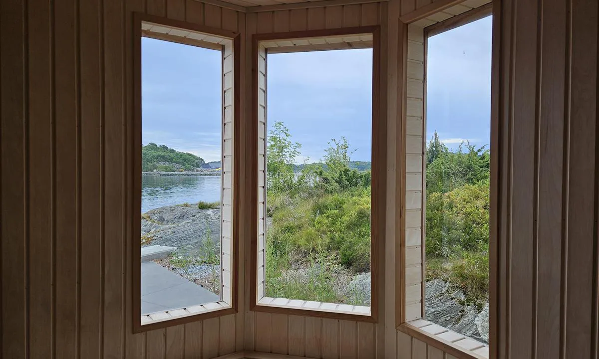 Storebø: {"base": "no", "no": "Vedfyrt badstu ved den nye flytebryggen, selvbetjent. Bookes p\u00e5 https://www.storebosauna.no/", "se": "Vedeldad bastu vid den nya flytbryggan, sj\u00e4lvbetj\u00e4ning. Boka p\u00e5 https://www.storebosauna.no/", "en": "Wood-fired sauna by the new floating dock, self-service. Can be booked at https://www.storebosauna.no/", "da": "Br\u00e6ndefyret sauna ved den nye flydebro, selvbetjent. Bookes p\u00e5 https://www.storebosauna.no/", "fr": "Sauna chauff\u00e9 au bois sur le nouveau ponton flottant, en libre-service. R\u00e9servez sur https://www.storebosauna.no/", "de": "Holzbeheizte Sauna am neuen Schwimmsteg, Selbstbedienung. Buchung unter https://www.storebosauna.no/", "es": "Sauna de le\u00f1a junto al nuevo muelle flotante, autoservicio. Reservas en https://www.storebosauna.no/", "it": "Sauna a legna presso il nuovo pontone galleggiante, self-service. Prenotazioni su https://www.storebosauna.no/", "pt": "Sauna a lenha na nova doca flutuante, autoatendimento. Reserve em https://www.storebosauna.no/", "nl": "Houtgestookte sauna bij de nieuwe drijvende steiger, zelfbediening. Te boeken op https://www.storebosauna.no/", "pl": "Sauna opalana drewnem przy nowym p\u0142ywaj\u0105cym pomostu, samoobs\u0142ugowa. Rezerwacja na https://www.storebosauna.no/", "uk": "\u0414\u0440\u043e\u0432'\u044f\u043d\u0430 \u0441\u0430\u0443\u043d\u0430 \u0431\u0456\u043b\u044f \u043d\u043e\u0432\u043e\u0457 \u043f\u043b\u0430\u0432\u0443\u0447\u043e\u0457 \u043f\u0440\u0438\u0441\u0442\u0430\u043d\u0456, \u0441\u0430\u043c\u043e\u043e\u0431\u0441\u043b\u0443\u0433\u043e\u0432\u0443\u0432\u0430\u043d\u043d\u044f. \u0417\u0430\u0431\u0440\u043e\u043d\u044e\u0432\u0430\u0442\u0438 \u043c\u043e\u0436\u043d\u0430 \u043d\u0430 https://www.storebosauna.no/", "ro": "Saun\u0103 \u00eenc\u0103lzit\u0103 cu lemne la noul ponton plutitor, cu autoservire. Se poate rezerva pe https://www.storebosauna.no/", "tr": "Yeni y\u00fczer iskelede odun ate\u015fli sauna, self-servis. https://www.storebosauna.no/'dan rezerve edilebilir.", "el": "\u039e\u03c5\u03bb\u03cc\u03c3\u03bf\u03bc\u03c0\u03b1 \u03c3\u03ac\u03bf\u03c5\u03bd\u03b1 \u03c3\u03c4\u03b7 \u03bd\u03ad\u03b1 \u03c0\u03bb\u03c9\u03c4\u03ae \u03c0\u03c1\u03bf\u03b2\u03bb\u03ae\u03c4\u03b1, \u03b1\u03c5\u03c4\u03bf\u03b5\u03be\u03c5\u03c0\u03b7\u03c1\u03ad\u03c4\u03b7\u03c3\u03b7. \u039a\u03c1\u03b1\u03c4\u03ae\u03c3\u03b5\u03b9\u03c2 \u03c3\u03c4\u03bf https://www.storebosauna.no/", "cs": "Sauna na d\u0159evo u nov\u00e9ho plovouc\u00edho mola, samoobslu\u017en\u00e1. Rezervace na https://www.storebosauna.no/", "hu": "Fat\u00fczel\u00e9s\u0171 szauna az \u00faj \u00fasz\u00f3 st\u00e9gn\u00e9l, \u00f6nkiszolg\u00e1l\u00f3. Foglalhat\u00f3 a https://www.storebosauna.no/ weboldalon.", "fi": "Puul\u00e4mmitteinen sauna uuden kelluvan laiturin vieress\u00e4, itsepalvelu. Varaa osoitteessa https://www.storebosauna.no/", "bg": "\u0421\u0430\u0443\u043d\u0430 \u043d\u0430 \u0434\u044a\u0440\u0432\u0430 \u043f\u0440\u0438 \u043d\u043e\u0432\u043e\u0442\u043e \u043f\u043b\u0430\u0432\u0430\u0449\u043e \u0434\u043e\u043a\u0447\u0435, \u0441\u0430\u043c\u043e\u043e\u0431\u0441\u043b\u0443\u0436\u0432\u0430\u043d\u0435. \u0420\u0435\u0437\u0435\u0440\u0432\u0430\u0446\u0438\u0438 \u043d\u0430 https://www.storebosauna.no/", "sr": "Sauna na drva pored novog plutaju\u0107eg pristani\u0161ta, samoposlu\u017eivanje. Rezervi\u0161ite na https://www.storebosauna.no/", "et": "Puiduk\u00fcttega saun uuel ujuvkaidel, iseteenindusega. Broneeri https://www.storebosauna.no/", "lv": "Ar malku kurin\u0101ma pirts pie jaun\u0101 peldo\u0161\u0101 pontokonstrukcijas, pa\u0161apkalpo\u0161an\u0101s. Rezerv\u0113jiet vietni https://www.storebosauna.no/", "lt": "Malkomis k\u016brenama pirtis prie naujosios pl\u016bdri\u0173j\u0173 tilt\u0173, savitarnos. U\u017esakoma adresu https://www.storebosauna.no/"}