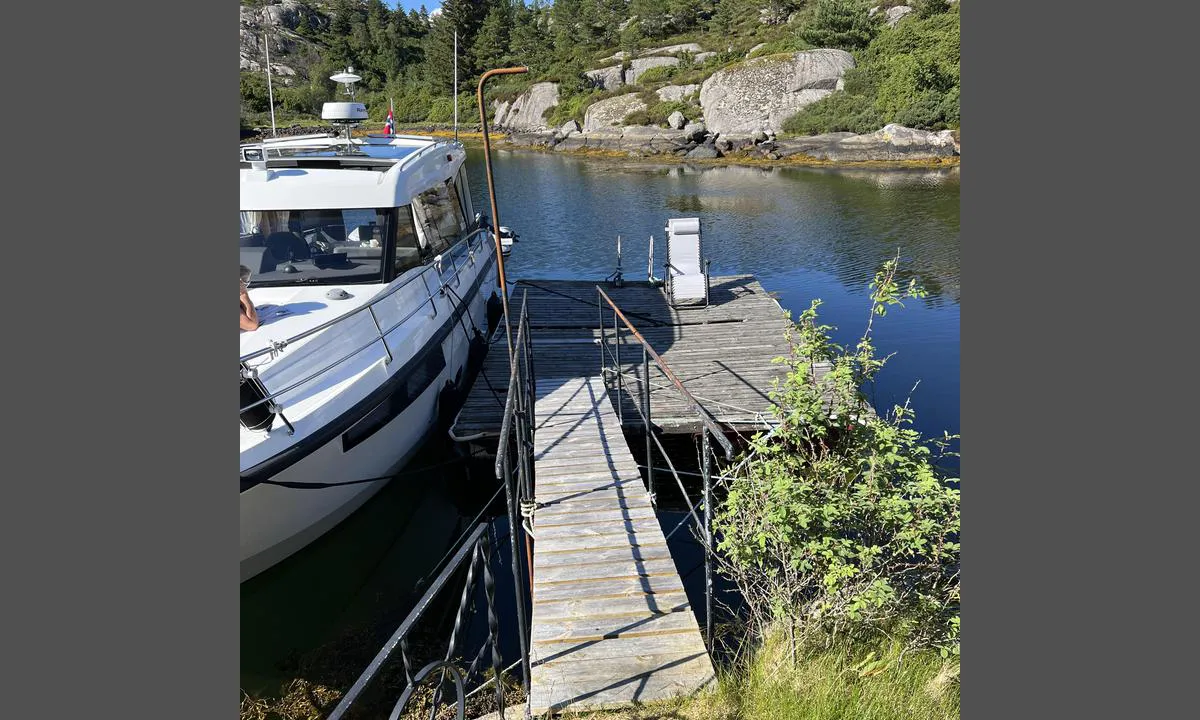 Søre Vågen - Småholmene - Nyhammarneset: {"base": "no", "no": "Noe slitt flytebrygge", "se": "N\u00e5got sliten flytbrygga", "en": "Somewhat worn floating dock", "da": "Nogen slidt flydebro"}