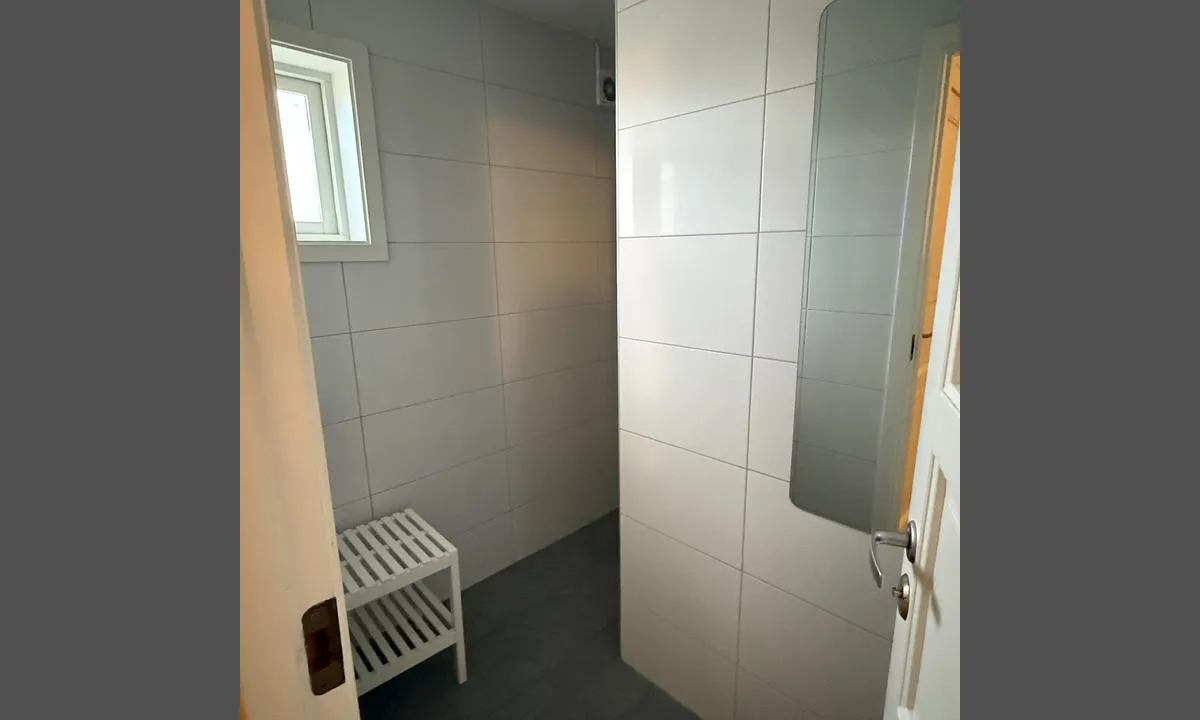 Storfosna Båtforening: {"base": "no", "no": "50kr for dusj, Vipps", "se": "50 kr f\u00f6r dusch, Swish", "en": "50 NOK for shower, Vipps", "da": "50 kr for brusebad, MobilePay", "fr": "50kr pour la douche, Vipps", "de": "50 NOK f\u00fcr Dusche, Vipps", "es": "50kr por ducha, Vipps", "it": "50kr per la doccia, Vipps", "pt": "50kr para o chuveiro, Vipps", "nl": "50kr voor douche, Vipps", "pl": "50kr za prysznic, Vipps", "uk": "50 \u043a\u0440\u043e\u043d \u0437\u0430 \u0434\u0443\u0448, Vipps", "ro": "50 kr pentru du\u0219, Vipps", "tr": "Du\u015f i\u00e7in 50kr, Vipps", "el": "50kr \u03b3\u03b9\u03b1 \u03bd\u03c4\u03bf\u03c5\u03c2, Vipps", "cs": "50kr za sprchu, Vipps", "hu": "50kr a zuhany\u00e9rt, Vipps", "fi": "50 kr suihku, Vipps", "bg": "50kr \u0437\u0430 \u0434\u0443\u0448, Vipps", "sr": "50kr za tu\u0161, Vipps", "et": "50 kr du\u0161i eest, Vipps", "lv": "50kr par du\u0161u, Vipps", "lt": "50kr u\u017e du\u0161\u0105, Vipps"}