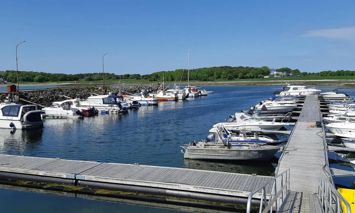 Storfosna Båtforening: Havna sett fra servicebygget.
Gjesteplasser: på enden av piren og brygga langs land.
NB! grunt vann så vær OBS! (ca. 1,5m på lavvann)