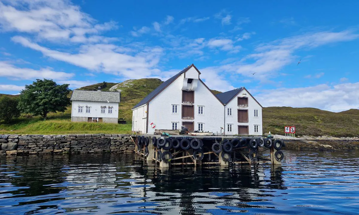 Storholmen - Bringsinghaug: {"base": "en", "no": "Ved fj\u00e6re tidevann er kaien altfor h\u00f8y. Den indre havnen er ikke mye bedre, bortsett fra den lille flytekaien.", "se": "Vid l\u00e5gvatten \u00e4r kajen alldeles f\u00f6r h\u00f6g. Den inre hamnen \u00e4r inte mycket b\u00e4ttre f\u00f6rutom den lilla flytande pontonen.", "en": "At low tide the quay is far too high. The inner harbour is not much better except for the small floating pontoon.", "da": "Ved lavvande er kajen alt for h\u00f8j. Den indre havn er ikke meget bedre, bortset fra den lille flydende ponton.", "fr": "\u00c0 mar\u00e9e basse, le quai est beaucoup trop haut. Le port int\u00e9rieur n'est gu\u00e8re mieux, sauf pour la petite jet\u00e9e flottante.", "de": "Bei Niedrigwasser ist das Kai viel zu hoch. Der Innenhafen ist nicht viel besser, au\u00dfer f\u00fcr den kleinen schwimmenden Ponton.", "es": "En bajamar, el muelle es demasiado alto. El puerto interior no es mucho mejor, excepto por el peque\u00f1o pont\u00f3n flotante.", "it": "Alla bassa marea la banchina \u00e8 troppo alta. Il porto interno non \u00e8 molto meglio, tranne per la piccola pontile galleggiante.", "pt": "Na baixa-mar, o cais est\u00e1 muito alto. O porto interior n\u00e3o \u00e9 muito melhor, exceto pela pequena plataforma flutuante.", "nl": "Bij laag tij is de kade veel te hoog. De binnenhaven is niet veel beter, behalve voor de kleine drijvende ponton.", "pl": "Przy niskim przyp\u0142ywie nabrze\u017ce jest zbyt wysokie. Wewn\u0119trzny port nie jest du\u017co lepszy, z wyj\u0105tkiem ma\u0142ego p\u0142ywaj\u0105cego pomostu.", "uk": "\u041f\u0456\u0434 \u0447\u0430\u0441 \u0432\u0456\u0434\u043f\u043b\u0438\u0432\u0443 \u043f\u0440\u0438\u0447\u0430\u043b \u043d\u0430\u0434\u0442\u043e \u0432\u0438\u0441\u043e\u043a\u0438\u0439. \u0412\u043d\u0443\u0442\u0440\u0456\u0448\u043d\u044f \u0433\u0430\u0432\u0430\u043d\u044c \u043d\u0435 \u043d\u0430\u0431\u0430\u0433\u0430\u0442\u043e \u043a\u0440\u0430\u0449\u0430, \u0437\u0430 \u0432\u0438\u043d\u044f\u0442\u043a\u043e\u043c \u043c\u0430\u043b\u0435\u043d\u044c\u043a\u043e\u0433\u043e \u043f\u043b\u0430\u0432\u0430\u044e\u0447\u043e\u0433\u043e \u043f\u0456\u0440\u0441\u0430.", "ro": "La reflux, cheiul este mult prea \u00eenalt. Portul interior nu este cu mult mai bun, cu excep\u021bia micii pontoane plutitoare.", "tr": "Al\u00e7ak gelgitte r\u0131ht\u0131m \u00e7ok y\u00fcksektedir. \u0130\u00e7 liman, k\u00fc\u00e7\u00fck y\u00fczer iskele hari\u00e7, pek daha iyi de\u011fildir.", "el": "\u03a3\u03b5 \u03c7\u03b1\u03bc\u03b7\u03bb\u03ae \u03c0\u03b1\u03bb\u03af\u03c1\u03c1\u03bf\u03b9\u03b1, \u03b7 \u03c0\u03c1\u03bf\u03b2\u03bb\u03ae\u03c4\u03b1 \u03b5\u03af\u03bd\u03b1\u03b9 \u03c0\u03bf\u03bb\u03cd \u03c8\u03b7\u03bb\u03ae. \u03a4\u03bf \u03b5\u03c3\u03c9\u03c4\u03b5\u03c1\u03b9\u03ba\u03cc \u03bb\u03b9\u03bc\u03ac\u03bd\u03b9 \u03b4\u03b5\u03bd \u03b5\u03af\u03bd\u03b1\u03b9 \u03c0\u03bf\u03bb\u03cd \u03ba\u03b1\u03bb\u03cd\u03c4\u03b5\u03c1\u03bf \u03b5\u03ba\u03c4\u03cc\u03c2 \u03b1\u03c0\u03cc \u03c4\u03b7\u03bd \u03bc\u03b9\u03ba\u03c1\u03ae \u03c0\u03bb\u03c9\u03c4\u03ae \u03b5\u03be\u03ad\u03b4\u03c1\u03b1.", "cs": "P\u0159i odlivu je n\u00e1b\u0159e\u017e\u00ed p\u0159\u00edli\u0161 vysok\u00e9. Vnit\u0159n\u00ed p\u0159\u00edstav nen\u00ed o mnoho lep\u0161\u00ed, krom\u011b mal\u00e9 plovouc\u00ed pontonov\u00e9 l\u00e1vky.", "hu": "Ap\u00e1ly idej\u00e9n a rakpart t\u00fal magas. A bels\u0151 kik\u00f6t\u0151 sem sokkal jobb, kiv\u00e9ve a kis \u00fasz\u00f3 m\u00f3l\u00f3t.", "fi": "Matalalla vedell\u00e4 laituri on liian korkea. Sis\u00e4satama ei ole paljon parempi, lukuun ottamatta pient\u00e4 kelluvaa ponttonia.", "bg": "\u041f\u0440\u0438 \u043e\u0442\u043b\u0438\u0432 \u043a\u0435\u0439\u044a\u0442 \u0435 \u0442\u0432\u044a\u0440\u0434\u0435 \u0432\u0438\u0441\u043e\u043a. \u0412\u044a\u0442\u0440\u0435\u0448\u043d\u043e\u0442\u043e \u043f\u0440\u0438\u0441\u0442\u0430\u043d\u0438\u0449\u0435 \u043d\u0435 \u0435 \u043c\u043d\u043e\u0433\u043e \u043f\u043e-\u0434\u043e\u0431\u0440\u043e, \u0441 \u0438\u0437\u043a\u043b\u044e\u0447\u0435\u043d\u0438\u0435 \u043d\u0430 \u043c\u0430\u043b\u043a\u0438\u044f \u043f\u043b\u0430\u0432\u0430\u0449 \u043f\u043e\u043d\u0442\u043e\u043d.", "sr": "Prilikom oseke k\u0435j je previsok. Unutra\u0161nja luka nije mnogo bolja, osim malog plutaju\u0107eg pontona.", "et": "Madalal veetasemel on kai liiga k\u00f5rge. Sisev\u00e4li pole palju parem, v\u00e4lja arvatud v\u00e4ike ujuvpontoon.", "lv": "Pie zema kr\u0113sla piest\u0101tne ir p\u0101r\u0101k augsta. Iek\u0161\u0113j\u0101 osta nav daudz lab\u0101ka, iz\u0146emot mazo peldo\u0161o pontonu.", "lt": "Esant nakties \u017eemam lygiui, krantin\u0117 yra per auk\u0161ta. Vidinis uostas n\u0117ra daug geresnis, i\u0161skyrus ma\u017e\u0105 pl\u016bduriuojan\u010di\u0105 ponton\u0105."}