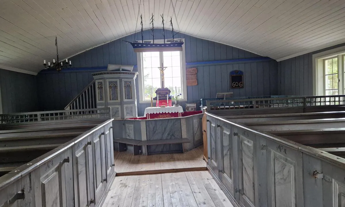 Storjungfrun Gästhamn: {"base": "en", "no": "Nydelig gammel liten fiskerkirke. N\u00f8kkelen er p\u00e5 d\u00f8ren.", "se": "H\u00e4rlig gammal liten fiskarkyrka.<br>Nyckeln sitter i d\u00f6rren.", "en": "Lovely old small fisher church.\r\nThe key is on the door.", "da": "Charmerende gammel lille fiskerkirke.<br/>N\u00f8glen er p\u00e5 d\u00f8ren.", "fr": "Jolie petite \u00e9glise de p\u00eacheurs ancienne. La cl\u00e9 est sur la porte.", "de": "Sch\u00f6ne alte kleine Fischer-Kirche. Der Schl\u00fcssel ist an der T\u00fcr.", "es": "Encantadora peque\u00f1a iglesia de pescadores antigua. La llave est\u00e1 en la puerta.", "it": "Chiesetta di pescatori incantevole e antica. <br> La chiave \u00e8 sulla porta.", "pt": "Linda antiga pequena igreja de pescadores.<br> A chave est\u00e1 na porta.", "nl": "Prachtige oude kleine visserskerk. De sleutel zit op de deur.", "pl": "Uroczy stary ma\u0142y ko\u015bci\u00f3\u0142 rybacki. Klucz jest w drzwiach.", "uk": "\u0427\u0443\u0434\u043e\u0432\u0430 \u0441\u0442\u0430\u0440\u0430 \u043c\u0430\u043b\u0435\u043d\u044c\u043a\u0430 \u0440\u0438\u0431\u0430\u043b\u044c\u0441\u044c\u043a\u0430 \u0446\u0435\u0440\u043a\u0432\u0430. \u041a\u043b\u044e\u0447 \u0437\u043d\u0430\u0445\u043e\u0434\u0438\u0442\u044c\u0441\u044f \u043d\u0430 \u0434\u0432\u0435\u0440\u044f\u0445.", "ro": "Bisericu\u021b\u0103 veche frumoas\u0103 de pescari.<br>Cheia este pe u\u0219\u0103.", "tr": "Sevimli eski k\u00fc\u00e7\u00fck bal\u0131k\u00e7\u0131 kilisesi.<br> Anahtar kap\u0131da.", "el": "\u038c\u03bc\u03bf\u03c1\u03c6\u03b7 \u03c0\u03b1\u03bb\u03b9\u03ac \u03bc\u03b9\u03ba\u03c1\u03ae \u03b5\u03ba\u03ba\u03bb\u03b7\u03c3\u03af\u03b1 \u03c4\u03c9\u03bd \u03c8\u03b1\u03c1\u03ac\u03b4\u03c9\u03bd. \u03a4\u03bf \u03ba\u03bb\u03b5\u03b9\u03b4\u03af \u03b5\u03af\u03bd\u03b1\u03b9 \u03c3\u03c4\u03b7\u03bd \u03c0\u03cc\u03c1\u03c4\u03b1.", "cs": "Kr\u00e1sn\u00fd star\u00fd mal\u00fd ryb\u00e1\u0159sk\u00fd kostel\u00edk.<br>Kl\u00ed\u010d je ve dve\u0159\u00edch.", "hu": "Sz\u00e9p r\u00e9gi kis hal\u00e1sztemplom. A kulcs az ajt\u00f3n van.", "fi": "Ihana vanha pieni kalastajakirkko.<br/><br/>Avain on ovella.", "bg": "\u041f\u0440\u0435\u043a\u0440\u0430\u0441\u043d\u0430 \u0441\u0442\u0430\u0440\u0430 \u043c\u0430\u043b\u043a\u0430 \u0440\u0438\u0431\u0430\u0440\u0441\u043a\u0430 \u0446\u044a\u0440\u043a\u0432\u0430.<br>\u041a\u043b\u044e\u0447\u044a\u0442 \u0435 \u043d\u0430 \u0432\u0440\u0430\u0442\u0430\u0442\u0430.", "sr": "Divna stara mala ribarska crkva.<br>Klju\u010d je na vratima.", "et": "Armas vana v\u00e4ike kalurikirik. V\u00f5ti on ukse juures.", "lv": "Skaista veca zvejnieku bazn\u012bci\u0146a.<br>Atsl\u0113ga ir uz durv\u012bm.", "lt": "Mieloji sena ma\u017ea \u017evej\u0173 ba\u017eny\u010dia.\nRaktas yra ant dur\u0173."}