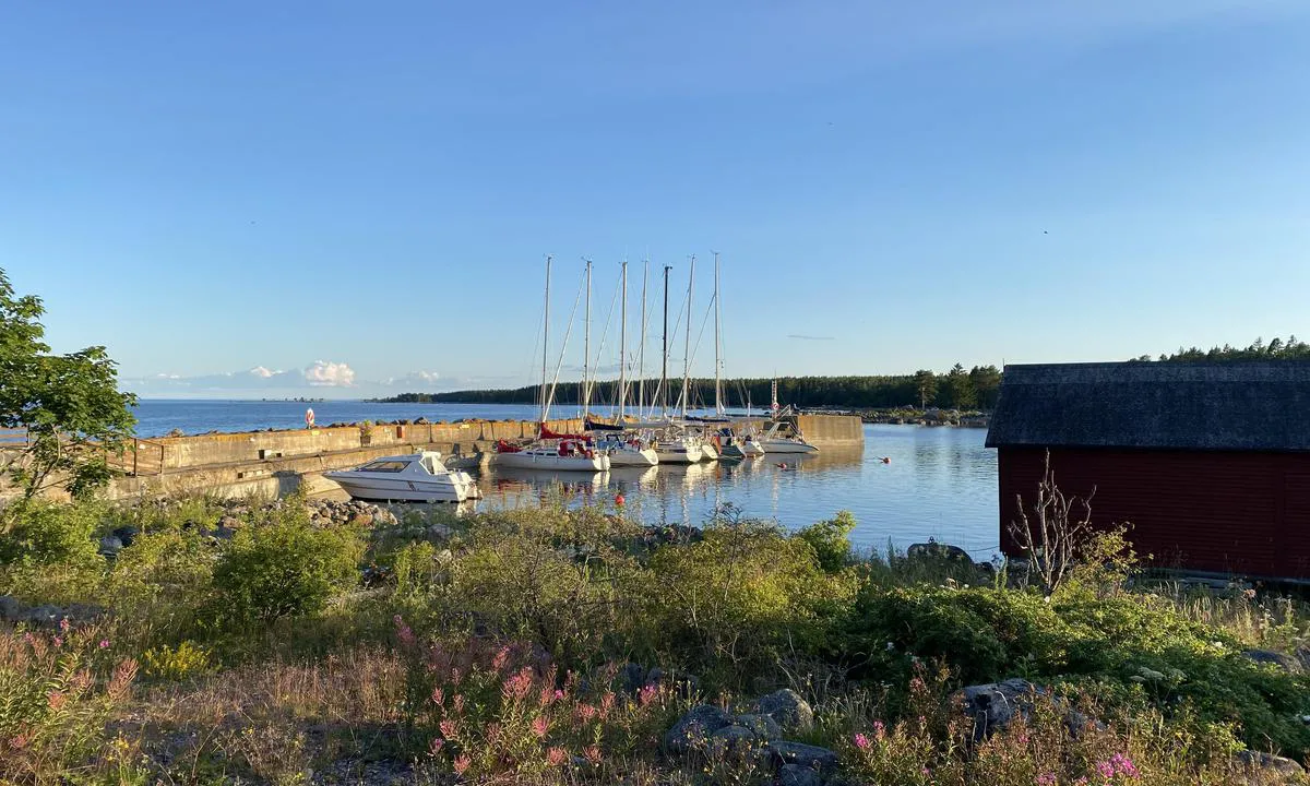 Storjungfrun Gästhamn: {"base": "de", "no": "Legge til ved fort\u00f8yningsb\u00f8ye, ca 10-12 plasser", "se": "Ang\u00f6r till f\u00f6rt\u00f6jningsboj, ca 10-12 platser", "en": "Mooring at mooring buoy, approximately 10-12 spaces", "da": "Fort\u00f8jning ved fort\u00f8jningsb\u00f8je, ca. 10-12 pladser", "fr": "Amarrage \u00e0 une bou\u00e9e d'amarrage, environ 10-12 places", "de": "Anlegen an Mooringboje, ca 10-12 Pl\u00e4tze", "es": "Amarre a boya de amarre, aprox. 10-12 plazas", "it": "Ormeggio alla boa di ormeggio, circa 10-12 posti", "pt": "Atraca\u00e7\u00e3o em b\u00f3ia de amarra\u00e7\u00e3o, cerca de 10-12 lugares", "nl": "Aanleggen aan een mooringboei, ca. 10-12 plaatsen", "pl": "Cumowanie przy boi cumowniczej, oko\u0142o 10-12 miejsc", "uk": "\u0428\u0432\u0430\u0440\u0442\u0443\u0432\u0430\u043d\u043d\u044f \u0434\u043e \u0448\u0432\u0430\u0440\u0442\u043e\u0432\u043e\u0447\u043d\u043e\u0457 \u0431\u0443\u0439\u043a\u0438, \u043f\u0440\u0438\u0431\u043b\u0438\u0437\u043d\u043e 10-12 \u043c\u0456\u0441\u0446\u044c", "ro": "Andocare la o geamandur\u0103 de acostare, aproximativ 10-12 locuri", "tr": "Mooring \u015famand\u0131ras\u0131na yana\u015fma, yakla\u015f\u0131k 10-12 yer", "el": "\u03a0\u03c1\u03bf\u03c3\u03ad\u03b3\u03b3\u03b9\u03c3\u03b7 \u03c3\u03b5 \u03c0\u03bb\u03c9\u03c4\u03ae \u03b5\u03be\u03ad\u03b4\u03c1\u03b1, \u03c0\u03b5\u03c1\u03af\u03c0\u03bf\u03c5 10-12 \u03b8\u03ad\u03c3\u03b5\u03b9\u03c2", "cs": "P\u0159ist\u00e1n\u00ed k kotvici b\u00f3ji, cca 10-12 m\u00edst", "hu": "Kik\u00f6t\u00e9s mooringb\u00f3j\u00e1n\u00e1l, kb. 10-12 hely", "fi": "Kiinnittyminen poijupaikalle, noin 10-12 paikkaa", "bg": "\u0410\u043a\u043e\u0441\u0442\u0438\u0440\u0430\u043d\u0435 \u043d\u0430 \u043c\u044a\u0440\u0438\u043d\u0433 \u0431\u0443\u0439, \u043e\u043a\u043e\u043b\u043e 10-12 \u043c\u0435\u0441\u0442\u0430", "sr": "Pristajanje na bovu, oko 10-12 mesta", "et": "Sildumine poide k\u00fclge, umbes 10-12 kohta", "lv": "Piest\u0101t pie mooringbojas, apm\u0113ram 10-12 vietas", "lt": "Prisiri\u0161imas prie mooringo bojos, apie 10-12 viet\u0173"}