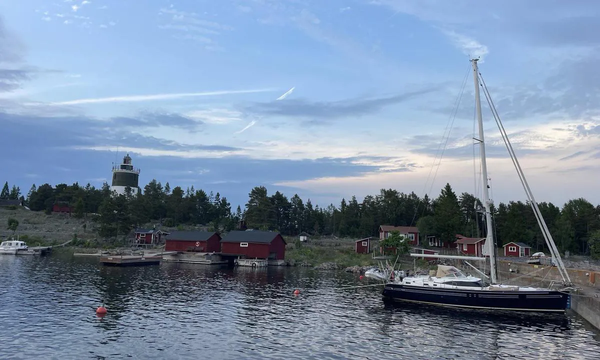 Storjungfrun Gästhamn: {"base": "en", "no": "En nydelig liten havn.\nUtenfor sesongen er bare toalettet og badstuen (selvbruk) tilgjengelig.\nKafeen var ikke \u00e5pen (juni 2025).\nEn donasjon p\u00e5 90SEK er \u00f8nsket og inkluderer badstuen.", "se": "En h\u00e4rlig liten hamn. <br> Utanf\u00f6r s\u00e4songen \u00e4r endast toaletten och bastun (sj\u00e4lvanv\u00e4ndning) tillg\u00e4ngliga. <br> Caf\u00e9et var inte \u00f6ppet (juni 2025). <br> En donation p\u00e5 90 SEK efterfr\u00e5gas och inkluderar bastun.", "en": "A lovely small harbour.\r\nOut of the season only the toilet and Sauna (self use) are available.\r\nThe Caf\u00e9 was not opened (June 2025).\r\nA 90SEK donation is requested and includes the Sauna.", "da": "En dejlig lille havn. Uden for s\u00e6sonen er kun toilettet og saunaen (selvbetjening) tilg\u00e6ngelig. Caf\u00e9en var ikke \u00e5ben (juni 2025). En donation p\u00e5 90 SEK anmodes og inkluderer saunaen.", "fr": "Un joli petit port. Hors saison, seuls les toilettes et le sauna (en auto-usage) sont disponibles. Le caf\u00e9 n'\u00e9tait pas ouvert (juin 2025). Un don de 90 SEK est demand\u00e9 et comprend le sauna.", "de": "Ein h\u00fcbscher kleiner Hafen.\nAu\u00dferhalb der Saison sind nur die Toilette und die Sauna (Selbstbedienung) verf\u00fcgbar.\nDas Caf\u00e9 war nicht ge\u00f6ffnet (Juni 2025).\nEine Spende von 90 SEK wird erbeten und beinhaltet die Sauna.", "es": "Un encantador peque\u00f1o puerto. Fuera de temporada solo el ba\u00f1o y la Sauna (uso personal) est\u00e1n disponibles. El Caf\u00e9 no estaba abierto (junio de 2025). Se solicita una donaci\u00f3n de 90 SEK que incluye la Sauna.", "it": "Un delizioso piccolo porto.<br>Fuori stagione sono disponibili solo il bagno e la sauna (uso personale).<br>Il caff\u00e8 non era aperto (giugno 2025).<br>\u00c8 richiesta una donazione di 90 SEK che include la sauna.", "pt": "Um pequeno porto encantador. Fora da temporada, apenas o banheiro e a sauna (auto-utiliza\u00e7\u00e3o) est\u00e3o dispon\u00edveis. O Caf\u00e9 n\u00e3o estava aberto (junho de 2025). \u00c9 solicitada uma doa\u00e7\u00e3o de 90SEK, que inclui a sauna.", "nl": "Een mooie kleine haven.<br> Buiten het seizoen zijn alleen het toilet en de sauna (self-service) beschikbaar.<br> Het caf\u00e9 was niet geopend (juni 2025).<br> Een donatie van 90 SEK wordt gevraagd en omvat de sauna.", "pl": "Uroczy ma\u0142y port.<br>Poza sezonem dost\u0119pne s\u0105 tylko toaleta i sauna (do samodzielnego u\u017cytku).<br>Kawiarnia nie by\u0142a otwarta (czerwiec 2025).<br>Pro\u015bba o darowizn\u0119 w wysoko\u015bci 90 SEK, kt\u00f3ra obejmuje saun\u0119.", "uk": "\u0427\u0443\u0434\u043e\u0432\u0430 \u043c\u0430\u043b\u0435\u043d\u044c\u043a\u0430 \u0433\u0430\u0432\u0430\u043d\u044c. \u041f\u043e\u0437\u0430 \u0441\u0435\u0437\u043e\u043d\u043e\u043c \u0434\u043e\u0441\u0442\u0443\u043f\u043d\u0456 \u043b\u0438\u0448\u0435 \u0442\u0443\u0430\u043b\u0435\u0442 \u0442\u0430 \u0441\u0430\u0443\u043d\u0430 (\u0441\u0430\u043c\u043e\u043e\u0431\u0441\u043b\u0443\u0433\u043e\u0432\u0443\u0432\u0430\u043d\u043d\u044f). \u041a\u0430\u0444\u0435 \u043d\u0435 \u0432\u0456\u0434\u0447\u0438\u043d\u044f\u043b\u043e\u0441\u044f (\u0447\u0435\u0440\u0432\u0435\u043d\u044c 2025). \u041f\u0440\u043e\u0441\u0438\u043c\u043e \u043f\u043e\u0436\u0435\u0440\u0442\u0432\u0443\u0432\u0430\u0442\u0438 90 SEK, \u0449\u043e \u0432\u043a\u043b\u044e\u0447\u0430\u0454 \u0441\u0430\u0443\u043d\u0443.", "ro": "Un port mic \u0219i pl\u0103cut. \u00cen afara sezonului, doar toaleta \u0219i sauna (auto-utilizare) sunt disponibile. Cafeneaua nu a fost deschis\u0103 (iunie 2025). Se solicit\u0103 o dona\u021bie de 90 SEK, care include sauna.", "tr": "G\u00fczel, k\u00fc\u00e7\u00fck bir liman.<br>Sezon d\u0131\u015f\u0131nda sadece tuvalet ve sauna (kendi kullan\u0131m\u0131n\u0131z i\u00e7in) mevcuttur.<br>Caf\u00e9 a\u00e7\u0131k de\u011fildi (Haziran 2025).<br>90SEK ba\u011f\u0131\u015f\u0131 isteniyor ve sauna dahildir.", "el": "\u0388\u03bd\u03b1 \u03cc\u03bc\u03bf\u03c1\u03c6\u03bf \u03bc\u03b9\u03ba\u03c1\u03cc \u03bb\u03b9\u03bc\u03ac\u03bd\u03b9. \u0395\u03ba\u03c4\u03cc\u03c2 \u03c4\u03b7\u03c2 \u03c3\u03b5\u03b6\u03cc\u03bd, \u03bc\u03cc\u03bd\u03bf \u03b7 \u03c4\u03bf\u03c5\u03b1\u03bb\u03ad\u03c4\u03b1 \u03ba\u03b1\u03b9 \u03b7 \u03a3\u03ac\u03bf\u03c5\u03bd\u03b1 (\u03b1\u03c5\u03c4\u03bf\u03c7\u03c1\u03b7\u03c3\u03b9\u03bc\u03bf\u03c0\u03bf\u03af\u03b7\u03c3\u03b7) \u03b5\u03af\u03bd\u03b1\u03b9 \u03b4\u03b9\u03b1\u03b8\u03ad\u03c3\u03b9\u03bc\u03b5\u03c2. \u03a4\u03bf \u039a\u03b1\u03c6\u03ad \u03b4\u03b5\u03bd \u03ae\u03c4\u03b1\u03bd \u03b1\u03bd\u03bf\u03b9\u03c7\u03c4\u03cc (\u0399\u03bf\u03cd\u03bd\u03b9\u03bf\u03c2 2025). \u039c\u03b9\u03b1 \u03b4\u03c9\u03c1\u03b5\u03ac 90SEK \u03b6\u03b7\u03c4\u03b5\u03af\u03c4\u03b1\u03b9 \u03ba\u03b1\u03b9 \u03c0\u03b5\u03c1\u03b9\u03bb\u03b1\u03bc\u03b2\u03ac\u03bd\u03b5\u03b9 \u03c4\u03b7\u03bd \u03a3\u03ac\u03bf\u03c5\u03bd\u03b1.", "cs": "Kr\u00e1sn\u00fd mal\u00fd p\u0159\u00edstav. Mimo sez\u00f3nu jsou k dispozici pouze toalety a sauna (samoobsluha). Kav\u00e1rna nebyla otev\u0159ena (\u010derven 2025). Je po\u017eadov\u00e1n p\u0159\u00edsp\u011bvek 90 SEK, kter\u00fd zahrnuje saunu.", "hu": "Egy sz\u00e9p kis kik\u00f6t\u0151. Szezonon k\u00edv\u00fcl csak a WC \u00e9s a szauna (\u00f6n\u00e1ll\u00f3 haszn\u00e1lat) \u00e9rhet\u0151 el. A k\u00e1v\u00e9z\u00f3 nem volt nyitva (2025. j\u00fanius). 90 SEK adom\u00e1nyt k\u00e9r\u00fcnk, amely tartalmazza a szauna haszn\u00e1lat\u00e1t is.", "fi": "Ihana pieni satama. Sesongin ulkopuolella vain WC ja sauna (omak\u00e4ytt\u00f6) ovat k\u00e4ytett\u00e4viss\u00e4. Kahvila ei ollut auki (kes\u00e4kuu 2025). Toivotaan 90SEK lahjoitusta, joka sis\u00e4lt\u00e4\u00e4 saunan.", "bg": "\u041a\u0440\u0430\u0441\u0438\u0432\u043e \u043c\u0430\u043b\u043a\u043e \u043f\u0440\u0438\u0441\u0442\u0430\u043d\u0438\u0449\u0435.\n\n\u0418\u0437\u0432\u044a\u043d \u0441\u0435\u0437\u043e\u043d\u0430 \u0441\u0430 \u043d\u0430\u043b\u0438\u0447\u043d\u0438 \u0441\u0430\u043c\u043e \u0442\u043e\u0430\u043b\u0435\u0442\u043d\u0430\u0442\u0430 \u0438 \u0441\u0430\u0443\u043d\u0430\u0442\u0430 (\u0441\u0430\u043c\u043e\u0441\u0442\u043e\u044f\u0442\u0435\u043b\u043d\u043e \u043f\u043e\u043b\u0437\u0432\u0430\u043d\u0435).\n\n\u041a\u0430\u0444\u0435\u0442\u043e \u043d\u0435 \u0431\u0435\u0448\u0435 \u043e\u0442\u0432\u043e\u0440\u0435\u043d\u043e (\u044e\u043d\u0438 2025).\n\n\u0418\u0437\u0438\u0441\u043a\u0432\u0430 \u0441\u0435 \u0434\u0430\u0440\u0435\u043d\u0438\u0435 \u043e\u0442 90 SEK, \u043a\u043e\u0435\u0442\u043e \u0432\u043a\u043b\u044e\u0447\u0432\u0430 \u0438 \u0441\u0430\u0443\u043d\u0430\u0442\u0430.", "sr": "Prekrasna mala luka.<br>Van sezone dostupni su samo toalet i sauna (samostalna upotreba).<br>Kafi\u0107 nije bio otvoren (jun 2025).<br>Tra\u017ei se donacija od 90SEK, koja uklju\u010duje saunu.", "et": "V\u00e4ike ja armas sadam.\nHooajav\u00e4lisel ajal on saadaval ainult tualett ja saun (omakasutus).\nKohvik ei olnud avatud (juuni 2025).\n90SEK annetust on oodatud ja sisaldab sauna kasutamist.", "lv": "Burv\u012bga maza osta.<br>\u0100rpus sezonas pieejama tikai tualete un sauna (pa\u0161apkalpo\u0161an\u0101s).<br>Kafejn\u012bca nebija atv\u0113rta (2025. gada j\u016bnij\u0101).<br>Ir l\u016bgts ziedojums 90 SEK apm\u0113r\u0101, kas ietver saunu.", "lt": "Gra\u017eus ma\u017eas uostas. Ne sezono metu veikia tik tualetas ir sauna (savitarna). Kavin\u0117 nedirbo (2025 m. bir\u017eelis). Pra\u0161oma 90 SEK aukos, kuri apima ir saunos naudojim\u0105."}