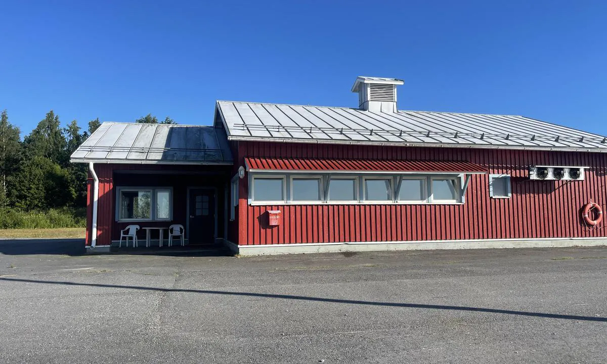 Storkorshamn: {"base": "en", "no": "Informasjon i boksen p\u00e5 veggen", "se": "Information i rutan p\u00e5 v\u00e4ggen", "en": "Information in the box on the wall", "da": "Information i boksen p\u00e5 v\u00e6ggen", "fr": "Informations dans le bo\u00eetier sur le mur", "de": "Informationen in der Box an der Wand", "es": "Informaci\u00f3n en la caja en la pared", "it": "Informazioni nella scatola sulla parete", "pt": "Informa\u00e7\u00f5es na caixa na parede", "nl": "Informatie in de doos aan de muur", "pl": "Informacje w skrzynce na \u015bcianie", "uk": "\u0406\u043d\u0444\u043e\u0440\u043c\u0430\u0446\u0456\u044f \u0432 \u043a\u043e\u0440\u043e\u0431\u0446\u0456 \u043d\u0430 \u0441\u0442\u0456\u043d\u0456", "ro": "Informa\u021bii \u00een cutia de pe perete", "tr": "Duvardaki kutuda bulunan bilgiler", "el": "\u03a0\u03bb\u03b7\u03c1\u03bf\u03c6\u03bf\u03c1\u03af\u03b5\u03c2 \u03c3\u03c4\u03bf \u03ba\u03bf\u03c5\u03c4\u03af \u03c3\u03c4\u03bf\u03bd \u03c4\u03bf\u03af\u03c7\u03bf", "cs": "Informace v krabici na zdi", "hu": "Inform\u00e1ci\u00f3 a falon l\u00e9v\u0151 dobozban", "fi": "Tietoa laatikossa sein\u00e4ll\u00e4", "bg": "\u0418\u043d\u0444\u043e\u0440\u043c\u0430\u0446\u0438\u044f \u0432 \u043a\u0443\u0442\u0438\u044f\u0442\u0430 \u043d\u0430 \u0441\u0442\u0435\u043d\u0430\u0442\u0430", "sr": "Informacije u kutiji na zidu", "et": "Teave seinal olevas kastis", "lv": "Inform\u0101cija kast\u0113 uz sienas", "lt": "Informacija ant sienos esan\u010dioje d\u0117\u017eut\u0117je"}
