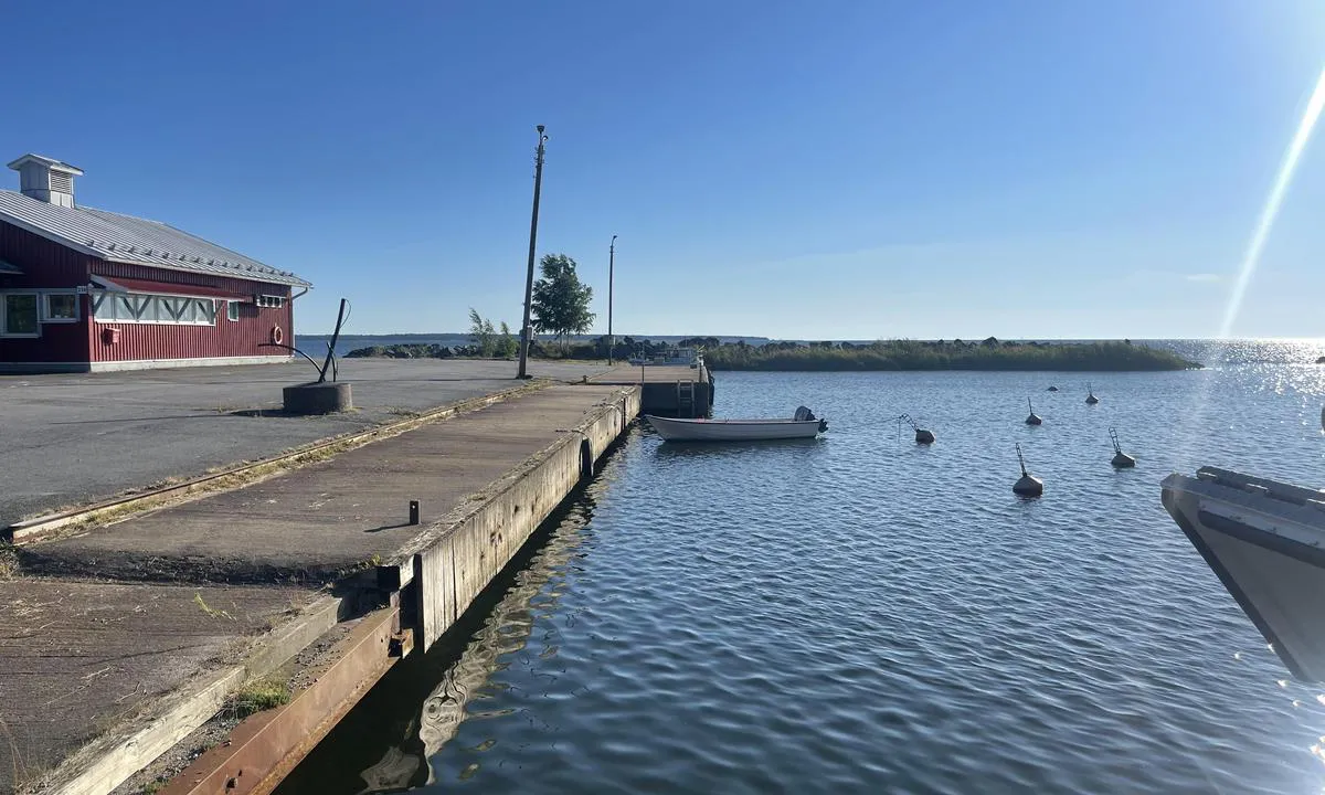 Storkorshamn: {"base": "en", "no": "Brygge med str\u00f8m", "se": "Brygga med elektricitet", "en": "Pier with electricity", "da": "Mole med elektricitet", "fr": "Quai avec \u00e9lectricit\u00e9", "de": "Anlegestelle mit Stromversorgung", "es": "Muelle con electricidad", "it": "Molo con elettricit\u00e0", "pt": "Cais com eletricidade", "nl": "Pieren met elektriciteit", "pl": "Nabrze\u017ce z elektryczno\u015bci\u0105", "uk": "\u041f\u0456\u0440\u0441 \u0437 \u0435\u043b\u0435\u043a\u0442\u0440\u0438\u043a\u043e\u044e", "ro": "Debarcader cu electricitate", "tr": "Elektrikli iskele", "el": "\u03a0\u03c1\u03bf\u03b2\u03bb\u03ae\u03c4\u03b1 \u03bc\u03b5 \u03b7\u03bb\u03b5\u03ba\u03c4\u03c1\u03b9\u03ba\u03cc \u03c1\u03b5\u03cd\u03bc\u03b1", "cs": "Molo s elekt\u0159inou", "hu": "M\u00f3l\u00f3 \u00e1ramell\u00e1t\u00e1ssal", "fi": "Laituri, jossa on s\u00e4hk\u00f6", "bg": "\u041f\u0438\u0440\u0441 \u0441 \u0435\u043b\u0435\u043a\u0442\u0440\u0438\u0447\u0435\u0441\u0442\u0432\u043e", "sr": "Pristani\u0161te sa strujom", "et": "Kai elektriga", "lv": "Piest\u0101tne ar elektr\u012bbu", "lt": "Prieplauka su elektra"}
