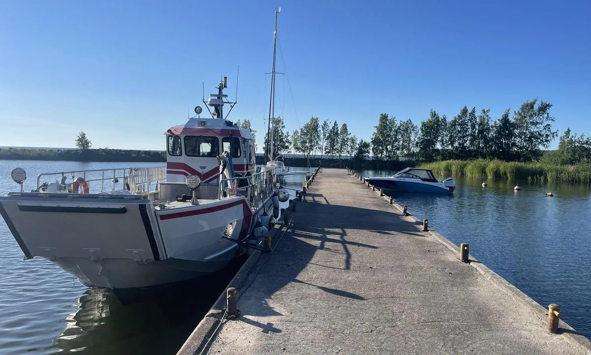 Storkorshamn: {"base": "en", "no": "Brygge med gjesteplass. Ingen str\u00f8m", "se": "Brygga med g\u00e4stplats. Ingen elektricitet", "en": "Pier with guest berth. No electricity", "da": "Kaj med g\u00e6steplads. Ingen elektricitet", "fr": "Quai avec emplacement pour visiteurs. Pas d'\u00e9lectricit\u00e9", "de": "Pier mit G\u00e4steliegeplatz. Kein Strom", "es": "Muelle con amarre para invitados. Sin electricidad", "it": "Molo con posto barca per ospiti. Nessuna elettricit\u00e0", "pt": "P\u00eder com cais para visitantes. Sem eletricidade", "nl": "Pier met gastligplaats. Geen elektriciteit", "pl": "Nabrze\u017ce z miejscem dla go\u015bci. Brak pr\u0105du", "uk": "\u041f\u0440\u0438\u0447\u0430\u043b \u0456\u0437 \u0433\u043e\u0441\u0442\u044c\u043e\u0432\u0438\u043c \u043c\u0456\u0441\u0446\u0435\u043c. \u0411\u0435\u0437 \u0435\u043b\u0435\u043a\u0442\u0440\u0438\u043a\u0438", "ro": "De debarcader cu locuri de acostare pentru oaspe\u021bi. F\u0103r\u0103 electricitate", "tr": "Konuk ba\u011flama yeri olan iskele. Elektrik yok", "el": "\u03a0\u03c1\u03bf\u03b2\u03bb\u03ae\u03c4\u03b1 \u03bc\u03b5 \u03b8\u03ad\u03c3\u03b7 \u03b5\u03bb\u03bb\u03b9\u03bc\u03b5\u03bd\u03b9\u03c3\u03bc\u03bf\u03cd \u03b3\u03b9\u03b1 \u03b5\u03c0\u03b9\u03c3\u03ba\u03ad\u03c0\u03c4\u03b5\u03c2. \u03a7\u03c9\u03c1\u03af\u03c2 \u03b7\u03bb\u03b5\u03ba\u03c4\u03c1\u03b9\u03ba\u03cc \u03c1\u03b5\u03cd\u03bc\u03b1", "cs": "Molo s kotvi\u0161t\u011bm pro hosty. \u017d\u00e1dn\u00e1 elekt\u0159ina", "hu": "M\u00f3l\u00f3 vend\u00e9ghelyekkel. Nincs elektromoss\u00e1g", "fi": "Laituri vierasvenepaikalla. Ei s\u00e4hk\u00f6tarjontaa", "bg": "\u041a\u0435\u0439 \u0441 \u043c\u044f\u0441\u0442\u043e \u0437\u0430 \u0433\u043e\u0441\u0442\u0438. \u041d\u044f\u043c\u0430 \u0435\u043b\u0435\u043a\u0442\u0440\u0438\u0447\u0435\u0441\u0442\u0432\u043e", "sr": "Pristani\u0161te sa gostuju\u0107im vezom. Nema struje", "et": "Kai k\u00fclalisalusega. Elektrit pole", "lv": "Piest\u0101tne ar viesu piest\u0101tni. Nav elektr\u012bbas", "lt": "Prieplauka su sve\u010di\u0173 \u0161vartavimosi vieta. N\u0117ra elektros"}