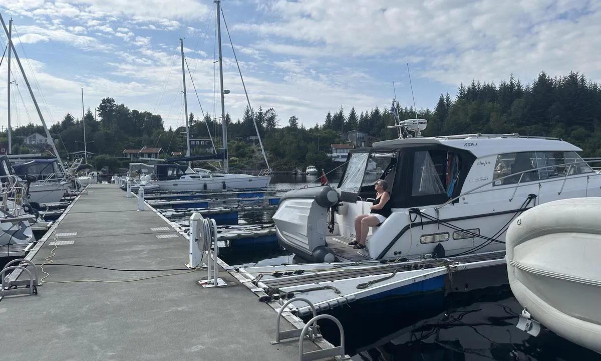 Storvik - Røyksund: {"base": "no", "no": "Mange ledige gode b\u00e5ser med gr\u00f8nt merke", "se": "M\u00e5nga lediga bra b\u00e5tplatser med gr\u00f6nt m\u00e4rke", "en": "Many available good berths with green markers", "da": "Mange ledige gode b\u00e5se med gr\u00f8nt m\u00e6rke", "fr": "De nombreuses places disponibles en bon \u00e9tat avec une marque verte", "de": "Viele freie gute Liegepl\u00e4tze mit gr\u00fcnem Zeichen", "es": "Muchos buenos puestos disponibles con marca verde", "it": "Molti ormeggi disponibili contrassegnati con il verde", "pt": "Muitas vagas boas para embarca\u00e7\u00f5es com marca verde", "nl": "Veel beschikbare goede ligplaatsen met groen merkteken", "pl": "Wiele dost\u0119pnych dobrych miejsc do cumowania oznaczonych zielonym znakiem", "uk": "\u0411\u0430\u0433\u0430\u0442\u043e \u0432\u0456\u043b\u044c\u043d\u0438\u0445 \u0445\u043e\u0440\u043e\u0448\u0438\u0445 \u043c\u0456\u0441\u0446\u044c \u0437 \u0437\u0435\u043b\u0435\u043d\u0438\u043c\u0438 \u043f\u043e\u0437\u043d\u0430\u0447\u043a\u0430\u043c\u0438", "ro": "Multe locuri de acostare libere \u0219i bune, marcate cu culoarea verde", "tr": "Bir\u00e7ok bo\u015f yer var, ye\u015fil i\u015faretli iyi demirleme yerleri", "el": "\u03a0\u03bf\u03bb\u03bb\u03ac \u03b4\u03b9\u03b1\u03b8\u03ad\u03c3\u03b9\u03bc\u03b1 \u03ba\u03b1\u03bb\u03ac \u03b1\u03b3\u03ba\u03c5\u03c1\u03bf\u03b2\u03cc\u03bb\u03b9\u03b1 \u03bc\u03b5 \u03c0\u03c1\u03ac\u03c3\u03b9\u03bd\u03b7 \u03c3\u03ae\u03bc\u03b1\u03bd\u03c3\u03b7", "cs": "Mnoho voln\u00fdch dobr\u00fdch m\u00edst k zakotven\u00ed s ozna\u010den\u00edm zelenou zna\u010dkou", "hu": "Sok szabad j\u00f3 kik\u00f6t\u0151hely z\u00f6ld jelz\u00e9ssel", "fi": "Monia vapaita hyvi\u00e4 venepaikkoja, joissa vihre\u00e4 merkki", "bg": "\u041c\u043d\u043e\u0433\u043e \u0441\u0432\u043e\u0431\u043e\u0434\u043d\u0438 \u0434\u043e\u0431\u0440\u0438 \u043f\u0440\u0438\u0441\u0442\u0430\u043d\u0438\u0449\u043d\u0438 \u043c\u0435\u0441\u0442\u0430 \u0441 \u0437\u0435\u043b\u0435\u043d \u0437\u043d\u0430\u043a", "sr": "M\u043d\u043e\u0433\u043e \u0441\u043b\u043e\u0431\u043e\u0434\u043d\u0438\u0445 \u0434\u043e\u0431\u0440\u0438\u0445 \u043c\u0435\u0441\u0442\u0430 \u0437\u0430 \u0432\u0435\u0437\u0438\u0432\u0430\u045a\u0435 \u0441\u0430 \u0437\u0435\u043b\u0435\u043d\u043e\u043c \u043e\u0437\u043d\u0430\u043a\u043e\u043c", "et": "Paljud head rohelise m\u00e4rgiga vabad kohad", "lv": "Daudz br\u012bvu labu vietu ar za\u013cu mar\u0137\u0113jumu", "lt": "Daugyb\u0117 laisv\u0173 ger\u0173 prieplaukos viet\u0173 su \u017ealiu \u017eenklu"}