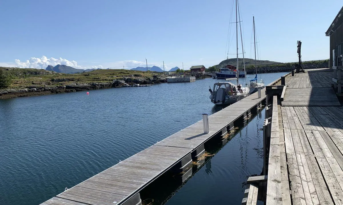 Støtt Havn: {"base": "no", "no": "Longside plasser reservert for 40 fot +. Disse havner i skyggen p\u00e5 kveldstid.", "se": "Longsideplatser reserverade f\u00f6r 40 fot +. Dessa hamnar i skuggan p\u00e5 kv\u00e4llstid.", "en": "Alongside berths reserved for 40 feet +. These harbors are in the shade in the evening.", "da": "Langsidepladser reserveret til 40 fod +. Disse havne ligger i skyggen om aftenen.", "fr": "Places longside r\u00e9serv\u00e9es pour 40 pieds +. Ces ports sont \u00e0 l'ombre le soir.", "de": "L\u00e4ngsseits Liegepl\u00e4tze reserviert f\u00fcr 40 Fu\u00df +. Diese H\u00e4fen sind abends im Schatten.", "es": "Lugares de atraque longitudinal reservados para barcos de m\u00e1s de 40 pies. Estas plazas est\u00e1n a la sombra por la tarde.", "it": "Posti all'ormeggio lungo riservati per imbarcazioni da 40 piedi in su. Questi porti sono all'ombra durante la sera.", "pt": "Lugares ao longo reservados para 40 p\u00e9s +. Estes portos ficam \u00e0 sombra \u00e0 noite.", "nl": "Langszij ligplaatsen gereserveerd voor 40 voet +. Deze havens liggen 's avonds in de schaduw.", "pl": "Miejsca na post\u00f3j burtowy zarezerwowane dla jacht\u00f3w o d\u0142ugo\u015bci 40 st\u00f3p i wi\u0119cej. Te miejsca s\u0105 zacienione wieczorem.", "uk": "\u041f\u0440\u0438\u0447\u0430\u043b\u0438 \u0431\u0456\u043a-\u0434\u043e-\u0431\u043e\u0440\u0442\u0443 \u0437\u0430\u0440\u0435\u0437\u0435\u0440\u0432\u043e\u0432\u0430\u043d\u0456 \u0434\u043b\u044f 40 \u0444\u0443\u0442\u0456\u0432 \u0456 \u0431\u0456\u043b\u044c\u0448\u0435. \u0426\u0456 \u043c\u0456\u0441\u0446\u044f \u0437\u043d\u0430\u0445\u043e\u0434\u044f\u0442\u044c\u0441\u044f \u0432 \u0442\u0456\u043d\u0456 \u0432\u0432\u0435\u0447\u0435\u0440\u0456.", "ro": "Locuri de acostare laterale rezervate pentru nave de peste 40 de picioare. Aceste dane sunt la umbr\u0103 pe timp de sear\u0103.", "tr": "40 ft + yatlar i\u00e7in rezerve edilmi\u015f yana\u015fma yerleri. Bu limanlar ak\u015famlar\u0131 g\u00f6lgede kalmaktad\u0131r.", "el": "\u0398\u03ad\u03c3\u03b5\u03b9\u03c2 \u03ba\u03b1\u03c4\u03ac \u03bc\u03ae\u03ba\u03bf\u03c2 \u03c4\u03b7\u03c2 \u03c0\u03bb\u03b5\u03c5\u03c1\u03ac\u03c2 \u03ba\u03c1\u03b1\u03c4\u03b7\u03bc\u03ad\u03bd\u03b5\u03c2 \u03b3\u03b9\u03b1 40 \u03c0\u03cc\u03b4\u03b9\u03b1 \u03ba\u03b1\u03b9 \u03ac\u03bd\u03c9. \u0391\u03c5\u03c4\u03ac \u03c4\u03b1 \u03bb\u03b9\u03bc\u03ac\u03bd\u03b9\u03b1 \u03b5\u03af\u03bd\u03b1\u03b9 \u03c3\u03c4\u03b7 \u03c3\u03ba\u03b9\u03ac \u03ba\u03b1\u03c4\u03ac \u03c4\u03b9\u03c2 \u03b2\u03c1\u03b1\u03b4\u03b9\u03bd\u03ad\u03c2 \u03ce\u03c1\u03b5\u03c2.", "cs": "St\u00e1n\u00ed pod\u00e9l boku vyhrazen\u00e1 pro lod\u011b d\u00e9lky 40 stop a v\u00edce. Tato st\u00e1n\u00ed jsou ve st\u00ednu ve ve\u010dern\u00edch hodin\u00e1ch.", "hu": "Oldalazva kik\u00f6t\u0151helyek fenntartva 40 l\u00e1b + haj\u00f3k sz\u00e1m\u00e1ra. Ezek a kik\u00f6t\u0151k est\u00e9nk\u00e9nt \u00e1rny\u00e9kban vannak.", "fi": "Laituripaikat varattu 40 jalkaa +. N\u00e4m\u00e4 satamat j\u00e4\u00e4v\u00e4t varjoon iltaisin.", "bg": "\u041c\u0435\u0441\u0442\u0430 \u0437\u0430 \u043f\u0440\u0438\u0441\u0442\u0430\u043d \u043d\u0430\u0434\u043b\u044a\u0436\u043d\u043e \u0440\u0435\u0437\u0435\u0440\u0432\u0438\u0440\u0430\u043d\u0438 \u0437\u0430 40 \u0444\u0443\u0442\u0430 +. \u0422\u0435\u0437\u0438 \u043f\u0440\u0438\u0441\u0442\u0430\u043d\u0438\u0449\u0430 \u043e\u0441\u0442\u0430\u0432\u0430\u0442 \u0432 \u0441\u044f\u043d\u043a\u0430 \u0432\u0435\u0447\u0435\u0440.", "sr": "\u041c\u0435\u0441\u0442\u0430 \u0434\u0443\u0436 \u0431\u043e\u043a\u0430 \u0440\u0435\u0437\u0435\u0440\u0432\u0438\u0441\u0430\u043d\u0430 \u0437\u0430 40 \u0441\u0442\u043e\u043f\u0430 +. \u041e\u0432\u0435 \u043b\u0443\u043a\u0435 \u0441\u0443 \u0443 \u0441\u0435\u043d\u0446\u0438 \u0443 \u0432\u0435\u0447\u0435\u0440\u045a\u0438\u043c \u0441\u0430\u0442\u0438\u043c\u0430.", "et": "K\u00f5rvuti kohad reserveeritud 40 jala + alustele. Need sadamad j\u00e4\u00e4vad \u00f5htuti varju.", "lv": "Gar s\u0101nu vietas rezerv\u0113tas 40 p\u0113du +. \u0160\u012bs ostas ir \u0113n\u0101 vakar\u0101.", "lt": "Ilgai \u0161vartuoti rezervuota 40 p\u0117d\u0173 +. \u0160ie uostai vakare yra \u0161e\u0161\u0117lyje."}
