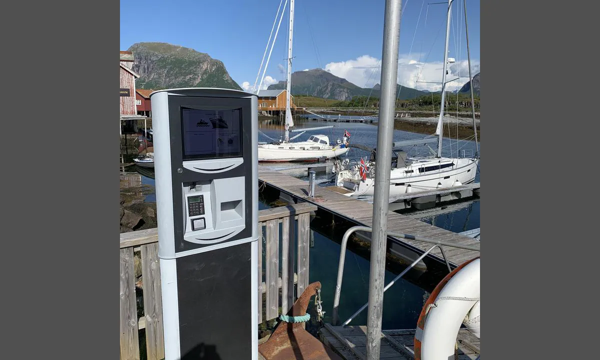 Støtt Havn: {"base": "no", "no": "Betalingsautomat rett p\u00e5 kaia, brygger med b\u00e5ser i bakgrunnen. De n\u00e6rmeste har kveldssol, longsideplasser havner i skyggen av det gamle fiskemottak bygget !", "se": "Betalningsautomat rakt p\u00e5 kajen, bryggor med b\u00e5s i bakgrunden. De n\u00e4rmaste har kv\u00e4llssol, l\u00e5ngsideplatser hamnar i skuggan av den gamla fiskmottagningsbyggnaden!", "en": "Payment machine right on the quay, docks with berths in the background. The nearest ones have evening sun, alongside spots end up in the shadow of the old fish processing building!", "da": "Betalingsautomat lige p\u00e5 kajen, broer med b\u00e5se i baggrunden. De n\u00e6rmeste har aftensol, longsidepladser havner i skyggen af den gamle fiskemodtagebygning!", "fr": "Automate de paiement directement sur le quai, pontons avec places arri\u00e8re en arri\u00e8re-plan. Les plus proches ont du soleil le soir, les emplacements longside se retrouvent \u00e0 l'ombre du vieux b\u00e2timent de r\u00e9ception de poisson !", "de": "Zahlungsautomat direkt an der Kaimauer, Stege mit Boxen im Hintergrund. Die n\u00e4chstgelegenen haben Abendsonne, L\u00e4ngsseits-Liegepl\u00e4tze geraten in den Schatten des alten Fischannahmegeb\u00e4udes!", "es": "M\u00e1quina expendedora de billetes directamente en el muelle, atracaderos con puestos en el fondo. Los m\u00e1s cercanos tienen sol de tarde, los lugares junto al muelle quedan a la sombra del antiguo edificio de recepci\u00f3n de pescado.", "it": "Distributore automatico di pagamento direttamente sul molo, pontili con baie sullo sfondo. I pi\u00f9 vicini hanno il sole serale, i posti lungo la banchina finiscono all'ombra del vecchio edificio di raccolta del pesce!", "pt": "M\u00e1quina de pagamento diretamente no cais, cais com boxes ao fundo. Os mais pr\u00f3ximos t\u00eam sol da tarde, os lugares longside ficam na sombra do antigo edif\u00edcio de recep\u00e7\u00e3o de peixes!", "nl": "Betaalautomaat direct aan de kade, steigers met boxen op de achtergrond. De dichtstbijzijnde hebben avondzon, langszijde plekken komen in de schaduw van het oude visserijontvangst gebouw!", "pl": "Automat do op\u0142at bezpo\u015brednio na nabrze\u017cu, pomosty z przystaniami w tle. Najbli\u017csze maj\u0105 wieczorne s\u0142o\u0144ce, miejsca cumowania longside s\u0105 w cieniu starego budynku odbioru ryb!", "uk": "\u041f\u043b\u0430\u0442\u0456\u0436\u043d\u0438\u0439 \u0430\u0432\u0442\u043e\u043c\u0430\u0442 \u043f\u0440\u044f\u043c\u043e \u043d\u0430 \u043d\u0430\u0431\u0435\u0440\u0435\u0436\u043d\u0456\u0439, \u043f\u0440\u0438\u0447\u0430\u043b\u0438 \u0437 \u043c\u0456\u0441\u0446\u044f\u043c\u0438 \u0443 \u0444\u043e\u043d\u0456. \u041d\u0430\u0439\u0431\u043b\u0438\u0436\u0447\u0456 \u043c\u0430\u044e\u0442\u044c \u0432\u0435\u0447\u0456\u0440\u043d\u0454 \u0441\u043e\u043d\u0446\u0435, \u043b\u043e\u043d\u0433\u0441\u0430\u0439\u0434\u043e\u0432\u0456 \u043c\u0456\u0441\u0446\u044f \u043f\u043e\u0442\u0440\u0430\u043f\u043b\u044f\u044e\u0442\u044c \u0443 \u0442\u0456\u043d\u044c \u0441\u0442\u0430\u0440\u043e\u0457 \u0431\u0443\u0434\u0456\u0432\u043b\u0456 \u0440\u0438\u0431\u043e\u043f\u0435\u0440\u0435\u0440\u043e\u0431\u043d\u043e\u0433\u043e \u0437\u0430\u0432\u043e\u0434\u0443!", "ro": "Automat de plat\u0103 chiar pe chei, docuri cu boxe \u00een fundal. Cele mai apropiate au soare de sear\u0103, locurile longside ajung \u00een umbra vechii cl\u0103diri de recep\u021bie pentru pe\u0219te!", "tr": "Do\u011frudan iskelede, arka planda b\u00f6lmelere sahip iskelelerde \u00f6deme otomat\u0131. En yak\u0131ndakilerde ak\u015fam g\u00fcne\u015fi vard\u0131r, longside yerler eski bal\u0131k\u00e7\u0131 terminali binas\u0131n\u0131n g\u00f6lgesinde kal\u0131r!", "el": "\u0391\u03c5\u03c4\u03cc\u03bc\u03b1\u03c4\u03bf\u03c2 \u03c0\u03bb\u03b7\u03c1\u03c9\u03bc\u03ae\u03c2 \u03b1\u03c0\u03b5\u03c5\u03b8\u03b5\u03af\u03b1\u03c2 \u03c3\u03c4\u03b7\u03bd \u03b1\u03c0\u03bf\u03b2\u03ac\u03b8\u03c1\u03b1, \u03c0\u03c1\u03bf\u03b2\u03bb\u03ae\u03c4\u03b5\u03c2 \u03bc\u03b5 \u03b8\u03ad\u03c3\u03b5\u03b9\u03c2 \u03c3\u03c4\u03bf \u03c0\u03b1\u03c1\u03b1\u03c3\u03ba\u03ae\u03bd\u03b9\u03bf. \u039f\u03b9 \u03c0\u03bb\u03b7\u03c3\u03b9\u03ad\u03c3\u03c4\u03b5\u03c1\u03b5\u03c2 \u03ad\u03c7\u03bf\u03c5\u03bd \u03b2\u03c1\u03b1\u03b4\u03b9\u03bd\u03cc \u03ae\u03bb\u03b9\u03bf, \u03bf\u03b9 \u03b8\u03ad\u03c3\u03b5\u03b9\u03c2 \u03c0\u03bb\u03b5\u03c5\u03c1\u03b9\u03ba\u03ae\u03c2 \u03c0\u03bb\u03b5\u03c5\u03c1\u03ac\u03c2 \u03ba\u03b1\u03c4\u03b1\u03bb\u03ae\u03b3\u03bf\u03c5\u03bd \u03c3\u03c4\u03b7 \u03c3\u03ba\u03b9\u03ac \u03c4\u03bf\u03c5 \u03c0\u03b1\u03bb\u03b9\u03bf\u03cd \u03ba\u03c4\u03b9\u03c1\u03af\u03bf\u03c5 \u03c5\u03c0\u03bf\u03b4\u03bf\u03c7\u03ae\u03c2 \u03c8\u03b1\u03c1\u03b9\u03ce\u03bd!", "cs": "Platebn\u00ed automat hned na molu, mola s boxy v pozad\u00ed. Nejbli\u017e\u0161\u00ed maj\u00ed ve\u010dern\u00ed slunce, longside m\u00edsta se dost\u00e1vaj\u00ed do st\u00ednu star\u00e9 ryb\u00e1\u0159sk\u00e9 p\u0159ekladi\u0161tn\u00ed budovy!", "hu": "Fizet\u0151automata k\u00f6zvetlen\u00fcl a m\u00f3l\u00f3n, dokkokkal \u00e9s kik\u00f6t\u0151helyekkel a h\u00e1tt\u00e9rben. A legk\u00f6zelebbi helyek esti napf\u00e9nnyel, a hosszanti kik\u00f6t\u0151helyek \u00e1rny\u00e9kba ker\u00fclnek a r\u00e9gi hal\u00e1szati fogad\u00f3 \u00e9p\u00fclet \u00e1rny\u00e9k\u00e1ban!", "fi": "Maksuautomaatti suoraan laiturilla, laiturit, joissa on venepaikkoja taustalla. L\u00e4himmill\u00e4 on ilta-aurinko, kylkikiinnityspaikat j\u00e4\u00e4v\u00e4t vanhan kalastuslaitoksen rakennuksen varjoon!", "bg": "\u0410\u0432\u0442\u043e\u043c\u0430\u0442 \u0437\u0430 \u043f\u043b\u0430\u0449\u0430\u043d\u0435 \u043f\u0440\u0430\u0432\u043e \u043d\u0430 \u043a\u0435\u044f, \u043a\u0435\u0439\u043e\u0432\u0435 \u0441 \u0434\u043e\u043a\u043e\u0432\u0438 \u043c\u0435\u0441\u0442\u0430 \u043d\u0430 \u0437\u0430\u0434\u0435\u043d \u043f\u043b\u0430\u043d. \u041d\u0430\u0439-\u0431\u043b\u0438\u0437\u043a\u0438\u0442\u0435 \u0438\u043c\u0430\u0442 \u0432\u0435\u0447\u0435\u0440\u043d\u043e \u0441\u043b\u044a\u043d\u0446\u0435, \u043c\u0435\u0441\u0442\u0430\u0442\u0430 \u0437\u0430 \u0448\u0432\u0430\u0440\u0442\u043e\u0432\u0430\u043d\u0435 \u0441\u0435 \u043e\u0437\u043e\u0432\u0430\u0432\u0430\u0442 \u0432 \u0441\u044f\u043d\u043a\u0430\u0442\u0430 \u043d\u0430 \u0441\u0442\u0430\u0440\u0430\u0442\u0430 \u0441\u0433\u0440\u0430\u0434\u0430 \u0437\u0430 \u0440\u0438\u0431\u043e\u043f\u0440\u0435\u0440\u0430\u0431\u043e\u0442\u043a\u0430!", "sr": "Automat za pla\u0107anje odmah na pristani\u0161tu, molovi sa boksovima u pozadini. Najbli\u017ei imaju ve\u010dernje sunce, longside mesta zavr\u0161avaju u senci stare ribarnice!", "et": "Makseautomaat otse kail, dokid taustal sildumiskohad. L\u00e4himad kohad saavad \u00f5htup\u00e4ikest, pikkuskaiad j\u00e4\u00e4vad vana kalavastuv\u00f5tuhoone varju!", "lv": "Maks\u0101jumu autom\u0101ts tie\u0161i uz piest\u0101tnes, piest\u0101tnes ar kab\u012bn\u0113m fon\u0101. Tuv\u0101kaj\u0101m ir vakara saule, gar s\u0101niem piest\u0101tnes ir vec\u0101s zivju p\u0101rstr\u0101des \u0113kas \u0113n\u0101!", "lt": "Apmok\u0117jimo automatas tiesiai prieplaukoje, lieptai su prisikabinojimo vietomis fone. Artimiausieji turi vakarin\u0119 saul\u0119, ilgalaik\u0117s stov\u0117jimo vietos yra seno \u017euv\u0173 pri\u0117mimo pastato \u0161e\u0161\u0117lyje!"}