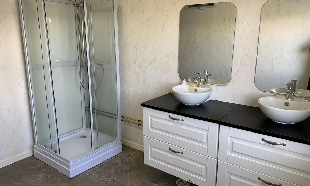 Støtt Havn: {"base": "no", "no": "Dusj, vasker og toalett er i samme rommet.", "se": "Dusch, tv\u00e4tt och toalett \u00e4r i samma rum.", "en": "Shower, washer, and toilet are in the same room.", "da": "Bruser, vask og toilet er i samme rum.", "fr": "La douche, la laverie et les toilettes se trouvent dans la m\u00eame pi\u00e8ce.", "de": "Dusche, Waschbecken und Toilette befinden sich im selben Raum.", "es": "Ducha, lavadora y ba\u00f1o est\u00e1n en la misma habitaci\u00f3n.", "it": "Doccia, lavandino e toilette sono nella stessa stanza.", "pt": "Chuveiro, pias e vaso sanit\u00e1rio est\u00e3o no mesmo c\u00f4modo.", "nl": "Douche, wastafel en toilet zijn in dezelfde ruimte.", "pl": "Prysznic, pralka i toaleta znajduj\u0105 si\u0119 w tym samym pomieszczeniu.", "uk": "\u0414\u0443\u0448, \u043f\u0440\u0430\u043b\u044c\u043d\u044f \u0442\u0430 \u0442\u0443\u0430\u043b\u0435\u0442 \u0437\u043d\u0430\u0445\u043e\u0434\u044f\u0442\u044c\u0441\u044f \u0432 \u043e\u0434\u043d\u0456\u0439 \u043a\u0456\u043c\u043d\u0430\u0442\u0456.", "ro": "Du\u0219, chiuvet\u0103 \u0219i toalet\u0103 sunt \u00een aceea\u0219i \u00eenc\u0103pere.", "tr": "Du\u015f, lavabolar ve tuvalet ayn\u0131 odadad\u0131r.", "el": "\u03a4\u03bf \u03bd\u03c4\u03bf\u03c5\u03c2, \u03bf\u03b9 \u03bd\u03b9\u03c0\u03c4\u03ae\u03c1\u03b5\u03c2 \u03ba\u03b1\u03b9 \u03b7 \u03c4\u03bf\u03c5\u03b1\u03bb\u03ad\u03c4\u03b1 \u03b2\u03c1\u03af\u03c3\u03ba\u03bf\u03bd\u03c4\u03b1\u03b9 \u03c3\u03c4\u03bf \u03af\u03b4\u03b9\u03bf \u03b4\u03c9\u03bc\u03ac\u03c4\u03b9\u03bf.", "cs": "Sprcha, umyvadlo a toaleta jsou ve stejn\u00e9 m\u00edstnosti.", "hu": "Zuhanyz\u00f3, mosd\u00f3 \u00e9s WC egy helyis\u00e9gben tal\u00e1lhat\u00f3.", "fi": "Suihku, pesualtaat ja wc ovat samassa huoneessa.", "bg": "\u0414\u0443\u0448, \u043c\u0438\u0432\u043a\u0438 \u0438 \u0442\u043e\u0430\u043b\u0435\u0442\u043d\u0438 \u0441\u0430 \u0432 \u0435\u0434\u043d\u0430 \u0438 \u0441\u044a\u0449\u0430 \u0441\u0442\u0430\u044f.", "sr": "Tu\u0161, ve\u0161eraj i toaleti su u istoj prostoriji.", "et": "Du\u0161\u0161, pesemiskoht ja tualett on samas ruumis.", "lv": "Du\u0161a, mazg\u0101\u0161an\u0101s telpa un tualete ir vien\u0101 telp\u0101.", "lt": "Du\u0161as, kriaukl\u0117 ir tualetas yra tame pa\u010diame kambaryje."}