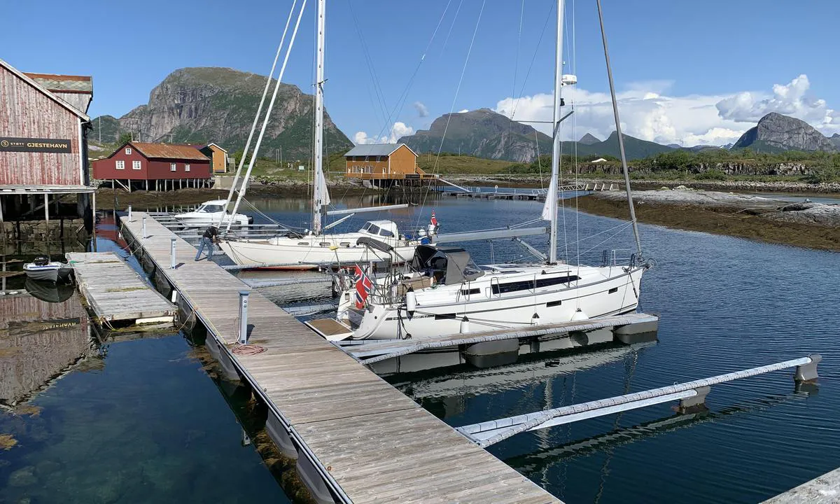 Støtt Havn: {"base": "no", "no": "De 5-6 f\u00f8rste bredeste plassene har kveldssola. Vist du skal fylle disel m\u00e5 du ligge p\u00e5 den n\u00e6rmeste b\u00e5sen, eller n\u00e6rmest hj\u00f8rnet longside.", "se": "De 5-6 f\u00f6rsta bredaste platserna har kv\u00e4llssolen. Om du ska fylla diesel m\u00e5ste du ligga p\u00e5 den n\u00e4rmaste b\u00e5tplatsen, eller n\u00e4rmast h\u00f6rnet l\u00e5ngsides.", "en": "The first 5-6 widest spots have the evening sun. If you need to fill diesel, you should stay at the nearest dock or the closest corner longside.", "da": "De 5-6 f\u00f8rste bredeste pladser har aftensol. Hvis du skal fylde diesel, skal du ligge p\u00e5 den n\u00e6rmeste b\u00e5dplads, eller n\u00e6rmest hj\u00f8rnet langsiden.", "fr": "Les 5-6 premi\u00e8res places les plus larges ont le soleil du soir. Si vous devez faire le plein de diesel, vous devez vous placer dans le poste le plus proche ou le plus proche du coin en longside.", "de": "Die 5-6 ersten, breitesten Pl\u00e4tze haben die Abendsonne. Wenn du Diesel tanken musst, solltest du im n\u00e4chstgelegenen Liegeplatz oder am n\u00e4chstgelegenen Eckplatz l\u00e4ngsseits liegen.", "es": "Las 5-6 primeras plazas m\u00e1s anchas tienen el sol de la tarde. Si necesitas llenar di\u00e9sel, debes estar en el amarre m\u00e1s cercano o en la esquina al costado.", "it": "I primi 5-6 posti pi\u00f9 larghi hanno il sole serale. Se devi fare rifornimento di diesel, devi stare nell'ormeggio pi\u00f9 vicino o nell'angolo pi\u00f9 vicino alla banchina lunga.", "pt": "Os 5-6 primeiros lugares mais largos t\u00eam o sol da tarde. Se voc\u00ea precisar abastecer com diesel, precisa ficar na vaga mais pr\u00f3xima ou ao longo do lado mais pr\u00f3ximo do canto.", "nl": "De eerste 5-6 breedste plaatsen hebben de avondzon. Als je diesel moet tanken, moet je bij de dichtstbijzijnde ligplaats liggen, of langs de hoekzijde langszij.", "pl": "Pierwsze 5-6 najszerszych miejsc ma wieczorne s\u0142o\u0144ce. Je\u015bli musisz zatankowa\u0107 diesel, musisz cumowa\u0107 na najbardziej zbli\u017conym stanowisku lub blisko rogu longside.", "uk": "\u041f\u0435\u0440\u0448\u0456 5-6 \u043d\u0430\u0439\u0431\u0456\u043b\u044c\u0448 \u0448\u0438\u0440\u043e\u043a\u0456 \u043c\u0456\u0441\u0446\u044f \u043c\u0430\u044e\u0442\u044c \u0432\u0435\u0447\u0456\u0440\u043d\u0454 \u0441\u043e\u043d\u0446\u0435. \u042f\u043a\u0449\u043e \u0432\u0438 \u0445\u043e\u0447\u0435\u0442\u0435 \u0437\u0430\u043f\u0440\u0430\u0432\u0438\u0442\u0438 \u0434\u0438\u0437\u0435\u043b\u044c, \u0432\u0430\u043c \u043f\u043e\u0442\u0440\u0456\u0431\u043d\u043e \u0432\u0441\u0442\u0430\u0442\u0438 \u043d\u0430 \u043d\u0430\u0439\u0431\u043b\u0438\u0436\u0447\u0438\u0439 \u043f\u0440\u0438\u0447\u0430\u043b \u0430\u0431\u043e \u043d\u0430\u0439\u0431\u043b\u0438\u0436\u0447\u0438\u0439 \u043a\u0443\u0442\u043e\u0432\u0438\u0439 \u0431\u043e\u0440\u0442.", "ro": "Primele 5-6 locuri cele mai largi au soarele de sear\u0103. Dac\u0103 trebuie s\u0103 umpli cu diesel, trebuie s\u0103 stai \u00een cel mai apropiat loc, sau la col\u021bul cel mai apropiat pe lungime.", "tr": "\u0130lk 5-6 en geni\u015f yer ak\u015fam g\u00fcne\u015fine sahiptir. Dizel dolduracaksan, en yak\u0131ndaki b\u00f6lmede veya k\u00f6\u015feye en yak\u0131n olan yerde yana\u015fmal\u0131s\u0131n.", "el": "\u039f\u03b9 5-6 \u03c0\u03c1\u03ce\u03c4\u03b5\u03c2 \u03ba\u03b1\u03b9 \u03c0\u03b9\u03bf \u03c6\u03b1\u03c1\u03b4\u03b9\u03ad\u03c2 \u03b8\u03ad\u03c3\u03b5\u03b9\u03c2 \u03ad\u03c7\u03bf\u03c5\u03bd \u03c4\u03bf\u03bd \u03b1\u03c0\u03bf\u03b3\u03b5\u03c5\u03bc\u03b1\u03c4\u03b9\u03bd\u03cc \u03ae\u03bb\u03b9\u03bf. \u0395\u03ac\u03bd \u03c0\u03c1\u03ad\u03c0\u03b5\u03b9 \u03bd\u03b1 \u03b3\u03b5\u03bc\u03af\u03c3\u03b5\u03c4\u03b5 \u03bd\u03c4\u03af\u03b6\u03b5\u03bb, \u03c0\u03c1\u03ad\u03c0\u03b5\u03b9 \u03bd\u03b1 \u03b5\u03af\u03c3\u03c4\u03b5 \u03c3\u03c4\u03bf\u03bd \u03ba\u03bf\u03bd\u03c4\u03b9\u03bd\u03cc\u03c4\u03b5\u03c1\u03bf \u03c7\u03ce\u03c1\u03bf \u03b1\u03b3\u03ba\u03c5\u03c1\u03bf\u03b2\u03cc\u03bb\u03b7\u03c3\u03b7\u03c2 \u03ae \u03c3\u03c4\u03b7\u03bd \u03c0\u03b9\u03bf \u03ba\u03bf\u03bd\u03c4\u03b9\u03bd\u03ae \u03b3\u03c9\u03bd\u03af\u03b1 longside.", "cs": "5-6 nej\u0161ir\u0161\u00edch m\u00edst m\u00e1 ve\u010dern\u00ed slunce. Pokud pot\u0159ebujete natankovat naftu, mus\u00edte st\u00e1t u nejbli\u017e\u0161\u00edho st\u00e1n\u00ed nebo nejbl\u00ed\u017ee rohu bokem.", "hu": "Az els\u0151 5-6 legsz\u00e9lesebb helyen lemen\u0151 nap f\u00e9ny\u00e9ben lehet pihenni. Ha d\u00edzelt kell tankolnod, akkor az els\u0151 kik\u00f6t\u0151helyet vagy a sarokhoz legk\u00f6zelebb es\u0151 oldalt kell haszn\u00e1lnod.", "fi": "Ensimm\u00e4isill\u00e4 5-6 leveimmill\u00e4 paikoilla on ilta-aurinko. Jos sinun t\u00e4ytyy tankata dieseli\u00e4, sinun tulee kiinnitty\u00e4 l\u00e4himp\u00e4\u00e4n aisan vanteeseen tai l\u00e4himp\u00e4\u00e4n kulman longside-paikalle.", "bg": "\u041f\u0435\u0442-\u0448\u0435\u0441\u0442\u0442\u0435 \u043f\u044a\u0440\u0432\u0438 \u0438 \u043d\u0430\u0439-\u0448\u0438\u0440\u043e\u043a\u0438 \u043c\u0435\u0441\u0442\u0430 \u0438\u043c\u0430\u0442 \u0432\u0435\u0447\u0435\u0440\u043d\u043e \u0441\u043b\u044a\u043d\u0446\u0435. \u0410\u043a\u043e \u0442\u0440\u044f\u0431\u0432\u0430 \u0434\u0430 \u043d\u0430\u043f\u044a\u043b\u043d\u0438\u0442\u0435 \u0434\u0438\u0437\u0435\u043b, \u0442\u0440\u044f\u0431\u0432\u0430 \u0434\u0430 \u0441\u0435\u0434\u043d\u0435\u0442\u0435 \u043d\u0430 \u043d\u0430\u0439-\u0431\u043b\u0438\u0437\u043a\u0438\u044f \u0449\u0430\u043d\u0434 \u0438\u043b\u0438 \u043d\u0430\u0439-\u0431\u043b\u0438\u0437\u043a\u0438\u044f \u044a\u0433\u044a\u043b \u043d\u0430 \u043f\u0440\u0438\u0441\u0442\u0430\u043d\u0438\u0449\u0435\u0442\u043e.", "sr": "Prvih 5-6 naj\u0161irih mesta ima ve\u010dernje sunce. Ako treba da sipate dizel, morate pristati na najbli\u017eem mestu ili najbli\u017ee uglu uz bok.", "et": "5-6 k\u00f5ige laiemat kohta saavad \u00f5htup\u00e4ikest. Kui vajad diislik\u00fctuse t\u00e4itmist, pead peatuma k\u00f5ige l\u00e4hemas kaies v\u00f5i nurgas longside.", "lv": "5-6 vispla\u0161\u0101k\u0101s pirm\u0101s vietas ir ar vakara sauli. Ja tev nepiecie\u0161ams uzpild\u012bt d\u012bzeli, tev j\u0101atrodas tuv\u0101kaj\u0101 ost\u0101 vai tuv\u0101k st\u016bra garenbort\u0101.", "lt": "5-6 pirmosios pla\u010diausios vietos turi vakar\u0173 saul\u0119. Jei ketinate u\u017epildyti dyzelin\u0105, turite stov\u0117ti artimiausiame prieplaukoje arba ties artimiausiu kampu palei kra\u0161t\u0105."}