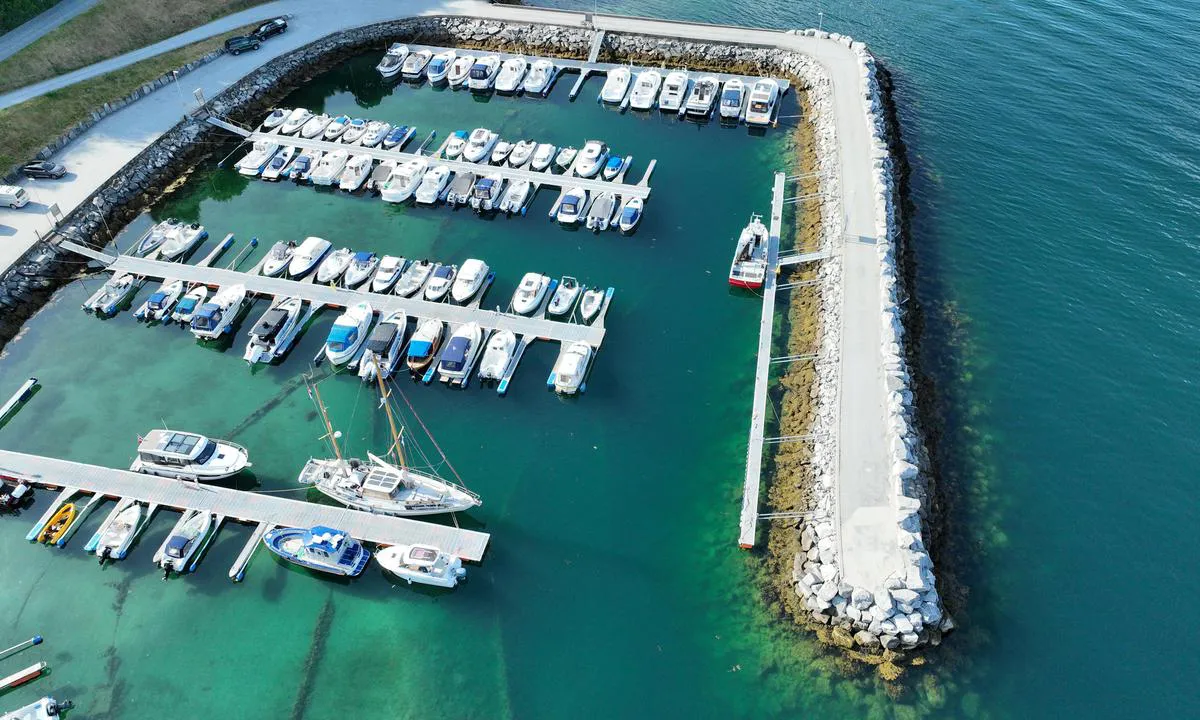Stranda Småbåthavn: {"base": "en", "no": "Hyggelig liten havn. Bygningen var stengt.", "se": "Trevlig liten hamn. Byggnaden var st\u00e4ngd.", "en": "Nice little harbour. Building was closed.", "da": "Hyggelig lille havn. Bygningen var lukket.", "fr": "Petit port agr\u00e9able. Le b\u00e2timent \u00e9tait ferm\u00e9.", "de": "Nett kleiner Hafen. Geb\u00e4ude war geschlossen.", "es": "Bonito peque\u00f1o puerto. El edificio estaba cerrado.", "it": "Bel piccolo porto. L'edificio era chiuso.", "pt": "Porto encantador. O edif\u00edcio estava fechado.", "nl": "Leuke kleine haven. Gebouw was gesloten.", "pl": "Przyjemny ma\u0142y port. Budynek by\u0142 zamkni\u0119ty.", "uk": "\u0413\u0430\u0440\u043d\u0430 \u043c\u0430\u043b\u0435\u043d\u044c\u043a\u0430 \u0433\u0430\u0432\u0430\u043d\u044c. \u0411\u0443\u0434\u0456\u0432\u043b\u044f \u0431\u0443\u043b\u0430 \u0437\u0430\u0447\u0438\u043d\u0435\u043d\u0430.", "ro": "Port mic \u0219i pl\u0103cut. Cl\u0103direa era \u00eenchis\u0103.", "tr": "G\u00fczel k\u00fc\u00e7\u00fck liman. Bina kapal\u0131yd\u0131.", "el": "\u03a9\u03c1\u03b1\u03af\u03bf \u03bc\u03b9\u03ba\u03c1\u03cc \u03bb\u03b9\u03bc\u03ac\u03bd\u03b9. \u03a4\u03bf \u03ba\u03c4\u03af\u03c1\u03b9\u03bf \u03ae\u03c4\u03b1\u03bd \u03ba\u03bb\u03b5\u03b9\u03c3\u03c4\u03cc.", "cs": "P\u011bkn\u00fd mal\u00fd p\u0159\u00edstav. Budova byla zav\u0159en\u00e1.", "hu": "Sz\u00e9p kis kik\u00f6t\u0151. Az \u00e9p\u00fclet z\u00e1rva volt.", "fi": "Mukava pieni satama. Rakennus oli suljettu.", "bg": "\u0425\u0443\u0431\u0430\u0432\u043e \u043c\u0430\u043b\u043a\u043e \u043f\u0440\u0438\u0441\u0442\u0430\u043d\u0438\u0449\u0435. \u0421\u0433\u0440\u0430\u0434\u0430\u0442\u0430 \u0431\u0435\u0448\u0435 \u0437\u0430\u0442\u0432\u043e\u0440\u0435\u043d\u0430.", "sr": "Lepa mala luka. Zgrada je bila zatvorena.", "et": "V\u00e4ike kena sadam. Hoone oli suletud.", "lv": "Pat\u012bkama, neliela osta. \u0112ka bija sl\u0113gta.", "lt": "Mielas ma\u017eas uostas. Pastatas buvo u\u017edarytas."}
