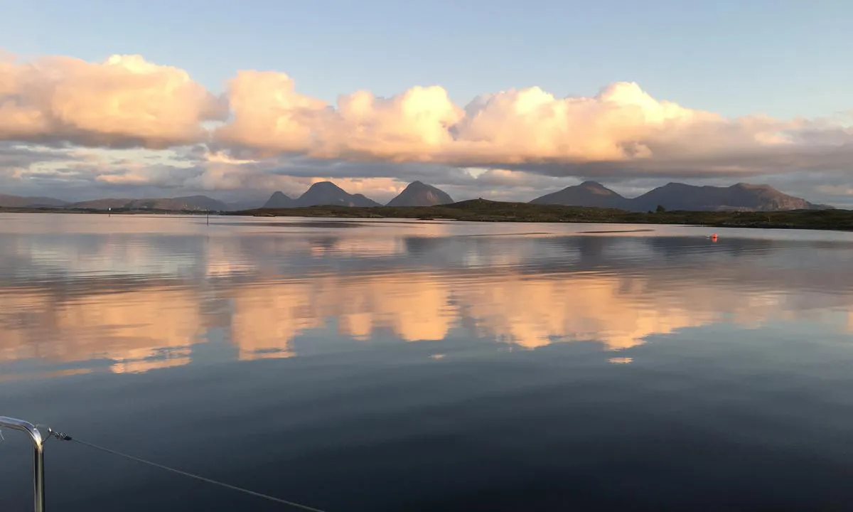 Straumen Gjestehavn - Smøla: Utsikt fra brygga mot sør.