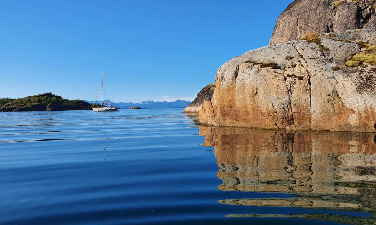 Straumhamn: Mange ankringsplasser med mulighet for landfortøyning. Blikk mot vest og Lofotveggen.