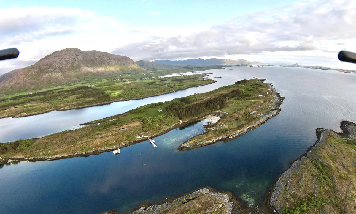 Strømøya: {"base": "en", "no": "Ser s\u00f8rvest mot Torghatten og Br\u00f8nn\u00f8ysund.", "se": "Ser sydv\u00e4st mot Torghatten och Br\u00f8nn\u00f8ysund.", "en": "Looking south-west to Torghattan and Bronnoysund.", "da": "Ser mod sydvest til Torghatten og Br\u00f8nn\u00f8ysund.", "fr": "En regardant vers le sud-ouest en direction de Torghattan et Bronnoysund.", "de": "S\u00fcdwestlich mit Blick auf Torghattan und Bronnoysund.", "es": "Mirando al suroeste hacia Torghattan y Bronnoysund.", "it": "Guardando a sud-ovest verso Torghattan e Bronnoysund.", "pt": "Olhando para sudoeste em dire\u00e7\u00e3o a Torghattan e Bronnoysund.", "nl": "Kijkend naar het zuidwesten naar Torghattan en Bronnoysund.", "pl": "Patrz\u0105c na po\u0142udniowy zach\u00f3d w kierunku Torghattan i Bronnoysund.", "uk": "\u0414\u0438\u0432\u0438\u043c\u043e\u0441\u044f \u043d\u0430 \u043f\u0456\u0432\u0434\u0435\u043d\u043d\u0438\u0439 \u0437\u0430\u0445\u0456\u0434 \u0443 \u043d\u0430\u043f\u0440\u044f\u043c\u043a\u0443 \u0422\u043e\u0440\u0445\u0435\u0442\u0442\u0435\u043d\u0430 \u0456 \u0411\u0440\u043e\u043d\u043d\u043e\u0439\u0441\u0443\u043d\u0434\u0430.", "ro": "Privind spre sud-vest c\u0103tre Torghattan \u0219i Bronnoysund.", "tr": "G\u00fcneybat\u0131ya Torghattan ve Bronnoysund'a bak\u0131\u015f.", "el": "\u039a\u03bf\u03b9\u03c4\u03ac\u03b6\u03bf\u03bd\u03c4\u03b1\u03c2 \u03bd\u03bf\u03c4\u03b9\u03bf\u03b4\u03c5\u03c4\u03b9\u03ba\u03ac \u03c0\u03c1\u03bf\u03c2 Torghattan \u03ba\u03b1\u03b9 Bronnoysund.", "cs": "V\u00fdhled na jihoz\u00e1pad k Torghattanu a Bronnoysundu.", "hu": "D\u00e9lnyugatra n\u00e9zve Torghattan \u00e9s Bronnoysund ir\u00e1ny\u00e1ba.", "fi": "Katsottuna lounaaseen kohti Torghattania ja Br\u00f8nn\u00f8ysundia.", "bg": "\u041f\u043e\u0433\u043b\u0435\u0434 \u043d\u0430 \u044e\u0433\u043e\u0437\u0430\u043f\u0430\u0434 \u043a\u044a\u043c \u0422\u043e\u0440\u0433\u0445\u0430\u0442\u044a\u043d \u0438 \u0411\u0440\u043e\u043d\u044c\u043e\u0439\u0441\u0443\u043d\u0434.", "sr": "Gledaju\u0107i jugozapadno ka Torghattanu i Bronnoysundu.", "et": "Vaade edela suunas Torghattanile ja Bronnoysundile.", "lv": "Skats uz dienvidrietumiem uz Torghattanu un Bronnoysundu.", "lt": "\u017dvelgiant \u012f pietvakarius link Torghattano ir Bronnoysundo."}