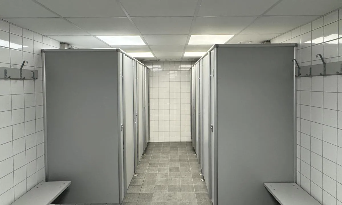 Strömstad - Södra hamnen: {"base": "en", "no": "Dusjene", "se": "Duscharna", "en": "The showers", "da": "Bruserne", "fr": "Les douches", "de": "Die Duschen", "es": "Las duchas", "it": "Le docce", "pt": "Os chuveiros", "nl": "De douches", "pl": "Prysznice", "uk": "\u0414\u0443\u0448\u043e\u0432\u0456", "ro": "Du\u0219urile", "tr": "Du\u015flar", "el": "\u03a4\u03b1 \u03bd\u03c4\u03bf\u03c5\u03c2", "cs": "Sprchy", "hu": "A zuhanyz\u00f3k", "fi": "Suihkut", "bg": "\u0414\u0443\u0448\u043e\u0432\u0435\u0442\u0435", "sr": "Tu\u0161evi", "et": "Du\u0161id", "lv": "Du\u0161as", "lt": "Du\u0161ai"}