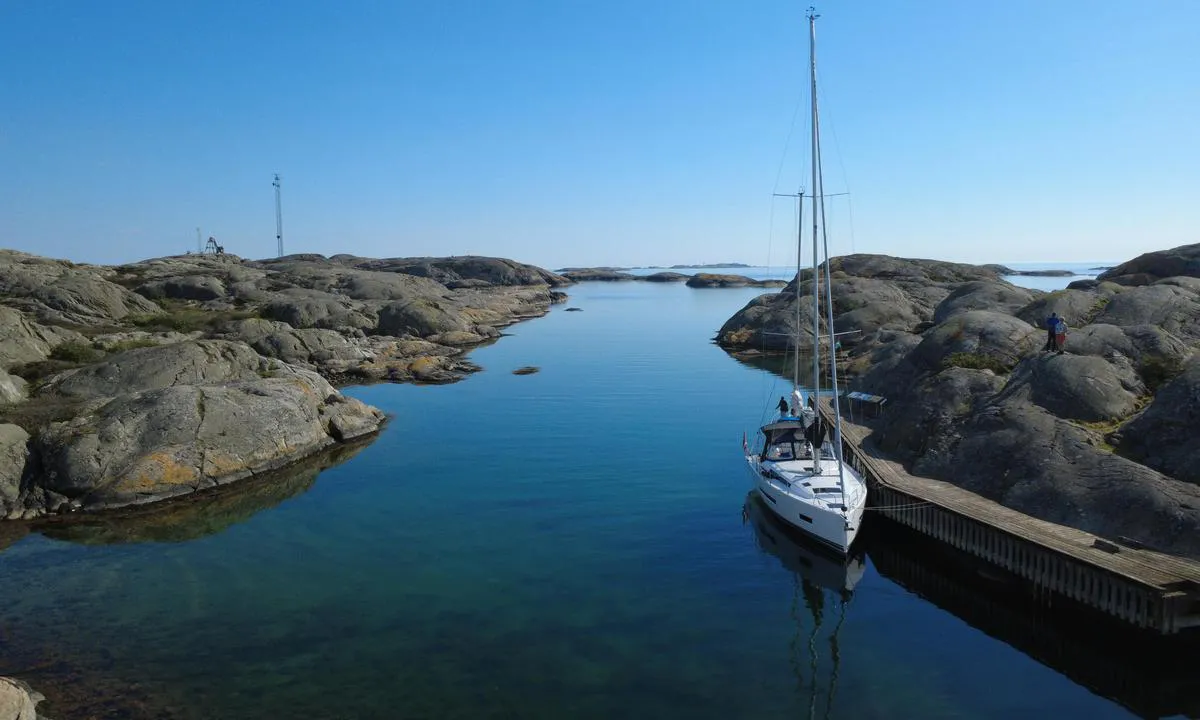 Strömsund - Väderöarna: {"base": "no", "no": "Str\u00f8msund sett s\u00f8rover. Skimter t\u00e5rnet for losutkikken n\u00e6r havna p\u00e5 Stor\u00f8 til venstre i bildet.", "se": "Str\u00f6msund sett s\u00f6derut. Skymtar tornet f\u00f6r lotsutkiken n\u00e4ra hamnen p\u00e5 Stor\u00f6 till v\u00e4nster i bilden.", "en": "Str\u00f8msund seen southwards. The tower for the pilot lookout near the harbour on Stor\u00f8 can be glimpsed on the left in the picture.", "da": "Str\u00f8msund set syd over. Skimter t\u00e5rnet for lodsudkikken n\u00e6r havnen p\u00e5 Stor\u00f8 til venstre i billedet.", "fr": "Vue de Str\u00f8msund vers le sud. On aper\u00e7oit la tour de guet des pilotes pr\u00e8s du port de Stor\u00f8 \u00e0 gauche de l'image.", "de": "Str\u00f8msund nach S\u00fcden gesehen. Man erkennt den Turm des Lotsenausgucks in der N\u00e4he des Hafens auf Stor\u00f8 links im Bild.", "es": "Str\u00f8msund visto hacia el sur. Se vislumbra la torre del puesto de observaci\u00f3n de los pr\u00e1cticos cerca del puerto en Stor\u00f8 a la izquierda de la imagen.", "it": "Str\u00f8msund visto verso sud. Si intravede la torre di avvistamento della pilotina vicino al porto di Stor\u00f8 sulla sinistra dell'immagine.", "pt": "Str\u00f8msund visto para o sul. Vislumbra-se a torre de vigia do pr\u00e1tico perto do porto em Stor\u00f8 \u00e0 esquerda da imagem.", "nl": "Str\u00f8msund gezien naar het zuiden. U ziet de toren voor de loodsuitkijkpost nabij de haven van Stor\u00f8 aan de linkerzijde van de afbeelding.", "pl": "Str\u00f8msund w kierunku po\u0142udniowym. Mo\u017cna dostrzec wie\u017c\u0119 posterunku pilota morskiego w pobli\u017cu portu na Stor\u00f8 po lewej stronie obrazu.", "uk": "\u041f\u0440\u043e\u0442\u043e\u043a\u0430 \u0421\u0442\u0440\u0451\u043c\u0441\u0443\u043d\u0434, \u0432\u0438\u0433\u043b\u044f\u0434 \u043d\u0430 \u043f\u0456\u0432\u0434\u0435\u043d\u044c. \u0412\u0438\u0434\u043d\u0456\u0454\u0442\u044c\u0441\u044f \u0432\u0435\u0436\u0430 \u0434\u043b\u044f \u043b\u043e\u0446\u043c\u0430\u043d\u0441\u044c\u043a\u043e\u0433\u043e \u0441\u043f\u043e\u0441\u0442\u0435\u0440\u0435\u0436\u0435\u043d\u043d\u044f \u0431\u0456\u043b\u044f \u0433\u0430\u0432\u0430\u043d\u0456 \u043d\u0430 \u043e\u0441\u0442\u0440\u043e\u0432\u0456 \u0421\u0442\u043e\u0440\u044c\u043e \u0437\u043b\u0456\u0432\u0430 \u043d\u0430 \u0437\u043e\u0431\u0440\u0430\u0436\u0435\u043d\u043d\u0456.", "ro": "Str\u00f8msund v\u0103zut spre sud. Se z\u0103re\u0219te turnul de observa\u021bie al pilotului l\u00e2ng\u0103 portul de pe Stor\u00f8 \u00een partea st\u00e2ng\u0103 a imaginii.", "tr": "Str\u00f8msund g\u00fcneye do\u011fru bak\u0131ld\u0131\u011f\u0131nda. Sol tarafta g\u00f6r\u00fcnt\u00fcdeki Stor\u00f8 liman\u0131na yak\u0131n rehberlik kulesini hafif\u00e7e g\u00f6rebilirsiniz.", "el": "\u0397 \u03b4\u03b9\u03ad\u03bb\u03b5\u03c5\u03c3\u03b7 \u03b1\u03c0\u03cc \u03c4\u03b7 \u03b4\u03b9\u03ce\u03c1\u03c5\u03b3\u03b1 \u03bd\u03bf\u03c4\u03af\u03c9\u03c2. \u0394\u03b9\u03b1\u03ba\u03c1\u03af\u03bd\u03b5\u03c4\u03b1\u03b9 \u03bf \u03c0\u03cd\u03c1\u03b3\u03bf\u03c2 \u03c4\u03bf\u03c5 \u03c0\u03bb\u03bf\u03b7\u03b3\u03b9\u03ba\u03bf\u03cd \u03c6\u03c5\u03bb\u03b1\u03ba\u03af\u03bf\u03c5 \u03ba\u03bf\u03bd\u03c4\u03ac \u03c3\u03c4\u03bf \u03bb\u03b9\u03bc\u03ac\u03bd\u03b9 \u03c3\u03c4\u03bf Stor\u00f8 \u03c3\u03c4\u03b1 \u03b1\u03c1\u03b9\u03c3\u03c4\u03b5\u03c1\u03ac \u03c4\u03b7\u03c2 \u03b5\u03b9\u03ba\u03cc\u03bd\u03b1\u03c2.", "cs": "Pohled na Str\u00f8msund sm\u011brem na jih. Na lev\u00e9 stran\u011b obr\u00e1zku je vid\u011bt v\u011b\u017e pro lodivody pobl\u00ed\u017e p\u0159\u00edstavu ve Stor\u00f8.", "hu": "Str\u00f8msund d\u00e9l fel\u00e9 n\u00e9zve. L\u00e1that\u00f3 az a torony, amely a Stor\u00f8-n\u00e1l l\u00e9v\u0151 kik\u00f6t\u0151 k\u00f6zel\u00e9ben tal\u00e1lhat\u00f3 lods betekint\u00e9s\u00e9re szolg\u00e1l, a k\u00e9p bal oldal\u00e1n.", "fi": "Str\u00f6msund etel\u00e4\u00e4n p\u00e4in katsottuna. N\u00e4kyviss\u00e4 luotsiaseman torni l\u00e4hell\u00e4 Stor\u00f8n satamaa kuvan vasemmalla puolella.", "bg": "\u0421\u0442\u0440\u044c\u043e\u043c\u0441\u0443\u043d\u0434 \u0433\u043b\u0435\u0434\u0430\u043d \u043d\u0430 \u044e\u0433. \u0412\u0438\u0436\u0434\u0430 \u0441\u0435 \u043a\u0443\u043b\u0430\u0442\u0430 \u0437\u0430 \u043d\u0430\u0432\u0438\u0433\u0430\u0446\u0438\u043e\u043d\u043d\u0430 \u0441\u0438\u0433\u043d\u0430\u043b\u0438\u0437\u0430\u0446\u0438\u044f \u0431\u043b\u0438\u0437\u043e \u0434\u043e \u043f\u0440\u0438\u0441\u0442\u0430\u043d\u0438\u0449\u0435\u0442\u043e \u043d\u0430 \u0421\u0442\u043e\u0440\u044c\u043e \u0432\u043b\u044f\u0432\u043e \u043d\u0430 \u0441\u043d\u0438\u043c\u043a\u0430\u0442\u0430.", "sr": "Str\u00f8msund gledan prema jugu. Nazire se toranj za pilota\u017eu u blizini luke na Stor\u00f8u, levo na slici.", "et": "Str\u00f8msund vaadatuna l\u00f5una suunas. Pildi vasakul pool paistab Stor\u00f8 sadama l\u00e4hedal lossi vaatetorn.", "lv": "Str\u0113msunda uz dienvidiem. T\u0101lum\u0101 redzams b\u0101ka losu nov\u0113ro\u0161anas tornis net\u0101lu no Storuostas, kreisaj\u0101 pus\u0113 att\u0113l\u0101.", "lt": "Str\u00f8msundas \u017ei\u016brint \u012f pietus. Matyti loc\u0161teininko bok\u0161tas netoli uosto Stor\u00f8 kair\u0117je paveiksliuko pus\u0117je."}