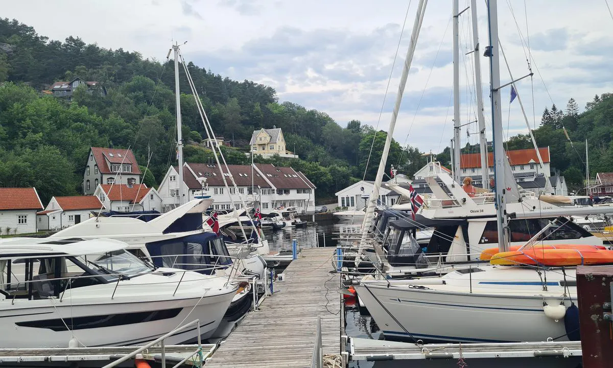 Strusshamn: {"base": "no", "no": "Det finnes gjesteplasser mellom utliggere til venstre ved b\u00e5tsenteret. Travel havn, fullt med b\u00e5ter og mye trafikk en mandag kveld.", "se": "Det finns g\u00e4stplatser mellan utliggare till v\u00e4nster vid b\u00e5tsenteret. Upptagen hamn, fullt med b\u00e5tar och mycket trafik en m\u00e5ndagskv\u00e4ll.", "en": "There are guest spots between the outlying piers to the left by the boat center. Busy harbor, full of boats and lots of traffic on a Monday evening.", "da": "Der findes g\u00e6stepladser mellem udliggere til venstre ved b\u00e5dcentret. Travl havn, fuld med b\u00e5de og meget trafik en mandag aften.", "fr": "Il y a des places pour les visiteurs entre les pontons \u00e0 gauche pr\u00e8s du centre nautique. Port occup\u00e9, plein de bateaux et beaucoup de trafic un lundi soir.", "de": "Es gibt G\u00e4steliegepl\u00e4tze zwischen den Auslegern links beim Bootszentrum. Belebter Hafen, voll mit Booten und viel Verkehr an einem Montagabend.", "es": "Hay espacios para visitantes entre los salientes a la izquierda junto al centro de barcos. Puerto concurrido, lleno de barcos y mucho tr\u00e1fico un lunes por la noche.", "it": "Ci sono posti per ospiti tra i bracci di attracco a sinistra presso il centro nautico. Porto trafficato, pieno di barche e molto traffico una sera di luned\u00ec.", "pt": "Existem vagas para visitantes entre os flutuadores \u00e0 esquerda do centro n\u00e1utico. Porto movimentado, cheio de barcos e muito tr\u00e1fego em uma noite de segunda-feira.", "nl": "Er zijn ligplaatsen tussen de drijvende stijgers aan de linkerkant bij het bootcentrum. Drukke haven, vol met boten en veel verkeer op een maandagavond.", "pl": "Istniej\u0105 miejsca dla go\u015bci mi\u0119dzy dalbami po lewej stronie przy centrum \u0142odzi. Ruchliwy port, pe\u0142no \u0142odzi i du\u017cy ruch w poniedzia\u0142kowy wiecz\u00f3r.", "uk": "\u0404 \u043c\u0456\u0441\u0446\u044f \u0434\u043b\u044f \u0433\u043e\u0441\u0442\u0435\u0439 \u043c\u0456\u0436 \u0443\u0442\u043b\u0456\u0491\u0433\u0435\u0440\u0435 \u043b\u0456\u0432\u043e\u0440\u0443\u0447 \u0431\u0456\u043b\u044f \u0447\u043e\u0432\u043d\u043e\u0432\u043e\u0433\u043e \u0446\u0435\u043d\u0442\u0440\u0443. \u0416\u0432\u0430\u0432\u0438\u0439 \u043f\u043e\u0440\u0442, \u043f\u043e\u0432\u043d\u0438\u0439 \u0447\u043e\u0432\u043d\u0456\u0432 \u0456 \u0431\u0430\u0433\u0430\u0442\u043e \u0440\u0443\u0445\u0443 \u0432 \u043f\u043e\u043d\u0435\u0434\u0456\u043b\u043a\u043e\u0432\u0438\u0439 \u0432\u0435\u0447\u0456\u0440.", "ro": "Exist\u0103 locuri de acostare pentru oaspe\u021bi \u00eentre parape\u021bi, pe partea st\u00e2ng\u0103, l\u00e2ng\u0103 centrul de b\u0103rci. Port aglomerat, plin de b\u0103rci \u0219i mult trafic \u00eentr-o sear\u0103 de luni.", "tr": "Sol merke form n\u00e5yisa \u27f9 birimlere ayarlad\u0131\u011f\u0131m tada konumland\u0131k b. \u015eikago'dan kapal \u00e7 s\u00e9lectionnas nassenji yete yuyerler kapal\u0131 s\u0131yaredense. Kalifani Cours d\u00f6nmeyi bir \u015fans\u0131n\u0131z sevmedim", "el": "\u03a5\u03c0\u03ac\u03c1\u03c7\u03bf\u03c5\u03bd \u03b8\u03ad\u03c3\u03b5\u03b9\u03c2 \u03c6\u03b9\u03bb\u03bf\u03be\u03b5\u03bd\u03af\u03b1\u03c2 \u03b1\u03bd\u03ac\u03bc\u03b5\u03c3\u03b1 \u03c3\u03c4\u03bf\u03c5\u03c2 \u03c0\u03c1\u03bf\u03c3\u03c4\u03b1\u03c4\u03b5\u03c5\u03c4\u03b9\u03ba\u03bf\u03cd\u03c2 \u03b2\u03c1\u03b1\u03c7\u03af\u03bf\u03bd\u03b5\u03c2 \u03c3\u03c4\u03b1 \u03b1\u03c1\u03b9\u03c3\u03c4\u03b5\u03c1\u03ac, \u03b4\u03af\u03c0\u03bb\u03b1 \u03c3\u03c4\u03bf \u03ba\u03ad\u03bd\u03c4\u03c1\u03bf \u03c3\u03ba\u03b1\u03c6\u03ce\u03bd. \u03a0\u03bf\u03bb\u03cd\u03b2\u03bf\u03c5\u03bd\u03bf \u03bb\u03b9\u03bc\u03ac\u03bd\u03b9, \u03b3\u03b5\u03bc\u03ac\u03c4\u03bf \u03bc\u03b5 \u03c3\u03ba\u03ac\u03c6\u03b7 \u03ba\u03b1\u03b9 \u03c0\u03bf\u03bb\u03bb\u03ae \u03ba\u03af\u03bd\u03b7\u03c3\u03b7 \u03ad\u03bd\u03b1 \u03b2\u03c1\u03ac\u03b4\u03c5 \u0394\u03b5\u03c5\u03c4\u03ad\u03c1\u03b1\u03c2.", "cs": "Nach\u00e1z\u00ed se zde m\u00edsta pro hosty mezi vn\u011bj\u0161\u00edmi moly vlevo od lodn\u00edho centra. Ru\u0161n\u00fd p\u0159\u00edstav, pln\u00fd lod\u00ed a s mnoha provozem v pond\u011bln\u00ed ve\u010der.", "hu": "Vend\u00e9ghelyek tal\u00e1lhat\u00f3k a cs\u00f3nakk\u00f6zpontt\u00f3l balra lev\u0151 kit\u00e9r\u0151k k\u00f6z\u00f6tt. Forgalmas kik\u00f6t\u0151, tele haj\u00f3kkal \u00e9s sok forgalommal egy h\u00e9tf\u0151i est\u00e9n.", "fi": "Vieraspaikkoja on veneiden v\u00e4liss\u00e4 vasemmalla venekeskuksen luona. Vilkas satama, t\u00e4ynn\u00e4 veneit\u00e4 ja paljon liikennett\u00e4 maanantai-iltana.", "bg": "\u0418\u043c\u0430 \u043c\u0435\u0441\u0442\u0430 \u0437\u0430 \u0433\u043e\u0441\u0442\u0438 \u043c\u0435\u0436\u0434\u0443 \u0431\u0443\u0439\u043e\u0432\u0435\u0442\u0435 \u0432\u043b\u044f\u0432\u043e \u043f\u0440\u0438 \u043b\u043e\u0434\u043a\u0435\u043d\u0438\u044f \u0446\u0435\u043d\u0442\u044a\u0440. \u0417\u0430\u0435\u0442\u043e \u043f\u0440\u0438\u0441\u0442\u0430\u043d\u0438\u0449\u0435, \u043f\u044a\u043b\u043d\u043e \u0441 \u043b\u043e\u0434\u043a\u0438 \u0438 \u043c\u043d\u043e\u0433\u043e \u0442\u0440\u0430\u0444\u0438\u043a \u0432 \u043f\u043e\u043d\u0435\u0434\u0435\u043b\u043d\u0438\u043a \u0432\u0435\u0447\u0435\u0440.", "sr": "\u0423 \u043b\u0443\u0446\u0438 \u0441\u0435 \u043d\u0430\u043b\u0430\u0437\u0435 \u0433\u043e\u0441\u0442\u0443\u0458\u0443\u045b\u0430 \u043c\u0435\u0441\u0442\u0430 \u0438\u0437\u043c\u0435\u0452\u0443 \u043f\u043e\u043d\u0442\u043e\u043d\u043e\u0432\u0430 \u043b\u0435\u0432\u043e \u043a\u043e\u0434 \u0446\u0435\u043d\u0442\u0440\u0430 \u0437\u0430 \u0447\u0430\u043c\u0446\u0435. \u041f\u0440\u043e\u043c\u0435\u0442\u043d\u0430 \u043b\u0443\u043a\u0430, \u043f\u0443\u043d\u043e \u0447\u0430\u043c\u0430\u0446\u0430 \u0438 \u0441\u0430\u043e\u0431\u0440\u0430\u045b\u0430\u0458\u0430 \u0443 \u043f\u043e\u043d\u0435\u0434\u0435\u0459\u0430\u043a \u0443\u0432\u0435\u0447\u0435.", "et": "Sadamas on paremal poolel k\u00fclastajate kohad paadisadama juures. Elav sadam, esmasp\u00e4eva \u00f5htul t\u00e4is paate ja palju liiklust.", "lv": "Starp laipu galiem pa kreisi pie laivu centra ir pieejamas viesu vietas. Aiz\u0146emta osta, pilna ar laiv\u0101m un daudz satiksmes pirmdienas vakar\u0101.", "lt": "Sve\u010di\u0173 vietos yra tarp pl\u016bdur\u0173 kair\u0117je prie laiv\u0173 centro. Judrus uostas, pilnas laiv\u0173 ir daug eismo pirmadienio vakar\u0105."}