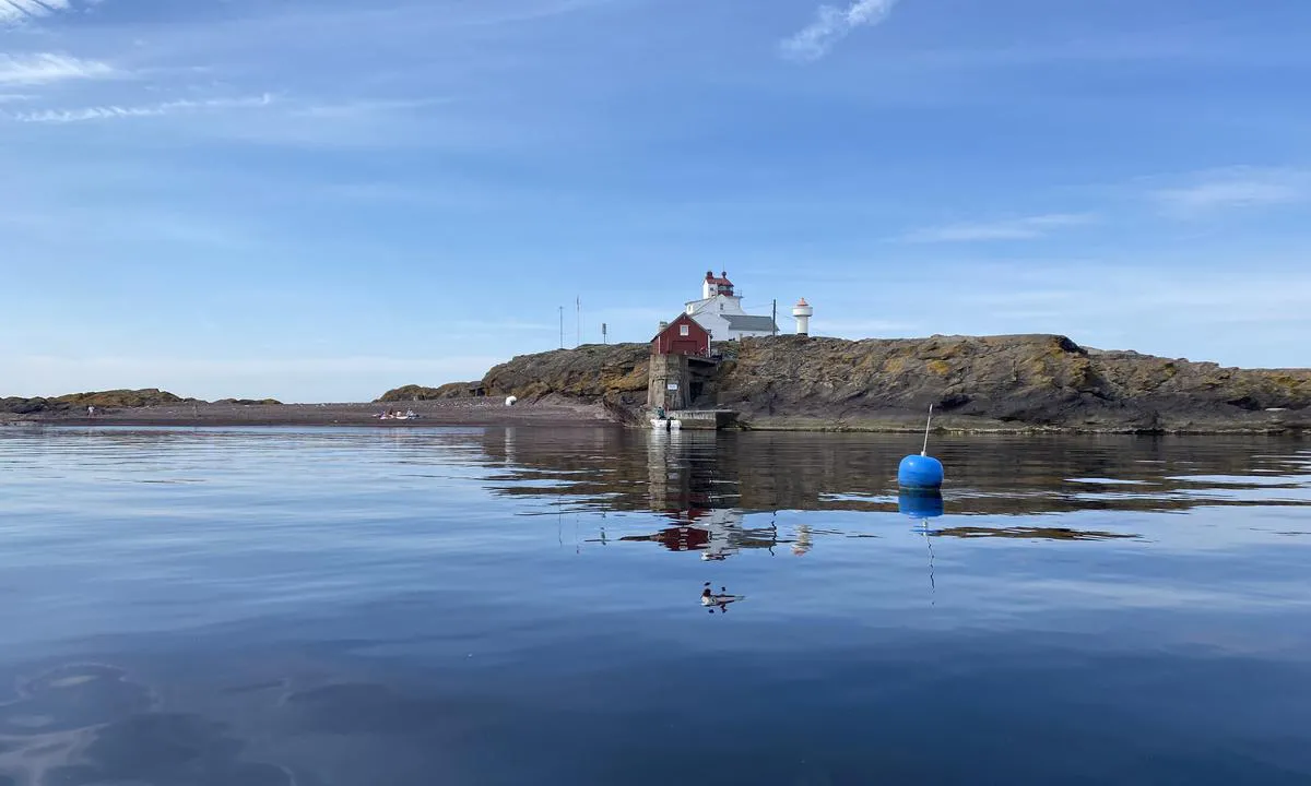 Ankringsplass på nordøst siden av Struten fyr. En blåbøye.