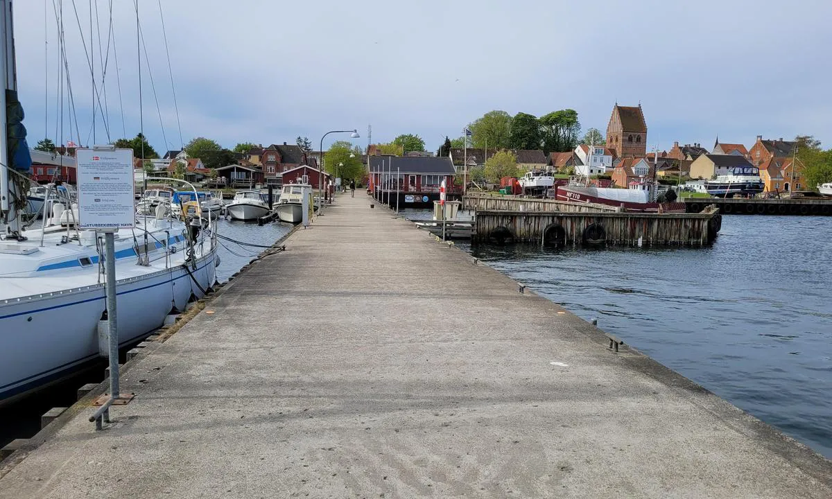 Stubbekøbing Erhvervs- og lystbådehavn: {"base": "de", "no": "Til venstre sm\u00e5b\u00e5thavn, til h\u00f8yre fiskerihavn. Brygge til havnekontoret.", "se": "Till v\u00e4nster fritidsb\u00e5thamn, till h\u00f6ger fiskarhamn. Brygga till hamnkontor.", "en": "Left: marina for leisure crafts, right: fishing port. Dock to the harbor office.", "da": "Venstre sportsb\u00e5dehavn, h\u00f8jre fiskerihavn. Bro til havnekontoret.", "fr": "\u00c0 gauche, port de plaisance, \u00e0 droite, port de p\u00eache. Ponton vers le bureau du port.", "de": "Links Sportboothafen, rechts Fischerhafen. Steg zum Hafenkontor.", "es": "A la izquierda, puerto deportivo; a la derecha, puerto de pescadores. Embarcadero hacia la oficina del puerto.", "it": "A sinistra il porto turistico, a destra il porto peschereccio. Pontile per l'ufficio del porto.", "pt": "\u00c0 esquerda, marina de desportos n\u00e1uticos, \u00e0 direita, porto pesqueiro. Cais para a capitania do porto.", "nl": "Links jachthaven, rechts vissershaven. Steiger naar het havenkantoor.", "pl": "Lewo przysta\u0144 sportowa, prawo przysta\u0144 rybacka. Pomost do biura portowego.", "uk": "\u0417\u043b\u0456\u0432\u0430 \u0441\u043f\u043e\u0440\u0442\u0438\u0432\u043d\u0430 \u0433\u0430\u0432\u0430\u043d\u044c, \u0441\u043f\u0440\u0430\u0432\u0430 \u0440\u0438\u0431\u0430\u043b\u044c\u0441\u044c\u043a\u0430 \u0433\u0430\u0432\u0430\u043d\u044c. \u041f\u0440\u0438\u0447\u0430\u043b \u0434\u043e \u043f\u043e\u0440\u0442\u043e\u0432\u043e\u0433\u043e \u043e\u0444\u0456\u0441\u0443.", "ro": "Pe st\u00e2nga portul de agrement, pe dreapta portul de pescuit. Ponton c\u0103tre cl\u0103direa de birouri a portului.", "tr": "Sol tarafta spor yat liman\u0131, sa\u011f tarafta bal\u0131k\u00e7\u0131 liman\u0131. Liman ofisine iskele.", "el": "\u0391\u03c1\u03b9\u03c3\u03c4\u03b5\u03c1\u03ac \u03b1\u03b8\u03bb\u03b7\u03c4\u03b9\u03ba\u03cc \u03bb\u03b9\u03bc\u03ac\u03bd\u03b9, \u03b4\u03b5\u03be\u03b9\u03ac \u03b1\u03bb\u03b9\u03b5\u03c5\u03c4\u03b9\u03ba\u03cc \u03bb\u03b9\u03bc\u03ac\u03bd\u03b9. \u03a0\u03c1\u03bf\u03b2\u03bb\u03ae\u03c4\u03b1 \u03b3\u03b9\u03b1 \u03c4\u03bf \u03b3\u03c1\u03b1\u03c6\u03b5\u03af\u03bf \u03c4\u03bf\u03c5 \u03bb\u03b9\u03bc\u03b1\u03bd\u03b9\u03bf\u03cd.", "cs": "Vlevo p\u0159\u00edstav pro sportovn\u00ed lod\u011b, vpravo ryb\u00e1\u0159sk\u00fd p\u0159\u00edstav. Molo k p\u0159\u00edstavn\u00ed kancel\u00e1\u0159i.", "hu": "Balra sportkik\u00f6t\u0151, jobbra hal\u00e1szkik\u00f6t\u0151. M\u00f3l\u00f3 a kik\u00f6t\u0151i hivatalhoz.", "fi": "Vasemmalla urheilusatama, oikealla kalasatama. Laituri satamakonttorille.", "bg": "\u041e\u0442\u043b\u044f\u0432\u043e - \u043f\u0440\u0438\u0441\u0442\u0430\u043d\u0438\u0449\u0435 \u0437\u0430 \u0441\u043f\u043e\u0440\u0442\u043d\u0438 \u043b\u043e\u0434\u043a\u0438, \u043e\u0442\u0434\u044f\u0441\u043d\u043e - \u0440\u0438\u0431\u0430\u0440\u0441\u043a\u043e \u043f\u0440\u0438\u0441\u0442\u0430\u043d\u0438\u0449\u0435. \u041a\u0435\u0439 \u0434\u043e \u043f\u0440\u0438\u0441\u0442\u0430\u043d\u0438\u0449\u043d\u0430\u0442\u0430 \u043a\u0430\u043d\u0442\u043e\u0440\u0430.", "sr": "\u041b\u0435\u0432\u043e \u0441\u043f\u043e\u0440\u0442\u0441\u043a\u0430 \u043b\u0443\u043a\u0430, \u0434\u0435\u0441\u043d\u043e \u0440\u0438\u0431\u0430\u0440\u0441\u043a\u0430 \u043b\u0443\u043a\u0430. \u041f\u043e\u043d\u0442\u043e\u043d\u0430 \u0434\u043e \u043b\u0443\u0447\u043a\u0435 \u043a\u0430\u043f\u0435\u0442\u0430\u043d\u0438\u0458\u0435.", "et": "Vasakul jahtklubi sadam, paremal kalasadam. Sild sadamakontorisse.", "lv": "Kreisaj\u0101 pus\u0113 jahtklubs, labaj\u0101 pus\u0113 zvejnieku osta. Laipa uz ostas p\u0101rvaldi.", "lt": "Kair\u0117je - sportini\u0173 laiv\u0173 uostas, de\u0161in\u0117je - \u017evej\u0173 uostas. Tiltelis \u012f uosto biur\u0105."}
