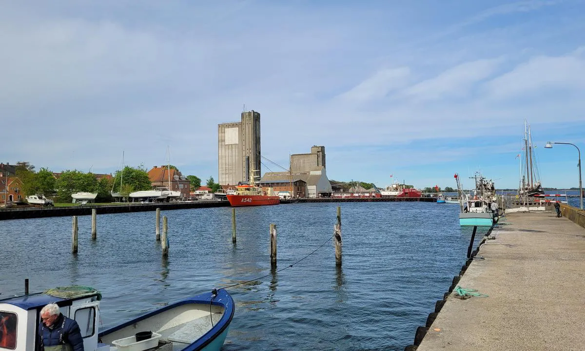 Stubbekøbing Erhvervs- og lystbådehavn: {"base": "de", "no": "Fiskerihavn.", "se": "Fiskehamn.", "en": "Fishing harbour.", "da": "Fiskerihavn.", "fr": "Port de p\u00eache.", "de": "Fischerhafen.", "es": "Puerto pesquero.", "it": "Porto dei pescatori.", "pt": "Porto de pesca.", "nl": "Vissershaven.", "pl": "Port rybacki.", "uk": "\u0420\u0438\u0431\u0430\u043b\u044c\u0441\u044c\u043a\u0430 \u0433\u0430\u0432\u0430\u043d\u044c.", "ro": "Port de pescuit.", "tr": "Bal\u0131k\u00e7\u0131 liman\u0131.", "el": "\u0391\u03bb\u03b9\u03b5\u03c5\u03c4\u03b9\u03ba\u03cc \u03bb\u03b9\u03bc\u03ac\u03bd\u03b9.", "cs": "Ryb\u00e1\u0159sk\u00fd p\u0159\u00edstav.", "hu": "Hal\u00e1szkik\u00f6t\u0151.", "fi": "Kalastajasatama.", "bg": "\u0420\u0438\u0431\u0430\u0440\u0441\u043a\u043e \u043f\u0440\u0438\u0441\u0442\u0430\u043d\u0438\u0449\u0435.", "sr": "\u0420\u0438\u0431\u0430\u0440\u0441\u043a\u0430 \u043b\u0443\u043a\u0430.", "et": "Kalurite sadam.", "lv": "Zvejnieku osta.", "lt": "\u017dvej\u0173 uostas."}