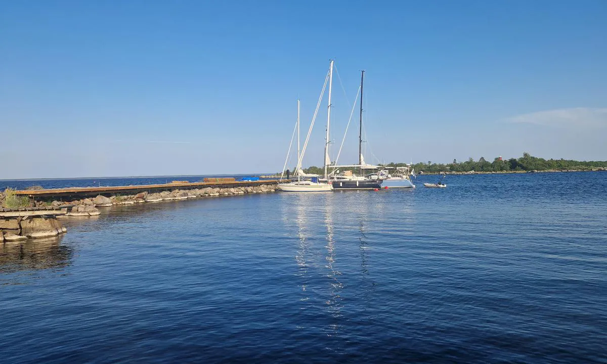 Stubben - Lillskäret: You moor with stern buoy on pontoon in one section and stern anchor on the inner section.
In July 2025 the pontoon was brand new and different from what you can see on charts and satellite photos. It was still under construction and aft mooring may evolve later.