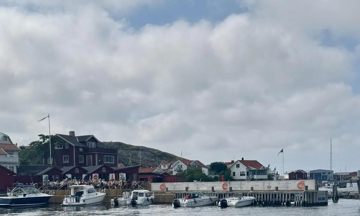 Styrsö - Tången: {"base": "no", "no": "Bilde av Bryggen markert i orange p\u00e5 forrige bilde. Se https://tangbaren.se/ for mer info.", "se": "Bild av Bryggen markerad i orange p\u00e5 f\u00f6reg\u00e5ende bild. Se https://tangbaren.se/ f\u00f6r mer info.", "en": "Image of the quay highlighted in orange in the previous picture. See https://tangbaren.se/ for more info.", "da": "Billede af Bryggen markeret i orange p\u00e5 forrige billede. Se https://tangbaren.se/ for mere info.", "fr": "Image du quai marqu\u00e9 en orange sur l\u2019image pr\u00e9c\u00e9dente. Voir https://tangbaren.se/ pour plus d'informations.", "de": "Bild von dem Kai, der im vorherigen Bild orange markiert ist. Siehe https://tangbaren.se/ f\u00fcr weitere Informationen.", "es": "Imagen del muelle marcado en naranja en la imagen anterior. Ve a https://tangbaren.se/ para m\u00e1s informaci\u00f3n.", "it": "Immagine del Molo segnato in arancione nella foto precedente. Vedi https://tangbaren.se/ per maggiori informazioni.", "pt": "Imagem do cais marcado em laranja na imagem anterior. Veja https://tangbaren.se/ para mais informa\u00e7\u00f5es.", "nl": "Afbeelding van de kade gemarkeerd in oranje op de vorige afbeelding. Zie https://tangbaren.se/ voor meer informatie.", "pl": "<p>Zdj\u0119cie Bryggen zaznaczone na pomara\u0144czowo na poprzednim zdj\u0119ciu. Zobacz <a href=\"https://tangbaren.se/\">https://tangbaren.se/</a> po wi\u0119cej informacji.</p>", "uk": "\u0417\u043e\u0431\u0440\u0430\u0436\u0435\u043d\u043d\u044f \u043f\u0440\u0438\u0447\u0430\u043b\u0443 \u0432\u0438\u0434\u0456\u043b\u0435\u043d\u043e \u043f\u043e\u043c\u0430\u0440\u0430\u043d\u0447\u0435\u0432\u0438\u043c \u043d\u0430 \u043f\u043e\u043f\u0435\u0440\u0435\u0434\u043d\u044c\u043e\u043c\u0443 \u0437\u043e\u0431\u0440\u0430\u0436\u0435\u043d\u043d\u0456. \u0414\u0438\u0432\u0456\u0442\u044c\u0441\u044f https://tangbaren.se/ \u0434\u043b\u044f \u0434\u043e\u0434\u0430\u0442\u043a\u043e\u0432\u043e\u0457 \u0456\u043d\u0444\u043e\u0440\u043c\u0430\u0446\u0456\u0457.", "ro": "Imagine cu cheiul marcat cu portocaliu \u00een imaginea anterioar\u0103. Vizita\u021bi https://tangbaren.se/ pentru mai multe informa\u021bii.", "tr": "Bryggen'in bir resmi, \u00f6nceki resimde turuncu ile i\u015faretlenmi\u015f. Daha fazla bilgi i\u00e7in https://tangbaren.se/ adresine bak\u0131n\u0131z.", "el": "\u0395\u03b9\u03ba\u03cc\u03bd\u03b1 \u03c4\u03bf\u03c5 \u03bb\u03b9\u03bc\u03b1\u03bd\u03b9\u03bf\u03cd \u03c3\u03b7\u03bc\u03b5\u03b9\u03c9\u03bc\u03ad\u03bd\u03bf\u03c5 \u03bc\u03b5 \u03c0\u03bf\u03c1\u03c4\u03bf\u03ba\u03b1\u03bb\u03af \u03c3\u03c4\u03bf \u03c0\u03c1\u03bf\u03b7\u03b3\u03bf\u03cd\u03bc\u03b5\u03bd\u03bf \u03b4\u03b9\u03ac\u03b3\u03c1\u03b1\u03bc\u03bc\u03b1. \u0394\u03b5\u03af\u03c4\u03b5 https://tangbaren.se/ \u03b3\u03b9\u03b1 \u03c0\u03b5\u03c1\u03b9\u03c3\u03c3\u03cc\u03c4\u03b5\u03c1\u03b5\u03c2 \u03c0\u03bb\u03b7\u03c1\u03bf\u03c6\u03bf\u03c1\u03af\u03b5\u03c2.", "cs": "Obr\u00e1zek p\u0159\u00edstavi\u0161t\u011b ozna\u010den\u00fd oran\u017eov\u011b na p\u0159edchoz\u00edm obr\u00e1zku. Dal\u0161\u00ed informace naleznete na https://tangbaren.se/.", "hu": "K\u00e9p a m\u00f3l\u00f3r\u00f3l narancss\u00e1rg\u00e1val jel\u00f6lve az el\u0151z\u0151 k\u00e9pen. Tov\u00e1bbi inform\u00e1ci\u00f3k\u00e9rt l\u00e1togasson el a https://tangbaren.se/ oldalra.", "fi": "Kuva Bryggenist\u00e4 merkitty oranssilla edellisess\u00e4 kuvassa. Katso https://tangbaren.se/ lis\u00e4tietoja.", "bg": "\u0418\u0437\u043e\u0431\u0440\u0430\u0436\u0435\u043d\u0438\u0435 \u043d\u0430 \u043f\u0440\u0438\u0441\u0442\u0430\u043d\u0438\u0449\u0435\u0442\u043e, \u043e\u0442\u0431\u0435\u043b\u044f\u0437\u0430\u043d\u043e \u0432 \u043e\u0440\u0430\u043d\u0436\u0435\u0432\u043e \u043d\u0430 \u043f\u0440\u0435\u0434\u0438\u0448\u043d\u043e\u0442\u043e \u0438\u0437\u043e\u0431\u0440\u0430\u0436\u0435\u043d\u0438\u0435. \u0412\u0438\u0436\u0442\u0435 https://tangbaren.se/ \u0437\u0430 \u043f\u043e\u0432\u0435\u0447\u0435 \u0438\u043d\u0444\u043e\u0440\u043c\u0430\u0446\u0438\u044f.", "sr": "\u0421\u043b\u0438\u043a\u0430 \u043e\u0434 \u043f\u0440\u0438\u0441\u0442\u0430\u043d\u0438\u0448\u0442\u0430 \u043e\u0437\u043d\u0430\u0447\u0435\u043do \u043d\u0430\u0440\u0430\u043d\u045f\u0430\u0441\u0442\u043e\u043c \u0431\u043e\u0458\u043e\u043c \u043d\u0430 \u043f\u0440\u0435\u0442\u0445\u043e\u0434\u043d\u043e\u0458 \u0441\u043b\u0438\u0446\u0438. \u041f\u043e\u0433\u043b\u0435\u0434\u0430\u0458\u0442\u0435 https://tangbaren.se/ \u0437\u0430 \u0432\u0438\u0448\u0435 \u0438\u043d\u0444\u043e\u0440\u043c\u0430\u0446\u0438\u0458\u0430.", "et": "Pilt Brygge'nist m\u00e4rgitud oran\u017eiga eelmisel pildil. Vaata https://tangbaren.se/ rohkem informatsiooni saamiseks.", "lv": "Att\u0113ls ar piest\u0101tni apz\u012bm\u0113tu oran\u017ei iepriek\u0161\u0113j\u0101 att\u0113l\u0101. Skatiet https://tangbaren.se/ lai ieg\u016btu vair\u0101k inform\u0101cijas.", "lt": "Vaizdas su prieplauka pa\u017eym\u0117tas oran\u017eine spalva ankstesniame paveiksl\u0117lyje. Daugiau informacijos rasite https://tangbaren.se/."}