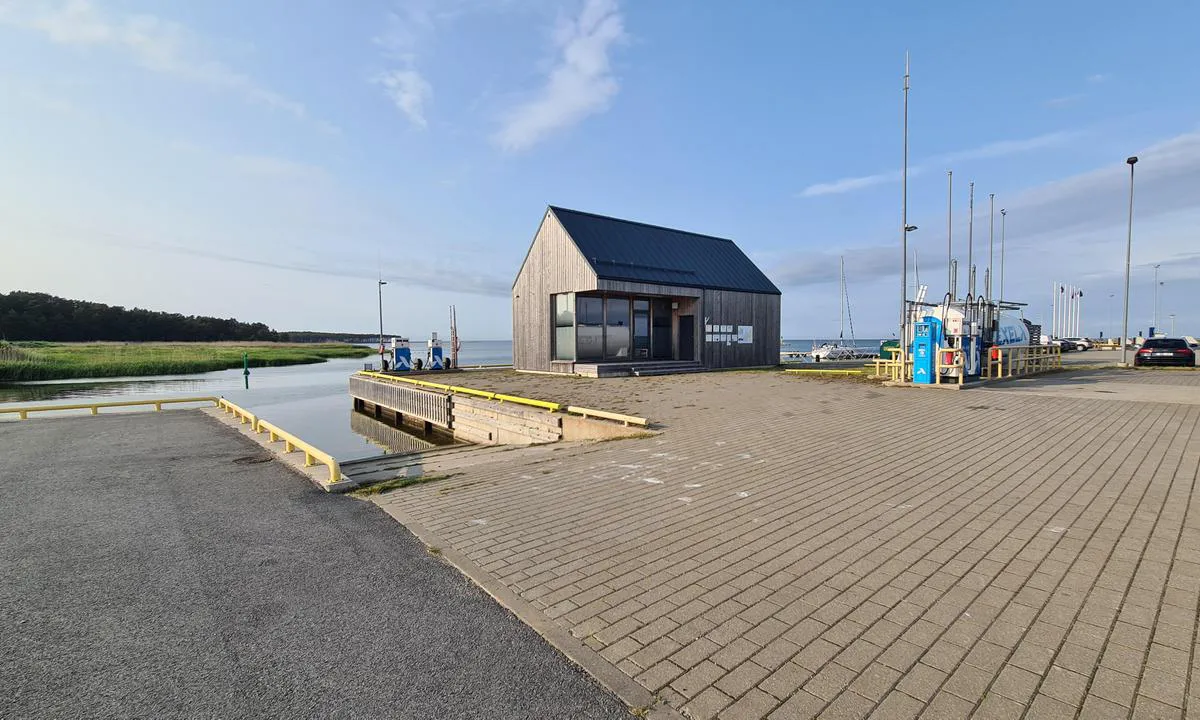 SUARU SADAM: {"base": "en", "no": "slipp og bensinstasjon", "se": "slip och bensinstation", "en": "slip and gas station", "da": "slip og tankstation", "fr": "glissi\u00e8re et station de carburant", "de": "Slipanlage und Tankstelle", "es": "rampa y estaci\u00f3n de combustible", "it": "scivolo e stazione di servizio", "pt": "rampa de lan\u00e7amento e posto de combust\u00edvel", "nl": "hellingbaan en tankstation", "pl": "po\u015blizg i stacja paliw", "uk": "\u043f\u0440\u0438\u0447\u0430\u043b \u0442\u0430 \u0437\u0430\u043f\u0440\u0430\u0432\u043d\u0430 \u0441\u0442\u0430\u043d\u0446\u0456\u044f", "ro": "ramp\u0103 de lansare \u0219i sta\u021bie de alimentare", "tr": "rampa ve akaryak\u0131t istasyonu", "el": "\u03b3\u03bb\u03cd\u03c3\u03c4\u03c1\u03b1 \u03ba\u03b1\u03b9 \u03b2\u03b5\u03bd\u03b6\u03b9\u03bd\u03ac\u03b4\u03b9\u03ba\u03bf", "cs": "skluz a \u010derpac\u00ed stanice", "hu": "kik\u00f6t\u0151r\u00e1mpa \u00e9s benzink\u00fat", "fi": "liuku ja kaasuasema", "bg": "\u0441\u043a\u0438\u043f \u0438 \u0433\u0430\u0437 \u0441\u0442\u0430\u043d\u0446\u0438\u044f", "sr": "\u0441\u0442\u0435\u043f\u0435\u043d\u0438\u0448\u0442\u0435 \u0437\u0430 \u0441\u043f\u0443\u0448\u0442\u0430\u045a\u0435 \u043f\u043b\u043e\u0432\u0438\u043b\u0430 \u0438 \u0431\u0435\u043d\u0437\u0438\u043d\u0441\u043a\u0430 \u0441\u0442\u0430\u043d\u0438\u0446\u0430", "et": "slipp ja tankla", "lv": "slipce\u013c\u0161 un degvielas uzpildes stacija", "lt": "slip ir degal\u0173 stotis"}