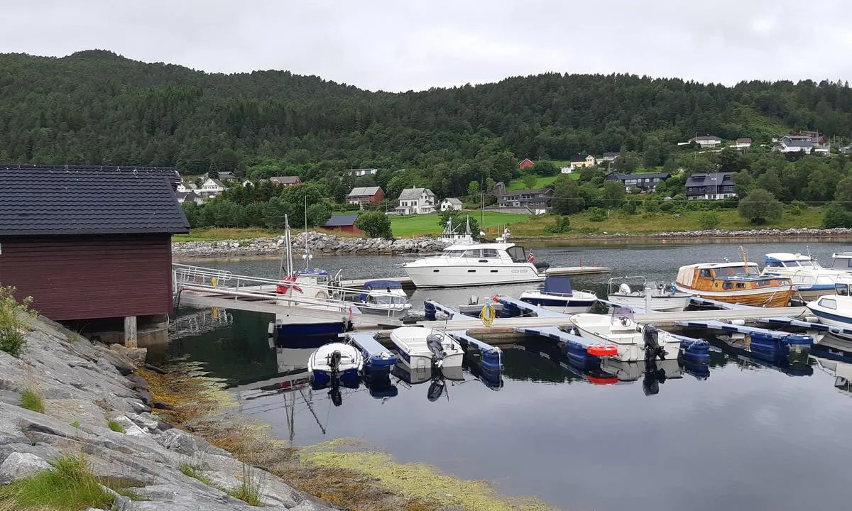 Sunde og Solevåg Småbåthavn: Gjestebrygge ytterst i båthavnen.