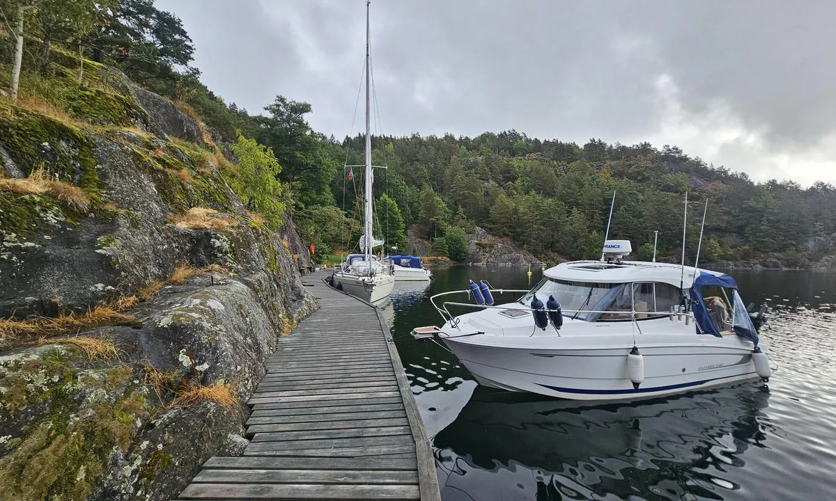 Sundholmene: {"base": "no", "no": "Fint bryggeanlegg", "se": "Fin brygganl\u00e4ggning", "en": "Nice dock facility", "da": "Fint broanl\u00e6g", "fr": "Beau syst\u00e8me de quai", "de": "Sch\u00f6nes Hafenanlagen", "es": "Bonitas instalaciones de muelle", "it": "Bel bel molo", "pt": "Belo cais", "nl": "Mooi aanlegsteiger", "pl": "\u0141adna infrastruktura nabrze\u017ca", "uk": "\u0413\u0430\u0440\u043d\u0430 \u043f\u0440\u0438\u0447\u0430\u043b\u044c\u043d\u0430 \u0441\u043f\u043e\u0440\u0443\u0434\u0430", "ro": "Facilit\u0103\u021bi frumoase de debarcare", "tr": "G\u00fczel bir iskele tesisi", "el": "\u03a9\u03c1\u03b1\u03af\u03b5\u03c2 \u03b5\u03b3\u03ba\u03b1\u03c4\u03b1\u03c3\u03c4\u03ac\u03c3\u03b5\u03b9\u03c2 \u03b1\u03c0\u03bf\u03b2\u03ac\u03b8\u03c1\u03b1\u03c2", "cs": "P\u011bkn\u00e9 p\u0159\u00edstavi\u0161t\u011b", "hu": "Sz\u00e9p kik\u00f6t\u0151 \u00e9p\u00edtm\u00e9ny", "fi": "Hieno laiturij\u00e4rjestelm\u00e4", "bg": "\u0425\u0443\u0431\u0430\u0432\u0430 \u043f\u0440\u0438\u0441\u0442\u0430\u043d\u0438\u0449\u043d\u0430 \u043a\u043e\u043d\u0441\u0442\u0440\u0443\u043a\u0446\u0438\u044f", "sr": "\u041b\u0435\u043f\u043e \u043f\u0440\u0438\u0441\u0442\u0430\u043d\u0438\u0448\u0442\u0435", "et": "Hea kai rajatis", "lv": "Laba piest\u0101tne", "lt": "Puikus prieplaukos \u012frenginys"}