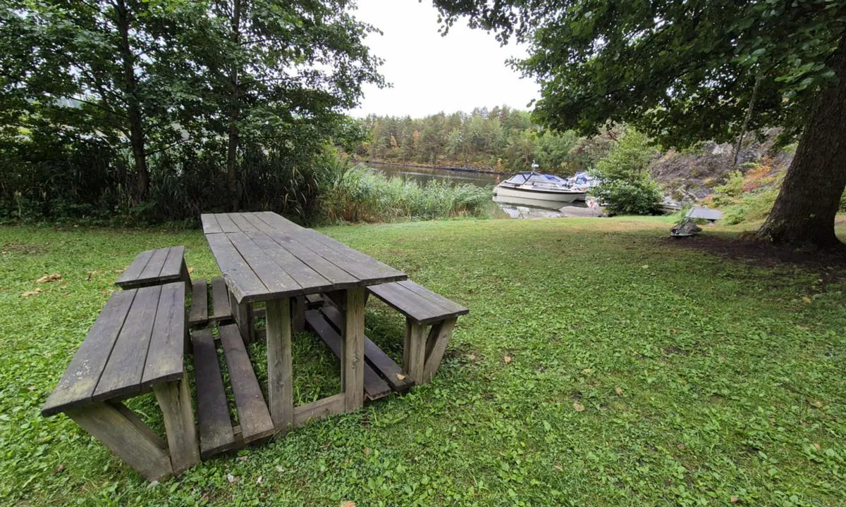 Sundholmene: {"base": "no", "no": "Gresslette med flere benker.", "se": "Gr\u00e4splan med flera b\u00e4nkar.", "en": "Grass area with several benches.", "da": "Gr\u00e6spl\u00e6ne med flere b\u00e6nke.", "fr": "Pelouse avec plusieurs bancs.", "de": "Grasfl\u00e4che mit mehreren B\u00e4nken.", "es": "Zona de c\u00e9sped con varios bancos.", "it": "Prato con diverse panchine.", "pt": "Gramado com v\u00e1rios bancos.", "nl": "Grasveld met meerdere banken.", "pl": "Trawnik z kilkoma \u0142awkami.", "uk": "\u0422\u0440\u0430\u0432\u0430 \u0437 \u043a\u0456\u043b\u044c\u043a\u043e\u043c\u0430 \u043b\u0430\u0432\u043a\u0430\u043c\u0438.", "ro": "<p>Zona cu iarb\u0103 cu mai multe b\u0103nci.</p>", "tr": "\u00c7imenlik alan, bir\u00e7ok banka sahip.", "el": "\u039b\u03b9\u03b2\u03ac\u03b4\u03b9 \u03bc\u03b5 \u03c0\u03bf\u03bb\u03bb\u03ac \u03c0\u03b1\u03b3\u03ba\u03ac\u03ba\u03b9\u03b1.", "cs": "Travnat\u00e1 plocha s n\u011bkolika lavi\u010dkami.", "hu": "F\u00fcves ter\u00fclet t\u00f6bb paddal.", "fi": "Nurmi, jossa on useita penkkej\u00e4.", "bg": "\u0422\u0440\u0435\u0432\u043d\u0430 \u043f\u043b\u043e\u0449 \u0441 \u043d\u044f\u043a\u043e\u043b\u043a\u043e \u043f\u0435\u0439\u043a\u0438.", "sr": "\u0422\u0440\u0430\u0432\u043d\u0430\u0442\u0430 \u043f\u043e\u0432\u0440\u0448\u0438\u043d\u0430 \u0441\u0430 \u0432\u0438\u0448\u0435 \u043a\u043b\u0443\u043f\u0430.", "et": "Muruplats mitmete pinkidega.", "lv": "Z\u0101liena laukums ar vair\u0101kiem soli\u0146iem.", "lt": "\u017dolynas su keliais suolais."}