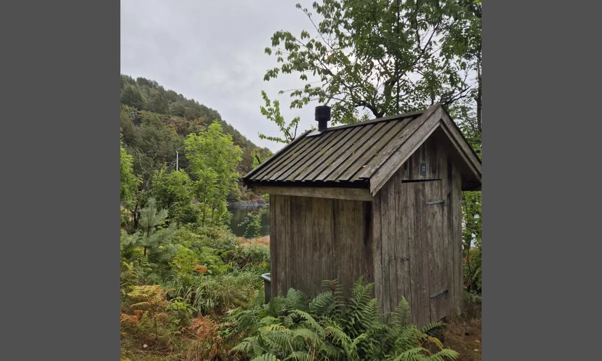 Sundholmene: {"base": "no", "no": "Utedo, sti til venstre opp bakken (bl\u00e5tt merke) ved benkene", "se": "Utedass, stig till v\u00e4nster uppf\u00f6r backen (bl\u00e5tt m\u00e4rke) vid b\u00e4nkarna", "en": "Outhouse, trail to the left up the hill (blue marker) by the benches", "da": "Ude-toilet, sti til venstre op ad bakken (bl\u00e5t m\u00e6rke) ved b\u00e6nkene", "fr": "Toilettes ext\u00e9rieures, sentier vers la gauche en montant la colline (marque bleue) pr\u00e8s des bancs", "de": "Plumpsklo, Weg nach links den H\u00fcgel hinauf (blaues Markierung) bei den B\u00e4nken", "es": "Ba\u00f1o exterior, sendero a la izquierda colina arriba (marca azul) junto a los bancos", "it": "Bagno esterno, sentiero a sinistra su per la collina (segnale blu) presso le panchine", "pt": "Sanit\u00e1rio, trilha \u00e0 esquerda subindo a colina (marca azul) perto dos bancos", "nl": "Buitentoilet, pad naar links de heuvel op (blauwe markering) bij de banken", "pl": "Toaleta na \u015bwie\u017cym powietrzu, \u015bcie\u017cka w lewo pod g\u00f3r\u0119 (niebieski znak) przy \u0142awkach", "uk": "\u0422\u0443\u0430\u043b\u0435\u0442 \u043d\u0430 \u0432\u0443\u043b\u0438\u0446\u0456, \u0441\u0442\u0435\u0436\u043a\u0430 \u043b\u0456\u0432\u043e\u0440\u0443\u0447 \u0432\u0433\u043e\u0440\u0443 \u043d\u0430 \u043f\u0430\u0433\u043e\u0440\u0431 (\u0441\u0438\u043d\u044f \u043c\u0456\u0442\u043a\u0430) \u0431\u0456\u043b\u044f \u043b\u0430\u0432\u043e\u043a", "ro": "Toalet\u0103 \u00een aer liber, poteca la st\u00e2nga \u00een susul dealului (marcaj albastru) l\u00e2ng\u0103 b\u0103nci", "tr": "A\u00e7\u0131k hava tuvaleti, banklar\u0131n yan\u0131nda soldaki patikadan yukar\u0131 (mavi i\u015faret)", "el": "\u0395\u03be\u03c9\u03c4\u03b5\u03c1\u03b9\u03ba\u03ae \u03c4\u03bf\u03c5\u03b1\u03bb\u03ad\u03c4\u03b1, \u03bc\u03bf\u03bd\u03bf\u03c0\u03ac\u03c4\u03b9 \u03c0\u03c1\u03bf\u03c2 \u03c4\u03b1 \u03b1\u03c1\u03b9\u03c3\u03c4\u03b5\u03c1\u03ac \u03b5\u03c0\u03ac\u03bd\u03c9 \u03c3\u03c4\u03bf\u03bd \u03bb\u03cc\u03c6\u03bf (\u03bc\u03c0\u03bb\u03b5 \u03c3\u03ae\u03bc\u03b1) \u03ba\u03bf\u03bd\u03c4\u03ac \u03c3\u03c4\u03bf\u03c5\u03c2 \u03c0\u03ac\u03b3\u03ba\u03bf\u03c5\u03c2", "cs": "Venku, stezka vlevo nahoru po svahu (modr\u00e1 zna\u010dka) u lavi\u010dek", "hu": "K\u00fcls\u0151 WC, \u00f6sv\u00e9ny balra fel a dombon (k\u00e9k jelz\u00e9s) a padokn\u00e1l", "fi": "Ulkovuorok\u00e4ym\u00e4l\u00e4, polku vasemmalle yl\u00f6s m\u00e4ke\u00e4 (sininen merkki) penkkien luona", "bg": "\u0412\u044a\u043d\u0448\u043d\u0430 \u0442\u043e\u0430\u043b\u0435\u0442\u043d\u0430, \u043f\u044a\u0442\u0435\u043a\u0430 \u043d\u0430\u043b\u044f\u0432\u043e \u043d\u0430\u0433\u043e\u0440\u0435 \u043f\u043e \u0441\u043a\u043b\u043e\u043d\u0430 (\u0441\u0438\u043d\u044f \u043c\u0430\u0440\u043a\u0438\u0440\u043e\u0432\u043a\u0430) \u043f\u0440\u0438 \u043f\u0435\u0439\u043a\u0438\u0442\u0435", "sr": "\u041f\u043e\u043b\u0443\u0442\u043e\u0430\u043b\u0435\u0442, \u0441\u0442\u0438\u045b\u0438 \u043b\u0435\u0432\u043e \u0443\u0437 \u0431\u0440\u0434\u043e (\u043f\u043b\u0430\u0432\u0430 \u043e\u0437\u043d\u0430\u043a\u0430) \u043a\u043e\u0434 \u043a\u043b\u0443\u043f\u0430", "et": "V\u00e4lik\u00e4imla, rada vasakule \u00fcles m\u00e4kke (sinine m\u00e4rk) pinkide juures", "lv": "\u0100ra tualete, ce\u013c\u0161 pa kreisi aug\u0161up pa kalnu (zila z\u012bme) pie soliem", "lt": "Lauko tualetas, takelis \u012f kair\u0119 \u012f kaln\u0105 (m\u0117lynas \u017eenklas) prie suoliuk\u0173"}