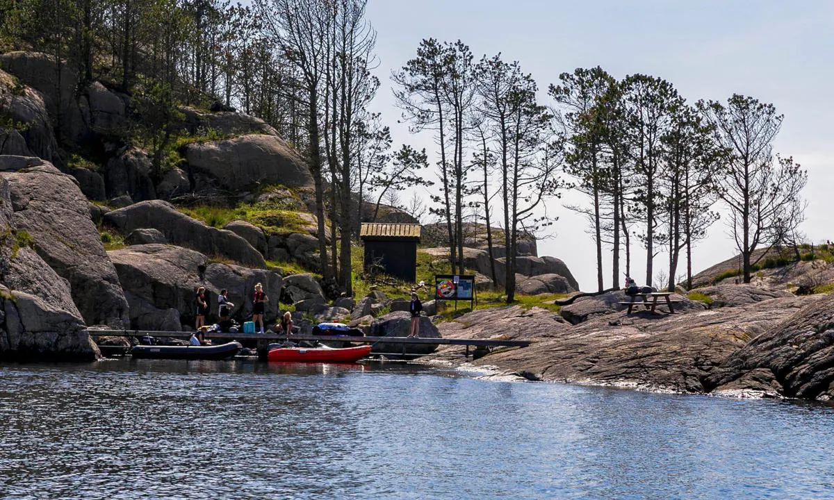 Sundskabsholmen: Motorbåter kan gå inn til kai. OBS grunne på vestsiden. Bruk dregg og baug mot kai.