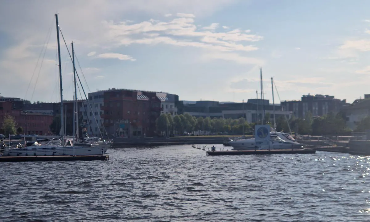 Sundsvalls Gästhamn: {"base": "en", "no": "Inngangen er dyp og lett. Gjeste bryggen ligger til styrbord. Drivstoff (med marine diesel) ligger omtrent 200m til babord.", "se": "Inloppet \u00e4r djupt och enkelt. G\u00e4stpontonen ligger p\u00e5 styrbord. Br\u00e4nsle (med diesel marine) ligger cirka 200m p\u00e5 babord.", "en": "Entrance is deep and easy. The guest pontoon is located on starboard.\r\nFuel (with diesel marine) is located about 200m on port.", "da": "Indsejlingen er dyb og nem. G\u00e6ste pontonen ligger til styrbord. Br\u00e6ndstof (med marine diesel) ligger cirka 200m til bagbord.", "fr": "L'entr\u00e9e est profonde et facile. Le ponton pour les invit\u00e9s est situ\u00e9 \u00e0 tribord.<br />Le carburant (avec du diesel marin) est situ\u00e9 \u00e0 environ 200m \u00e0 b\u00e2bord.", "de": "Der Eingang ist tief und einfach. Der G\u00e4steponton befindet sich an Steuerbord.<br>Der Kraftstoff (mit Marinediesel) befindet sich etwa 200m an Backbord.", "es": "La entrada es profunda y f\u00e1cil. El pont\u00f3n de invitados est\u00e1 ubicado a estribor. El combustible (con di\u00e9sel marino) est\u00e1 situado a unos 200m a babor.", "it": "L'entrata \u00e8 profonda e facile. Il pontile per gli ospiti si trova a dritta.<br>Il carburante (con diesel marino) si trova a circa 200m a sinistra.", "pt": "A entrada \u00e9 profunda e f\u00e1cil. O pont\u00e3o de h\u00f3spedes est\u00e1 localizado a bombordo. <br /> O combust\u00edvel (com \u00f3leo diesel marinho) est\u00e1 localizado a cerca de 200m a estibordo.", "nl": "De ingang is diep en eenvoudig. Het gastponton bevindt zich aan stuurboord. Brandstof (met mariene diesel) bevindt zich ongeveer 200m aan bakboord.", "pl": "Wej\u015bcie jest g\u0142\u0119bokie i \u0142atwe. P\u0142ywaj\u0105cy pomost dla go\u015bci znajduje si\u0119 po prawej burcie.<br> Paliwo (diesel morski) znajduje si\u0119 oko\u0142o 200m po lewej burcie.", "uk": "\u0412\u0445\u0456\u0434 \u0433\u043b\u0438\u0431\u043e\u043a\u0438\u0439 \u0456 \u043b\u0435\u0433\u043a\u0438\u0439. \u0413\u043e\u0441\u0442\u044c\u043e\u0432\u0438\u0439 \u043f\u043e\u043d\u0442\u043e\u043d \u0440\u043e\u0437\u0442\u0430\u0448\u043e\u0432\u0430\u043d\u0438\u0439 \u043d\u0430 \u043f\u0440\u0430\u0432\u043e\u043c\u0443 \u0431\u043e\u0440\u0442\u0443. \u041f\u0430\u043b\u0438\u0432\u043e (\u0437 \u0434\u0438\u0437\u0435\u043b\u044c\u043d\u0438\u043c \u043f\u0430\u043b\u044c\u043d\u0438\u043c) \u0437\u043d\u0430\u0445\u043e\u0434\u0438\u0442\u044c\u0441\u044f \u043f\u0440\u0438\u0431\u043b\u0438\u0437\u043d\u043e \u0437\u0430 200 \u043c \u043d\u0430 \u043b\u0456\u0432\u043e\u043c\u0443 \u0431\u043e\u0440\u0442\u0443.", "ro": "Intrarea este ad\u00e2nc\u0103 \u0219i u\u0219oar\u0103. Puntea pentru oaspe\u021bi este situat\u0103 pe tribord. Combustibilul (motorin\u0103 marin\u0103) se afl\u0103 la aproximativ 200m pe babord.", "tr": "Giri\u015f derin ve kolayd\u0131r. Misafir pontonu sancak taraf\u0131nda yer almaktad\u0131r. Yak\u0131t (deniz dizeli ile) iskele taraf\u0131nda yakla\u015f\u0131k 200m mesafededir.", "el": "\u0397 \u03b5\u03af\u03c3\u03bf\u03b4\u03bf\u03c2 \u03b5\u03af\u03bd\u03b1\u03b9 \u03b2\u03b1\u03b8\u03b9\u03ac \u03ba\u03b1\u03b9 \u03b5\u03cd\u03ba\u03bf\u03bb\u03b7. \u0397 \u03c0\u03c1\u03bf\u03b2\u03bb\u03ae\u03c4\u03b1 \u03b5\u03c0\u03b9\u03c3\u03ba\u03b5\u03c0\u03c4\u03ce\u03bd \u03b2\u03c1\u03af\u03c3\u03ba\u03b5\u03c4\u03b1\u03b9 \u03c3\u03c4\u03b1 \u03b4\u03b5\u03be\u03b9\u03ac. \u03a4\u03bf \u03ba\u03b1\u03cd\u03c3\u03b9\u03bc\u03bf (\u03bc\u03b5 \u03c0\u03b5\u03c4\u03c1\u03ad\u03bb\u03b1\u03b9\u03bf \u03b8\u03b1\u03bb\u03ac\u03c3\u03c3\u03b7\u03c2) \u03b2\u03c1\u03af\u03c3\u03ba\u03b5\u03c4\u03b1\u03b9 \u03c0\u03b5\u03c1\u03af\u03c0\u03bf\u03c5 200\u03bc \u03c3\u03c4\u03b1 \u03b1\u03c1\u03b9\u03c3\u03c4\u03b5\u03c1\u03ac.", "cs": "Vjezd je hlubok\u00fd a snadn\u00fd. N\u00e1v\u0161t\u011bvnick\u00e9 molo je um\u00edst\u011bno na pravoboku. Palivo (s n\u00e1mo\u0159n\u00ed naftou) se nach\u00e1z\u00ed asi 200 m na levoboku.", "hu": "A bej\u00e1rat m\u00e9ly \u00e9s k\u00f6nny\u0171. A vend\u00e9g ponton a jobb oldalon tal\u00e1lhat\u00f3.<br> \u00dczemanyag (d\u00edzel haj\u00f3val) k\u00f6r\u00fclbel\u00fcl 200 m\u00e9terre bal oldalon tal\u00e1lhat\u00f3.", "fi": "<p> Sis\u00e4\u00e4nk\u00e4ynti on syv\u00e4 ja helppo. Vieraslaituri sijaitsee oikealla puolella. </p> <p> Polttoaine (meridieselill\u00e4) sijaitsee noin 200 metrin p\u00e4\u00e4ss\u00e4 vasemmalla. </p>", "bg": "\u0412\u0445\u043e\u0434\u044a\u0442 \u0435 \u0434\u044a\u043b\u0431\u043e\u043a \u0438 \u043b\u0435\u0441\u0435\u043d. \u041f\u043e\u043d\u0442\u043e\u043d\u0430 \u0437\u0430 \u0433\u043e\u0441\u0442\u0438 \u0441\u0435 \u043d\u0430\u043c\u0438\u0440\u0430 \u043d\u0430 \u0434\u0435\u0441\u0435\u043d \u0431\u043e\u0440\u0434. <br>\u0413\u043e\u0440\u0438\u0432\u043e\u0442\u043e (\u0441 \u043c\u043e\u0440\u0441\u043a\u0438 \u0434\u0438\u0437\u0435\u043b) \u0441\u0435 \u043d\u0430\u043c\u0438\u0440\u0430 \u043d\u0430 \u043e\u043a\u043e\u043b\u043e 200\u043c \u043d\u0430 \u043b\u044f\u0432 \u0431\u043e\u0440\u0434.", "sr": "Ulaz je dubok i lak. Gostinski ponton se nalazi s desne strane. Gorivo (sa dizelom za marine) se nalazi oko 200m sa leve strane.", "et": "Sisenemine on s\u00fcgav ja lihtne. K\u00fclaliste pontoon asub t\u00fc\u00fcrpoordis. K\u00fctus (diiselmootorite jaoks) asub umbes 200 m pakpoordis.", "lv": "Ieeja ir dzi\u013ca un \u0113rta. Viesu pontons atrodas labaj\u0101 bort\u0101. Degviela (ar d\u012bze\u013cdegvielu) atrodas apm\u0113ram 200m pa kreiso bortu.", "lt": "\u012e\u0117jimas yra gilus ir lengvas. Sve\u010di\u0173 pontonas yra de\u0161iniajame borte. Kuras (yra dyzelino marina) yra apie 200 m kairiajame borte."}