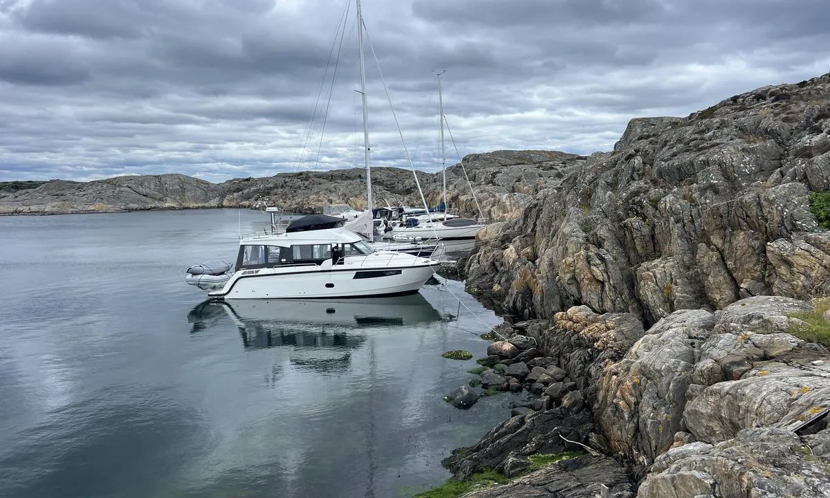 Sunna holme: {"base": "no", "no": "Vi l\u00e5 her i vind fra nord\u00f8st ca 10 m/s med noe mer i kastene. Da var det en fin havn. Det er litt steiner i vannet n\u00e6r land enkelte steder, s\u00e5 g\u00e5 forsiktig inn. Det er noen bolter ved land men ikke mange og litt vanskelig \u00e5 se de. Fjellet er taggete s\u00e5 man kan feste rett i fjellet eller steiner flere steder. Ellers stor vik som er fint n\u00e5r det bl\u00e5ser mye s\u00e5 man kan man\u00f8vrere med god plass som jeg trengte i dag. Drev av kraftig 10 meter fra land", "se": "Vi l\u00e5g h\u00e4r i vind fr\u00e5n nordost ca 10 m/s med n\u00e5got mer i byarna. D\u00e5 var det en fin hamn. Det \u00e4r lite stenar i vattnet n\u00e4ra land p\u00e5 vissa st\u00e4llen, s\u00e5 g\u00e5 f\u00f6rsiktigt in. Det finns n\u00e5gra bultar vid land men inte m\u00e5nga och lite sv\u00e5ra att se. Berget \u00e4r taggigt s\u00e5 man kan f\u00e4sta direkt i berget eller stenar p\u00e5 flera st\u00e4llen. Annars \u00e4r det en stor vik som \u00e4r bra n\u00e4r det bl\u00e5ser mycket s\u00e5 man kan man\u00f6vrera med gott om plats, vilket jag beh\u00f6vde idag. Drivade kraftigt 10 meter fr\u00e5n land.", "en": "<p>We stayed here with wind from the northeast at about 10 m/s, with slightly stronger gusts. It was a nice harbor. There are some rocks in the water close to shore in certain places, so approach carefully. There are a few bolts at the shore but not many, and they are a bit hard to see. The terrain is jagged, so you can secure directly to the rocks or stones in several places. Otherwise, it's a large bay which is good when there's a lot of wind, as you can maneuver with plenty of space, which I needed today. Drifted significantly 10 meters from shore.</p>", "da": "Vi l\u00e5 her i vind fra nord\u00f8st ca. 10 m/s med lidt mere i kastene. S\u00e5 var det en fin havn. Der er nogle sten i vandet t\u00e6t p\u00e5 land enkelte steder, s\u00e5 sejl forsigtigt ind. Der er nogle bolte ved land, men ikke mange og lidt sv\u00e6re at se dem. Fjeldet er takkede, s\u00e5 man kan f\u00e6ste rebet direkte i fjeldet eller sten flere steder. Ellers stor vig som er god, n\u00e5r det bl\u00e6ser meget, s\u00e5 man kan man\u00f8vrere med god plads som jeg havde brug for i dag. Drevet kraftigt 10 meter fra land.", "fr": "Nous \u00e9tions ici par vent de nord-est, environ 10 m/s avec un peu plus dans les rafales. C'\u00e9tait alors un bon port. Il y a quelques pierres dans l'eau pr\u00e8s du rivage \u00e0 certains endroits, donc naviguez prudemment en entrant. Il y a quelques boulons sur le rivage mais pas beaucoup et ils sont un peu difficiles \u00e0 voir. La roche est dentel\u00e9e, donc on peut s'attacher directement sur la roche ou sur des pierres \u00e0 plusieurs endroits. Par ailleurs, la grande baie est agr\u00e9able quand il y a beaucoup de vent, car on peut man\u0153uvrer avec beaucoup d'espace, ce dont j'avais besoin aujourd'hui. Nous avons d\u00e9riv\u00e9 fortement \u00e0 10 m\u00e8tres du rivage.", "de": "Wir lagen hier bei Nordostwind mit ca. 10 m/s und etwas st\u00e4rkeren B\u00f6en. Da war es ein sch\u00f6ner Hafen. Es gibt einige Steine im Wasser in der N\u00e4he des Landes an einigen Stellen, also vorsichtig einfahren. Es gibt einige Bolzen am Ufer, aber nicht viele und sie sind etwas schwer zu sehen. Der Felsen ist zackig, sodass man an mehreren Stellen direkt im Felsen oder an Steinen befestigen kann. Ansonsten ist es eine gro\u00dfe Bucht, die bei starkem Wind ideal ist, da man dann viel Platz zum Man\u00f6vrieren hat, was ich heute brauchte. Trieb stark 10 Meter vom Ufer ab.", "es": "Estuvimos aqu\u00ed con viento del noreste de aproximadamente 10 m/s, con algunas r\u00e1fagas m\u00e1s fuertes. En ese momento, era un buen puerto. Hay algunas piedras en el agua cerca de la orilla en ciertos lugares, as\u00ed que entra con precauci\u00f3n. Hay algunos pernos cerca de la orilla, pero no muchos y son un poco dif\u00edciles de ver. La monta\u00f1a es dentada, por lo que se puede amarrar directamente a la monta\u00f1a o a las piedras en varios lugares. Por lo dem\u00e1s, es una gran bah\u00eda que es buena cuando hay mucho viento, as\u00ed que se puede maniobrar con buen espacio, como necesit\u00e9 hoy. Derivamos fuertemente a 10 metros de la orilla.", "it": "Ci siamo ancorati qui con vento da nord-est di circa 10 m/s, con raffiche leggermente pi\u00f9 forti. Allora era un buon porto. Ci sono alcune rocce in acqua vicino alla costa in certi punti, quindi entrare con cautela. Ci sono alcuni bulloni vicino alla costa ma non molti e un po' difficili da vedere. La montagna \u00e8 frastagliata quindi ci si pu\u00f2 fissare direttamente alla roccia o alle pietre in diversi punti. Inoltre, una grande baia che \u00e8 utile quando c'\u00e8 molto vento perch\u00e9 permette di manovrare con ampio spazio, come mi \u00e8 servito oggi. Deriva potente a 10 metri dalla costa.", "pt": "N\u00f3s ficamos aqui com vento do nordeste de cerca de 10 m/s com rajadas mais fortes. O porto era bom nessas condi\u00e7\u00f5es. Existem algumas pedras na \u00e1gua perto da terra em alguns lugares, ent\u00e3o entre com cuidado. H\u00e1 alguns parafusos na terra, mas n\u00e3o muitos, e s\u00e3o um pouco dif\u00edceis de ver. A montanha \u00e9 pontiaguda, ent\u00e3o voc\u00ea pode se prender diretamente na montanha ou em pedras em v\u00e1rios lugares. Al\u00e9m disso, \u00e9 uma grande enseada que \u00e9 \u00fatil quando h\u00e1 muito vento, pois voc\u00ea pode manobrar com bastante espa\u00e7o, como eu precisei hoje. Derivamos fortemente a 10 metros da terra.", "nl": "We lagen hier met een noordoostelijke wind van ongeveer 10 m/s, met wat sterkere vlagen. Het was toen een goede haven. Er bevinden zich enkele stenen in het water dicht bij de kust, dus vaar voorzichtig binnen. Er zijn enkele bouten bij de kust, maar niet veel en ze zijn moeilijk te zien. De rots is grillig, dus je kunt op verschillende plaatsen direct op de rots of stenen vastmaken. Verder is er een grote baai die geweldig is bij veel wind, zodat je kunt manoeuvreren met voldoende ruimte, wat ik vandaag nodig had. Dreef sterk af op 10 meter van de kust.", "pl": "Le\u017celi\u015bmy tu przy wietrze z p\u00f3\u0142nocnego wschodu o pr\u0119dko\u015bci oko\u0142o 10 m/s z nieco silniejszymi podmuchami. By\u0142 to wtedy dobry port. W niekt\u00f3rych miejscach w pobli\u017cu l\u0105du s\u0105 kamienie w wodzie, wi\u0119c wchod\u017a ostro\u017cnie. Przy l\u0105dzie s\u0105 niekt\u00f3re bolce, ale nie jest ich wiele i s\u0105 troch\u0119 trudne do zauwa\u017cenia. Ska\u0142y s\u0105 z\u0105bkowane, wi\u0119c mo\u017cna przymocowa\u0107 si\u0119 bezpo\u015brednio do ska\u0142 lub kamieni w kilku miejscach. Poza tym du\u017ca zatoka, kt\u00f3ra jest dobra, gdy mocno wieje, mo\u017cna manewrowa\u0107 z du\u017c\u0105 ilo\u015bci\u0105 miejsca, co by\u0142o mi dzi\u015b potrzebne. Pr\u0105d odp\u0142yn\u0105\u0142 gwa\u0142townie 10 metr\u00f3w od l\u0105du.", "uk": "\u041c\u0438 \u0441\u0442\u043e\u044f\u043b\u0438 \u0442\u0443\u0442 \u043f\u0440\u0438 \u0432\u0456\u0442\u0440\u0456 \u0437 \u043f\u0456\u0432\u043d\u0456\u0447\u043d\u043e\u0433\u043e \u0441\u0445\u043e\u0434\u0443 \u043f\u0440\u0438\u0431\u043b\u0438\u0437\u043d\u043e 10 \u043c/\u0441 \u0437 \u0442\u0440\u043e\u0445\u0438 \u0441\u0438\u043b\u044c\u043d\u0456\u0448\u0438\u043c\u0438 \u043f\u043e\u0440\u0438\u0432\u0430\u043c\u0438. \u0426\u0435 \u0431\u0443\u043b\u0430 \u0433\u0430\u0440\u043d\u0430 \u0433\u0430\u0432\u0430\u043d\u044c. \u0423 \u0432\u043e\u0434\u0456 \u0431\u0456\u043b\u044f \u0431\u0435\u0440\u0435\u0433\u0430 \u043f\u043e\u0434\u0435\u043a\u0443\u0434\u0438 \u0454 \u043a\u0430\u043c\u0456\u043d\u043d\u044f, \u0442\u043e\u043c\u0443 \u0437\u0430\u0445\u043e\u0434\u044c\u0442\u0435 \u043e\u0431\u0435\u0440\u0435\u0436\u043d\u043e. \u0404 \u0434\u0435\u044f\u043a\u0456 \u0431\u043e\u043b\u0442\u0438 \u0431\u0456\u043b\u044f \u0431\u0435\u0440\u0435\u0433\u0430, \u0430\u043b\u0435 \u0457\u0445 \u043d\u0435 \u0431\u0430\u0433\u0430\u0442\u043e \u0456 \u0457\u0445 \u0441\u043a\u043b\u0430\u0434\u043d\u043e \u0432\u043b\u043e\u0432\u0438\u0442\u0438. \u0421\u043a\u0435\u043b\u044f \u0433\u043e\u0441\u0442\u0440\u043e\u043a\u0443\u0442\u043d\u0430, \u0442\u043e\u043c\u0443 \u043c\u043e\u0436\u043d\u0430 \u0437\u0430\u043a\u0440\u0456\u043f\u0438\u0442\u0438\u0441\u044f \u043f\u0440\u044f\u043c\u043e \u043d\u0430 \u0441\u043a\u0435\u043b\u0456 \u0430\u0431\u043e \u043d\u0430 \u043a\u0430\u043c\u0456\u043d\u043d\u0456 \u0443 \u043a\u0456\u043b\u044c\u043a\u043e\u0445 \u043c\u0456\u0441\u0446\u044f\u0445. \u0412\u0435\u043b\u0438\u043a\u0430 \u0437\u0430\u0442\u043e\u043a\u0430 \u0434\u043e\u0431\u0440\u0435 \u043f\u0456\u0434\u0445\u043e\u0434\u0438\u0442\u044c, \u043a\u043e\u043b\u0438 \u0434\u0443\u0436\u0435 \u0432\u0456\u0442\u0440\u044f\u043d\u043e, \u0442\u0430\u043a \u0449\u043e \u043c\u043e\u0436\u043d\u0430 \u043c\u0430\u043d\u0435\u0432\u0440\u0443\u0432\u0430\u0442\u0438 \u0437 \u0434\u043e\u0441\u0442\u0430\u0442\u043d\u0456\u043c \u043f\u0440\u043e\u0441\u0442\u043e\u0440\u043e\u043c, \u044f\u043a\u043e\u0433\u043e \u043c\u0435\u043d\u0456 \u0441\u044c\u043e\u0433\u043e\u0434\u043d\u0456 \u0431\u0443\u043b\u043e \u043f\u043e\u0442\u0440\u0456\u0431\u043d\u043e. \u041d\u0430\u0441 \u0441\u0438\u043b\u044c\u043d\u043e \u0432\u0456\u0434\u043d\u043e\u0441\u0438\u043b\u043e \u0432\u0441\u044c\u043e\u0433\u043e \u0443 10 \u043c\u0435\u0442\u0440\u0430\u0445 \u0432\u0456\u0434 \u0431\u0435\u0440\u0435\u0433\u0430.", "ro": "Am stat aici pe v\u00e2nt din nord-est de circa 10 m/s, cu ceva mai mul\u021bi \u00een rafale. A fost un port frumos. Sunt c\u00e2teva pietre \u00een ap\u0103 aproape de \u021b\u0103rm \u00een unele locuri, a\u0219a c\u0103 merge\u021bi cu grij\u0103. Sunt c\u00e2\u021biva bol\u021buri l\u00e2ng\u0103 \u021b\u0103rm, dar nu mul\u021bi \u0219i pu\u021bin greu de v\u0103zut. St\u00e2nca este zim\u021bat\u0103, a\u0219a c\u0103 se poate fixa direct \u00een st\u00e2nc\u0103 sau \u00een pietre \u00een mai multe locuri. Altfel, un golf mare, excelent c\u00e2nd bate v\u00e2ntul tare, astfel \u00eenc\u00e2t s\u0103 se poat\u0103 manevra cu mult spa\u021biu, de care am avut nevoie ast\u0103zi. M-a \u00eempins puternic la 10 metri de \u021b\u0103rm.", "tr": "Kuzeydo\u011fudan yakla\u015f\u0131k 10 m/s h\u0131z\u0131nda ve r\u00fczgar\u0131n patlad\u0131\u011f\u0131 anlarda biraz daha fazla esen r\u00fczgarla burada kald\u0131k. Liman olduk\u00e7a g\u00fczeldi. Baz\u0131 yerlerde k\u0131y\u0131ya yak\u0131n suda ta\u015flar var, bu y\u00fczden dikkatli girin. Karada birka\u00e7 c\u0131vata var ama \u00e7ok fazla de\u011fil ve g\u00f6rmek biraz zor. Kayal\u0131k olduk\u00e7a di\u015fli, bu y\u00fczden kayaya veya ta\u015flara birka\u00e7 farkl\u0131 yerde ba\u011flamak m\u00fcmk\u00fcn. Ayr\u0131ca, b\u00fcy\u00fck bir koy var, bu da \u00e7ok r\u00fczgarl\u0131 oldu\u011funda manevra yapmay\u0131 kolayla\u015ft\u0131r\u0131yor ve bug\u00fcn benim ihtiyac\u0131m olan geni\u015f alan\u0131 sa\u011fl\u0131yor. K\u0131y\u0131dan 10 metre uzakta g\u00fc\u00e7l\u00fc bir \u015fekilde s\u00fcr\u00fckleniyordum.", "el": "\u0391\u03c1\u03ac\u03be\u03b1\u03bc\u03b5 \u03b5\u03b4\u03ce \u03bc\u03b5 \u03ac\u03bd\u03b5\u03bc\u03bf \u03b1\u03c0\u03cc \u03b2\u03bf\u03c1\u03b5\u03b9\u03bf\u03b1\u03bd\u03b1\u03c4\u03bf\u03bb\u03b9\u03ba\u03ac \u03c0\u03b5\u03c1\u03af\u03c0\u03bf\u03c5 10 m/s \u03bc\u03b5 \u03bb\u03af\u03b3\u03bf \u03c0\u03b5\u03c1\u03b9\u03c3\u03c3\u03cc\u03c4\u03b5\u03c1\u03bf \u03c3\u03c4\u03b9\u03c2 \u03c1\u03b9\u03c0\u03ad\u03c2. \u0389\u03c4\u03b1\u03bd \u03ad\u03bd\u03b1 \u03c9\u03c1\u03b1\u03af\u03bf \u03bb\u03b9\u03bc\u03ac\u03bd\u03b9. \u03a5\u03c0\u03ac\u03c1\u03c7\u03bf\u03c5\u03bd \u03bc\u03b5\u03c1\u03b9\u03ba\u03ad\u03c2 \u03c0\u03ad\u03c4\u03c1\u03b5\u03c2 \u03c3\u03c4\u03bf \u03bd\u03b5\u03c1\u03cc \u03ba\u03bf\u03bd\u03c4\u03ac \u03c3\u03c4\u03b7\u03bd \u03b1\u03ba\u03c4\u03ae \u03c3\u03b5 \u03bf\u03c1\u03b9\u03c3\u03bc\u03ad\u03bd\u03b1 \u03c3\u03b7\u03bc\u03b5\u03af\u03b1, \u03bf\u03c0\u03cc\u03c4\u03b5 \u03b5\u03b9\u03c3\u03ad\u03bb\u03b8\u03b5\u03c4\u03b5 \u03c0\u03c1\u03bf\u03c3\u03b5\u03ba\u03c4\u03b9\u03ba\u03ac. \u03a5\u03c0\u03ac\u03c1\u03c7\u03bf\u03c5\u03bd \u03bc\u03b5\u03c1\u03b9\u03ba\u03bf\u03af \u03ba\u03bf\u03c7\u03bb\u03af\u03b5\u03c2 \u03ba\u03bf\u03bd\u03c4\u03ac \u03c3\u03c4\u03b7\u03bd \u03b1\u03ba\u03c4\u03ae, \u03b1\u03bb\u03bb\u03ac \u03b4\u03b5\u03bd \u03b5\u03af\u03bd\u03b1\u03b9 \u03c0\u03bf\u03bb\u03bb\u03bf\u03af \u03ba\u03b1\u03b9 \u03b5\u03af\u03bd\u03b1\u03b9 \u03bb\u03af\u03b3\u03bf \u03b4\u03cd\u03c3\u03ba\u03bf\u03bb\u03bf \u03bd\u03b1 \u03c4\u03bf\u03c5\u03c2 \u03b4\u03b5\u03b9 \u03ba\u03b1\u03bd\u03b5\u03af\u03c2. \u039f \u03b2\u03c1\u03ac\u03c7\u03bf\u03c2 \u03b5\u03af\u03bd\u03b1\u03b9 \u03bf\u03b4\u03bf\u03bd\u03c4\u03c9\u03c4\u03cc\u03c2, \u03ce\u03c3\u03c4\u03b5 \u03bd\u03b1 \u03bc\u03c0\u03bf\u03c1\u03b5\u03af \u03ba\u03b1\u03bd\u03b5\u03af\u03c2 \u03bd\u03b1 \u03b4\u03ad\u03c3\u03b5\u03b9 \u03b1\u03c0\u03b5\u03c5\u03b8\u03b5\u03af\u03b1\u03c2 \u03c3\u03c4\u03bf\u03bd \u03b2\u03c1\u03ac\u03c7\u03bf \u03ae \u03c3\u03b5 \u03c0\u03ad\u03c4\u03c1\u03b5\u03c2 \u03c3\u03b5 \u03b1\u03c1\u03ba\u03b5\u03c4\u03ac \u03c3\u03b7\u03bc\u03b5\u03af\u03b1. \u0395\u03c0\u03b9\u03c0\u03bb\u03ad\u03bf\u03bd, \u03c5\u03c0\u03ac\u03c1\u03c7\u03b5\u03b9 \u03bc\u03b5\u03b3\u03ac\u03bb\u03b7 \u03ba\u03b1\u03bc\u03c0\u03ae \u03c0\u03bf\u03c5 \u03b5\u03af\u03bd\u03b1\u03b9 \u03ba\u03b1\u03bb\u03ae \u03cc\u03c4\u03b1\u03bd \u03c6\u03c5\u03c3\u03ac\u03b5\u03b9 \u03c0\u03bf\u03bb\u03cd, \u03ad\u03c4\u03c3\u03b9 \u03ce\u03c3\u03c4\u03b5 \u03bd\u03b1 \u03bc\u03c0\u03bf\u03c1\u03b5\u03af\u03c4\u03b5 \u03bd\u03b1 \u03b5\u03bb\u03b9\u03c7\u03b8\u03b5\u03af\u03c4\u03b5 \u03bc\u03b5 \u03b1\u03c1\u03ba\u03b5\u03c4\u03cc \u03c7\u03ce\u03c1\u03bf \u03cc\u03c0\u03c9\u03c2 \u03c7\u03c1\u03b5\u03b9\u03ac\u03c3\u03c4\u03b7\u03ba\u03b5 \u03c3\u03ae\u03bc\u03b5\u03c1\u03b1. \u03a0\u03b1\u03c1\u03b1\u03c3\u03c5\u03c1\u03b8\u03ae\u03ba\u03b1\u03bc\u03b5 \u03ad\u03bd\u03c4\u03bf\u03bd\u03b1 10 \u03bc\u03ad\u03c4\u03c1\u03b1 \u03b1\u03c0\u03cc \u03c4\u03b7\u03bd \u03b1\u03ba\u03c4\u03ae.", "cs": "Zakotvili jsme zde za v\u011btru od severov\u00fdchodu cca 10 m/s s vy\u0161\u0161\u00edmi poryvy. Bylo to hezk\u00e9 p\u0159\u00edstavi\u0161t\u011b. V bl\u00edzkosti b\u0159ehu je na n\u011bkter\u00fdch m\u00edstech p\u00e1r kamen\u016f ve vod\u011b, tak\u017ee je t\u0159eba vplouvat opatrn\u011b. U b\u0159ehu jsou n\u011bkter\u00e9 skoby, ale nen\u00ed jich mnoho a jsou trochu t\u011b\u017eko viditeln\u00e9. Sk\u00e1ly jsou zubat\u00e9, tak\u017ee m\u016f\u017eete p\u0159ipevnit p\u0159\u00edmo ke sk\u00e1le nebo kamen\u016fm na r\u016fzn\u00fdch m\u00edstech. Jinak je to rozs\u00e1hl\u00e1 z\u00e1toka, co\u017e je v\u00fdhodn\u00e9, kdy\u017e hodn\u011b fouk\u00e1, tak\u017ee m\u016f\u017eete man\u00e9vrovat s dostate\u010dn\u00fdm prostorem, jak jsem dnes pot\u0159eboval. Un\u00e1\u0161el jsem se prudce 10 metr\u016f od b\u0159ehu.", "hu": "\u00c9szakkeleti sz\u00e9lben tart\u00f3zkodtunk itt, k\u00f6r\u00fclbel\u00fcl 10 m/s sebess\u00e9ggel, ami id\u0151nk\u00e9nt er\u0151sebb sz\u00e9ll\u00f6k\u00e9seket is produk\u00e1lt. Ebben a helyzetben a kik\u00f6t\u0151 j\u00f3l megfelelt. Van n\u00e9h\u00e1ny k\u0151 a v\u00edzben a part k\u00f6zel\u00e9ben egyes helyeken, ez\u00e9rt \u00f3vatosan kell bej\u00f6nni. N\u00e9h\u00e1ny csavar van a parton, de nem sok, \u00e9s kicsit neh\u00e9z \u00e9szrevenni \u0151ket. A szikla szaggatott, \u00edgy t\u00f6bb helyen k\u00f6zvetlen\u00fcl a szikl\u00e1ba vagy k\u00f6vekbe lehet r\u00f6gz\u00edteni. Egy\u00e9bk\u00e9nt a nagy \u00f6b\u00f6l j\u00f3, ha sokat f\u00faj a sz\u00e9l, \u00edgy elegend\u0151 hely van a man\u0151verez\u00e9shez, ami ma sz\u00fcks\u00e9ges volt sz\u00e1momra. Partt\u00f3l 10 m\u00e9terre er\u0151sen sodort.", "fi": "Me olimme t\u00e4\u00e4ll\u00e4 koillisesta k\u00e4yv\u00e4ll\u00e4 tuulella, noin 10 m/s, hieman voimakkaammin puuskissa. Silloin t\u00e4m\u00e4 oli hyv\u00e4 satama. Vedess\u00e4 on hieman kivi\u00e4 l\u00e4hell\u00e4 rantaa joissakin paikoissa, joten mene varovasti sis\u00e4\u00e4n. Maalla on joitakin pultteja, mutta ei kovin paljon ja ne ovat hieman vaikeita n\u00e4hd\u00e4. Kallio on rosoinen, joten siihen tai kiviin voi kiinnitty\u00e4 useassa paikassa. Muuten laaja lahti, joka on mukava kun tuulee paljon, joten voi ohjata reilusti kuten tarvitsin t\u00e4n\u00e4\u00e4n. Ajautui voimakkaasti 10 metri\u00e4 maasta.", "bg": "\u041d\u0438\u0435 \u0431\u044f\u0445\u043c\u0435 \u0442\u0443\u043a \u043f\u0440\u0438 \u0432\u044f\u0442\u044a\u0440 \u043e\u0442 \u0441\u0435\u0432\u0435\u0440\u043e\u0438\u0437\u0442\u043e\u043a \u043e\u043a\u043e\u043b\u043e 10 \u043c/\u0441 \u0441 \u043c\u0430\u043b\u043a\u043e \u043f\u043e\u0432\u0435\u0447\u0435 \u0432 \u043f\u043e\u0440\u0438\u0432\u0438\u0442\u0435. \u0422\u043e\u0433\u0430\u0432\u0430 \u0442\u043e\u0432\u0430 \u0431\u0435\u0448\u0435 \u0445\u0443\u0431\u0430\u0432\u043e \u043f\u0440\u0438\u0441\u0442\u0430\u043d\u0438\u0449\u0435. \u0418\u043c\u0430 \u043d\u044f\u043a\u043e\u0438 \u043a\u0430\u043c\u044a\u043d\u0438 \u0432\u044a\u0432 \u0432\u043e\u0434\u0430\u0442\u0430 \u0431\u043b\u0438\u0437\u043e \u0434\u043e \u0431\u0440\u0435\u0433\u0430 \u043d\u0430 \u043d\u044f\u043a\u043e\u0438 \u043c\u0435\u0441\u0442\u0430, \u0442\u0430\u043a\u0430 \u0447\u0435 \u0432\u043b\u0438\u0437\u0430\u0439\u0442\u0435 \u0432\u043d\u0438\u043c\u0430\u0442\u0435\u043b\u043d\u043e. \u0418\u043c\u0430 \u043d\u044f\u043a\u043e\u0438 \u0431\u043e\u043b\u0442\u043e\u0432\u0435 \u043f\u0440\u0438 \u0431\u0440\u0435\u0433\u0430, \u043d\u043e \u043d\u0435 \u043c\u043d\u043e\u0433\u043e \u0438 \u043c\u0430\u043b\u043a\u043e \u0442\u0440\u0443\u0434\u043d\u043e \u0441\u0435 \u0432\u0438\u0436\u0434\u0430\u0442. \u0421\u043a\u0430\u043b\u0430\u0442\u0430 \u0435 \u043d\u0430\u0437\u044a\u0431\u0435\u043d\u0430, \u0442\u0430\u043a\u0430 \u0447\u0435 \u043c\u043e\u0436\u0435\u0442\u0435 \u0434\u0430 \u0441\u0435 \u0437\u0430\u043a\u0440\u0435\u043f\u0438\u0442\u0435 \u0434\u0438\u0440\u0435\u043a\u0442\u043d\u043e \u0437\u0430 \u0441\u043a\u0430\u043b\u0430\u0442\u0430 \u0438\u043b\u0438 \u043a\u0430\u043c\u044a\u043d\u0438\u0442\u0435 \u043d\u0430 \u043d\u044f\u043a\u043e\u043b\u043a\u043e \u043c\u0435\u0441\u0442\u0430. \u041e\u0441\u0432\u0435\u043d \u0442\u043e\u0432\u0430 \u0435 \u0433\u043e\u043b\u044f\u043c \u0437\u0430\u043b\u0438\u0432, \u043a\u043e\u0439\u0442\u043e \u0435 \u0434\u043e\u0431\u044a\u0440, \u043a\u043e\u0433\u0430\u0442\u043e \u0434\u0443\u0445\u0430 \u043c\u043d\u043e\u0433\u043e, \u0442\u0430\u043a\u0430 \u0447\u0435 \u043c\u043e\u0436\u0435\u0442\u0435 \u0434\u0430 \u043c\u0430\u043d\u0435\u0432\u0440\u0438\u0440\u0430\u0442\u0435 \u0441 \u0434\u043e\u0441\u0442\u0430\u0442\u044a\u0447\u043d\u043e \u043f\u0440\u043e\u0441\u0442\u0440\u0430\u043d\u0441\u0442\u0432\u043e, \u043a\u0430\u043a\u0442\u043e \u043c\u0438 \u0431\u0435\u0448\u0435 \u043d\u0443\u0436\u043d\u043e \u0434\u043d\u0435\u0441. \u041d\u043e\u0441\u0435\u0448\u0435 \u043c\u0435 \u0441\u0438\u043b\u043d\u043e 10 \u043c\u0435\u0442\u0440\u0430 \u043e\u0442 \u0431\u0440\u0435\u0433\u0430.", "sr": "\u041c\u0438 \u0441\u043c\u043e \u0431\u0438\u043b\u0438 \u043e\u0432\u0434\u0435 \u0441\u0430 \u0432\u0435\u0442\u0440\u043e\u043c \u043e\u0434 \u0441\u0435\u0432\u0435\u0440\u043e\u0438\u0441\u0442\u043e\u043a\u0430 \u043e\u043a\u043e 10 \u043c/\u0441 \u0441\u0430 \u043d\u0435\u0448\u0442\u043e \u0458\u0430\u0447\u0438\u043c \u0443 \u0443\u0434\u0430\u0440\u0438\u043c\u0430. \u0411\u0438\u043b\u0430 \u0458\u0435 \u0442\u043e \u0434\u043e\u0431\u0440\u0430 \u043b\u0443\u043a\u0430. \u0418\u043c\u0430 \u043c\u0430\u043b\u043e \u043a\u0430\u043c\u0435\u045a\u0430 \u0443 \u0432\u043e\u0434\u0438 \u0431\u043b\u0438\u0437\u0443 \u043e\u0431\u0430\u043b\u0435 \u043d\u0430 \u043d\u0435\u043a\u0438\u043c \u043c\u0435\u0441\u0442\u0438\u043c\u0430, \u043f\u0430 \u0441\u0435 \u043f\u0430\u0436\u0459\u0438\u0432\u043e \u043f\u0440\u0438\u0431\u043b\u0438\u0436\u0430\u0432\u0430\u0458\u0442\u0435. \u041f\u043e\u0441\u0442\u043e\u0458\u0435 \u043d\u0435\u043a\u0438 \u0437\u0430\u0432\u0440\u0442\u045a\u0438 \u043d\u0430 \u043e\u0431\u0430\u043b\u0438, \u0430\u043b\u0438 \u0438\u0445 \u043d\u0435\u043c\u0430 \u043c\u043d\u043e\u0433\u043e \u0438 \u043c\u0430\u043b\u043e \u0458\u0435 \u0442\u0435\u0448\u043a\u043e \u0432\u0438\u0434\u0435\u0442\u0438 \u0438\u0445. \u0421\u0442\u0435\u043d\u0430 \u0458\u0435 \u043d\u0430\u0437\u0443\u043f\u0447\u0430\u043d\u0430 \u043f\u0430 \u043c\u043e\u0436\u0435\u0442\u0435 \u043f\u0440\u0438\u043a\u0430\u0447\u0438\u0442\u0438 \u043f\u0440\u0430\u0432\u043e \u043d\u0430 \u0441\u0442\u0435\u043d\u0443 \u0438\u043b\u0438 \u043a\u0430\u043c\u0435\u045a\u0435 \u043d\u0430 \u0432\u0438\u0448\u0435 \u043c\u0435\u0441\u0442\u0430. \u041e\u0441\u0438\u043c \u0442\u043e\u0433\u0430, \u0432\u0435\u043b\u0438\u043a\u0430 \u0443\u0432\u0430\u043b\u0430 \u0458\u0435 \u0434\u043e\u0431\u0440\u0430 \u043a\u0430\u0434\u0430 \u043f\u0443\u043d\u043e \u0434\u0443\u0432\u0430, \u043f\u0430 \u043c\u043e\u0436\u0435\u0442\u0435 \u043c\u0430\u043d\u0435\u0432\u0440\u0438\u0441\u0430\u0442\u0438 \u0441\u0430 \u0434\u043e\u0441\u0442\u0430 \u043f\u0440\u043e\u0441\u0442\u043e\u0440\u0430 \u043a\u0430\u043e \u0448\u0442\u043e \u0441\u0430\u043c \u0458\u0430 \u0434\u0430\u043d\u0430\u0441 \u043c\u043e\u0440\u0430\u043e. \u041e\u0434\u043d\u0435\u043e \u043c\u0435 \u0458\u0430\u043a\u0438 \u0432\u0435\u0442\u0430\u0440 10 \u043c\u0435\u0442\u0430\u0440\u0430 \u043e\u0434 \u043e\u0431\u0430\u043b\u0435.", "et": "Me olime siin kirdekaga tuulega umbes 10 m/s, mille puhangud olid veelgi tugevamad. Siis oli see hea sadam. L\u00e4hedal asuvas vees on m\u00f5nes kohas m\u00f5ned kivid, nii et sisenege ettevaatlikult. Maal on m\u00f5ned poldid, aga mitte palju, ja neid on veidi raske m\u00e4rgata. Kalju on sakiline, nii et on v\u00f5imalik kinnitada end otse kalju v\u00f5i kivide k\u00fclge mitmes kohas. Muuseas, suur laht on suurep\u00e4rane, kui tuul on tugev, kuna siis saab man\u00f6\u00f6verdada suure ruumiga, mida ma t\u00e4na vajasin. Triivisin tugevasti 10 meetrit maast eemal.", "lv": "M\u0113s atrad\u0101mies \u0161eit v\u0113j\u0101 no zieme\u013caustrumiem ap 10 m/s ar br\u0101zm\u0101m nedaudz sp\u0113c\u012bg\u0101k\u0101m. T\u0101 bija laba osta. \u016aden\u012b net\u0101lu no krasta ir da\u017eas akme\u0146ainas vietas, t\u0101p\u0113c virzieties uzman\u012bgi. Pie krasta ir da\u017eas skr\u016bves ta\u010du ne p\u0101r\u0101k daudz un t\u0101s ir diezgan gr\u016bti paman\u0101mas. Klints ir robota, t\u0101p\u0113c var piestiprin\u0101t tie\u0161i pie klints vai akme\u0146iem vair\u0101k\u0101s viet\u0101s. Cit\u0101di liels l\u012bcis, kas ir lielisks, ja p\u016b\u0161 stiprs v\u0113j\u0161, jo var manerv\u0113t ar daudz vietas, k\u0101 man vajadz\u0113ja \u0161odien. Dreif\u0113ju sp\u0113c\u012bgi 10 metrus no krasta", "lt": "Mes buvome \u010dia, kai v\u0117jas p\u016bt\u0117 i\u0161 \u0161iaur\u0117s ryt\u0173 apie 10 m/s, su stipresniais g\u016bsiais. Tai buvo gra\u017ei prieplauka. Yra keletas akmen\u0173 vandenyje netoli kranto kai kuriose vietose, tod\u0117l \u012fplaukite atsargiai. Yra keletas var\u017et\u0173 prie kranto, bet j\u0173 n\u0117ra daug ir jie \u0161iek tiek sunkiai pastebimi. Uolos yra dantytos, tad galima tvirtinti tiesiai \u012f uolas ar akmenis keliose vietose. Be to, yra didel\u0117 \u012flanka, kuri yra labai tinkama, kai smarkiai pu\u010dia, tod\u0117l galite manevruoti turint daug vietos, kaip man prireik\u0117 \u0161iandien. Smarkiai dreifavau 10 metr\u0173 nuo kranto."}