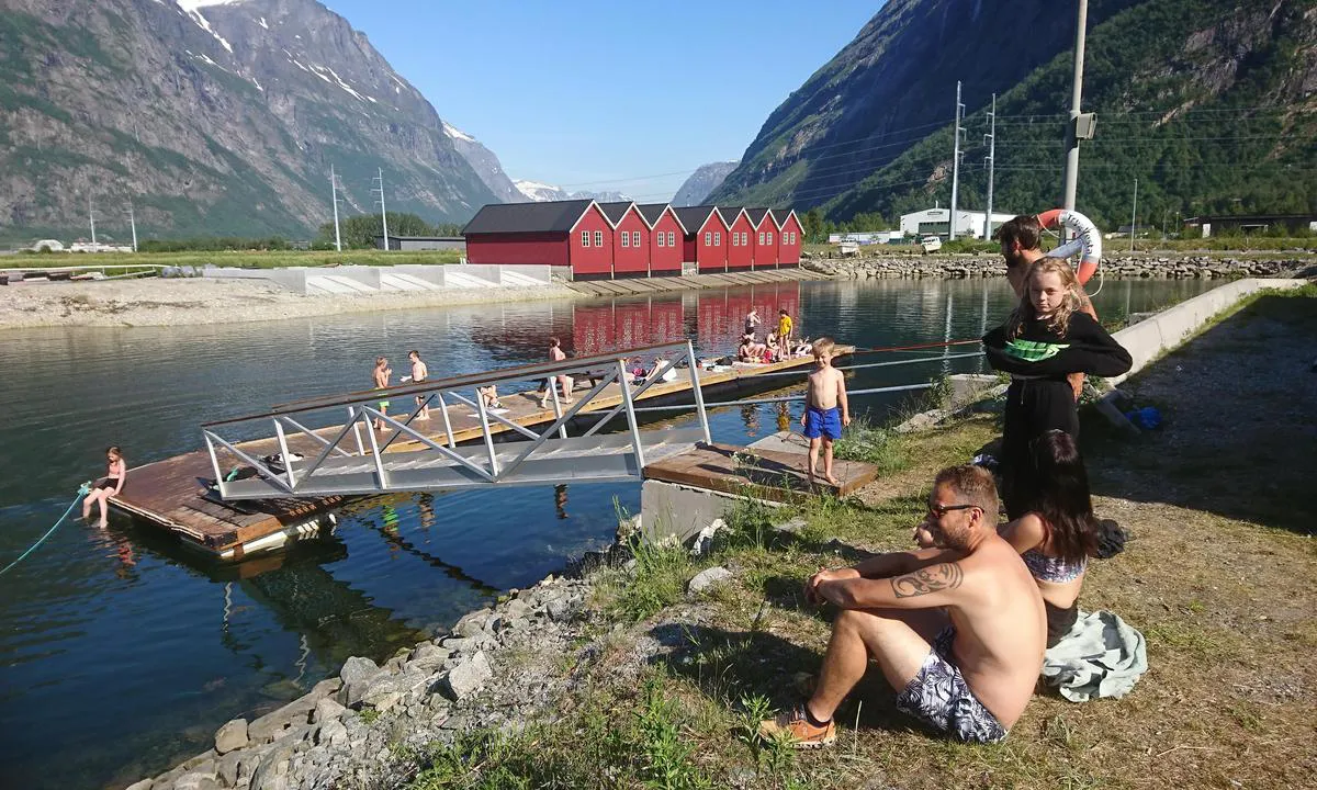 Sunndalsøra Småbåtlag: {"base": "no", "no": "Havna har egen badebrygge.", "se": "Hamnen har egen badbrygga.", "en": "The harbor has its own swimming jetty.", "da": "Havnen har egen badebro."}