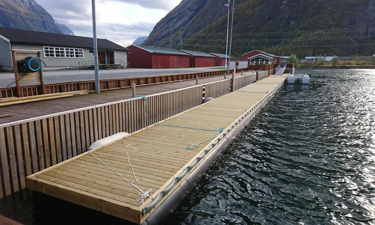 Sunndalsøra Småbåtlag: {"base": "no", "no": "50 meter gjestebrygge p\u00e5 plass 2022", "se": "50 meter g\u00e4stbrygga p\u00e5 plats 2022", "en": "50 meter guest dock in place 2022", "da": "50 meter g\u00e6stebro p\u00e5 plads 2022"}