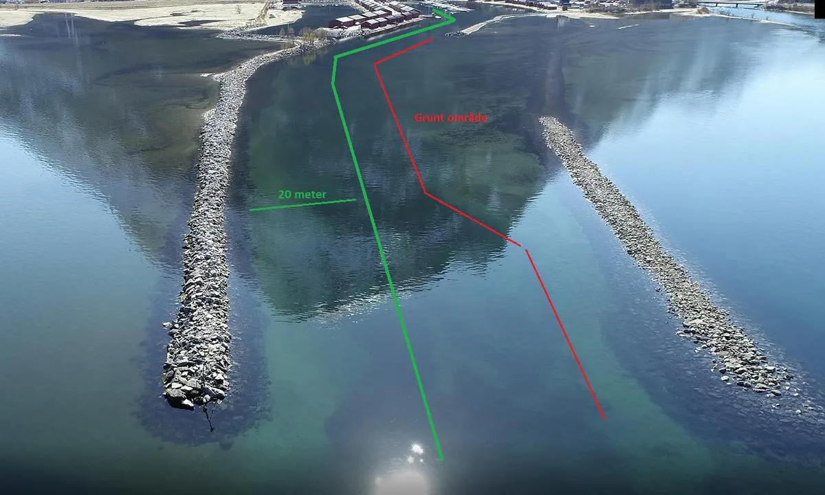 Sunndalsøra Småbåtlag: {"base": "no", "no": "Innseilingen til havna.", "se": "Inseglningen till hamnen.", "en": "The approach to the harbor.", "da": "Indsejlingen til havnen."}