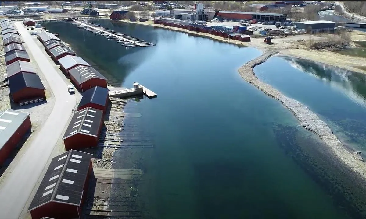 Sunndalsøra Småbåtlag: {"base": "no", "no": "Gjestekaia til Sunndals\u00f8ra Sm\u00e5b\u00e5tlag ligger til venstre for flytebrygga innerst i havna.", "se": "G\u00e4stkajen f\u00f6r Sunndals\u00f8ra Sm\u00e5b\u00e5tlag ligger till v\u00e4nster om flytbryggan l\u00e4ngst in i hamnen.", "en": "The guest dock for Sunndals\u00f8ra Small Boat Association is located to the left of the floating pier at the innermost part of the harbor.", "da": "G\u00e6stebroen til Sunndals\u00f8ra Sm\u00e5b\u00e5dslaug ligger til venstre for flydebroen inderst i havnen."}