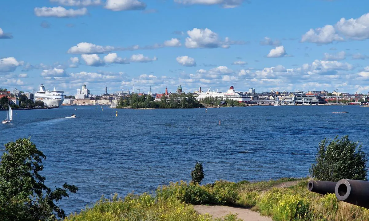 Suomenlinna Harbour: {"base": "en", "no": "Du er veldig n\u00e6r Helsinki, men langt fra byens aktiviteter. \u00d8yene mottar mange bes\u00f8kende hver dag, men ikke s\u00e5 mange kommer til havneomr\u00e5det.", "se": "Du \u00e4r mycket n\u00e4ra Helsingfors men l\u00e5ngt fr\u00e5n stadens aktiviteter. \u00d6arna tar emot m\u00e5nga bes\u00f6kare varje dag men inte s\u00e5 m\u00e5nga kommer till hamnomr\u00e5det.", "en": "You are very close to Helsinki but far from the town activity.\r\nThe islands receive a lot of visitors every day but not that many come in the harbour area.", "da": "Du er meget t\u00e6t p\u00e5 Helsinki, men langt v\u00e6k fra byens aktiviteter.<br/>\u00d8erne modtager mange bes\u00f8gende hver dag, men ikke s\u00e5 mange kommer til havneomr\u00e5det.", "fr": "Vous \u00eates tr\u00e8s proche d'Helsinki mais loin de l'activit\u00e9 urbaine. Les \u00eeles re\u00e7oivent de nombreux visiteurs chaque jour, mais peu d'entre eux viennent dans la zone portuaire.", "de": "Sie sind sehr nah an Helsinki, aber weit entfernt vom Stadtgeschehen. Die Inseln erhalten jeden Tag viele Besucher, aber nicht so viele kommen in den Hafenbereich.", "es": "Est\u00e1s muy cerca de Helsinki pero lejos de la actividad de la ciudad.<br>Las islas reciben muchos visitantes cada d\u00eda, pero no muchos llegan a la zona del puerto.", "it": "Sei molto vicino a Helsinki ma lontano dall'attivit\u00e0 della citt\u00e0. Le isole ricevono molti visitatori ogni giorno, ma non cos\u00ec tanti vengono nella zona del porto.", "pt": "Voc\u00ea est\u00e1 muito perto de Helsinque, mas longe da atividade da cidade. As ilhas recebem muitos visitantes todos os dias, mas n\u00e3o tantos v\u00eam para a \u00e1rea do porto.", "nl": "U bent zeer dicht bij Helsinki maar ver van de stadsactiviteit.<br>De eilanden ontvangen elke dag veel bezoekers, maar niet zo veel komen in het havengebied.", "pl": "Jeste\u015b bardzo blisko Helsinek, ale daleko od miejskiej aktywno\u015bci. Wyspy codziennie przyjmuj\u0105 wielu odwiedzaj\u0105cych, ale niewielu z nich dociera do rejonu portu.", "uk": "\u0412\u0438 \u0434\u0443\u0436\u0435 \u0431\u043b\u0438\u0437\u044c\u043a\u043e \u0434\u043e \u0413\u0435\u043b\u044c\u0441\u0456\u043d\u043a\u0456, \u0430\u043b\u0435 \u0434\u0430\u043b\u0435\u043a\u043e \u0432\u0456\u0434 \u043c\u0456\u0441\u044c\u043a\u043e\u0457 \u0430\u043a\u0442\u0438\u0432\u043d\u043e\u0441\u0442\u0456.\n\u041e\u0441\u0442\u0440\u043e\u0432\u0438 \u0449\u043e\u0434\u043d\u044f \u043f\u0440\u0438\u0439\u043c\u0430\u044e\u0442\u044c \u0431\u0430\u0433\u0430\u0442\u043e \u0432\u0456\u0434\u0432\u0456\u0434\u0443\u0432\u0430\u0447\u0456\u0432, \u0430\u043b\u0435 \u043d\u0435 \u0442\u0430\u043a \u0431\u0430\u0433\u0430\u0442\u043e \u043f\u0440\u0438\u0445\u043e\u0434\u044f\u0442\u044c \u0443 \u0433\u0430\u0432\u0430\u043d\u044c.", "ro": "Sunte\u021bi foarte aproape de Helsinki, dar departe de agita\u021bia ora\u0219ului. Insulele primesc mul\u021bi vizitatori \u00een fiecare zi, dar nu at\u00e2t de mul\u021bi ajung \u00een zona portului.", "tr": "Helsinki'ye \u00e7ok yak\u0131ns\u0131n\u0131z ama \u015fehir faaliyetlerinden uzaks\u0131n\u0131z.<br> Adalar her g\u00fcn \u00e7ok say\u0131da ziyaret\u00e7i al\u0131yor, ancak liman b\u00f6lgesine o kadar \u00e7ok ki\u015fi gelmiyor.", "el": "\u0395\u03af\u03c3\u03c4\u03b5 \u03c0\u03bf\u03bb\u03cd \u03ba\u03bf\u03bd\u03c4\u03ac \u03c3\u03c4\u03bf \u0395\u03bb\u03c3\u03af\u03bd\u03ba\u03b9 \u03b1\u03bb\u03bb\u03ac \u03bc\u03b1\u03ba\u03c1\u03b9\u03ac \u03b1\u03c0\u03cc \u03c4\u03b7 \u03b4\u03c1\u03b1\u03c3\u03c4\u03b7\u03c1\u03b9\u03cc\u03c4\u03b7\u03c4\u03b1 \u03c4\u03b7\u03c2 \u03c0\u03cc\u03bb\u03b7\u03c2.<br>\u03a4\u03b1 \u03bd\u03b7\u03c3\u03b9\u03ac \u03b4\u03ad\u03c7\u03bf\u03bd\u03c4\u03b1\u03b9 \u03c0\u03bf\u03bb\u03bb\u03bf\u03cd\u03c2 \u03b5\u03c0\u03b9\u03c3\u03ba\u03ad\u03c0\u03c4\u03b5\u03c2 \u03ba\u03b1\u03b8\u03b7\u03bc\u03b5\u03c1\u03b9\u03bd\u03ac, \u03b1\u03bb\u03bb\u03ac \u03b4\u03b5\u03bd \u03ad\u03c1\u03c7\u03bf\u03bd\u03c4\u03b1\u03b9 \u03c0\u03bf\u03bb\u03bb\u03bf\u03af \u03c3\u03c4\u03b7\u03bd \u03c0\u03b5\u03c1\u03b9\u03bf\u03c7\u03ae \u03c4\u03bf\u03c5 \u03bb\u03b9\u03bc\u03b1\u03bd\u03b9\u03bf\u03cd.", "cs": "Jste velmi bl\u00edzko Helsink\u00e1m, ale daleko od m\u011bstsk\u00e9ho ruchu. Ostrovy p\u0159ij\u00edmaj\u00ed ka\u017ed\u00fd den mnoho n\u00e1v\u0161t\u011bvn\u00edk\u016f, ale ne tolik jich p\u0159ich\u00e1z\u00ed do p\u0159\u00edstavn\u00ed oblasti.", "hu": "Nagyon k\u00f6zel van Helsinkihez, de t\u00e1vol a v\u00e1rosi ny\u00fczsg\u00e9st\u0151l.<br />Az szigetekre minden nap sok l\u00e1togat\u00f3 \u00e9rkezik, de nem sokan j\u00f6nnek be a kik\u00f6t\u0151 ter\u00fclet\u00e9re.", "fi": "Olet hyvin l\u00e4hell\u00e4 Helsinki\u00e4, mutta kaukana kaupungin vilin\u00e4st\u00e4. Saarille saapuu paljon vierailijoita p\u00e4ivitt\u00e4in, mutta satama-alueelle tulee vain v\u00e4h\u00e4n v\u00e4hemm\u00e4n.", "bg": "\u0412\u0438\u0435 \u0441\u0442\u0435 \u043c\u043d\u043e\u0433\u043e \u0431\u043b\u0438\u0437\u043e \u0434\u043e \u0425\u0435\u043b\u0437\u0438\u043d\u043a\u0438, \u043d\u043e \u0434\u0430\u043b\u0435\u0447 \u043e\u0442 \u0433\u0440\u0430\u0434\u0441\u043a\u0430\u0442\u0430 \u0430\u043a\u0442\u0438\u0432\u043d\u043e\u0441\u0442. <br> \u041e\u0441\u0442\u0440\u043e\u0432\u0438\u0442\u0435 \u043f\u0440\u0438\u0435\u043c\u0430\u0442 \u043c\u043d\u043e\u0433\u043e \u043f\u043e\u0441\u0435\u0442\u0438\u0442\u0435\u043b\u0438 \u0432\u0441\u0435\u043a\u0438 \u0434\u0435\u043d, \u043d\u043e \u043d\u0435 \u0442\u043e\u043b\u043a\u043e\u0432\u0430 \u043c\u043d\u043e\u0433\u043e \u0438\u0434\u0432\u0430\u0442 \u0432 \u043f\u0440\u0438\u0441\u0442\u0430\u043d\u0438\u0449\u043d\u0430\u0442\u0430 \u0437\u043e\u043d\u0430.", "sr": "Veoma ste blizu Helsinkija, ali daleko od gradske vreve. Ostrva primaju mnogo posetilaca svaki dan, ali ne dolazi mnogo njih u luku.", "et": "Olete Helsingile v\u00e4ga l\u00e4hedal, kuid eemal linna saginast. Saared saavad iga p\u00e4ev palju k\u00fclastajaid, kuid sadamapiirkonda tuleb neist \u00fcsna v\u00e4he.", "lv": "J\u016bs esat \u013coti tuvu Helsinkiem, bet t\u0101lu no pils\u0113tas aktivit\u0101t\u0113m. Salas katru dienu sa\u0146em daudz apmekl\u0113t\u0101ju, bet ne tik daudzi n\u0101k ostas apgabal\u0101.", "lt": "J\u016bs esate labai arti Helsinkio, bet toli nuo miesto \u0161urmulio. Kasdien salos sulaukia daug lankytoj\u0173, ta\u010diau nedaug j\u0173 atvyksta \u012f uosto teritorij\u0105."}