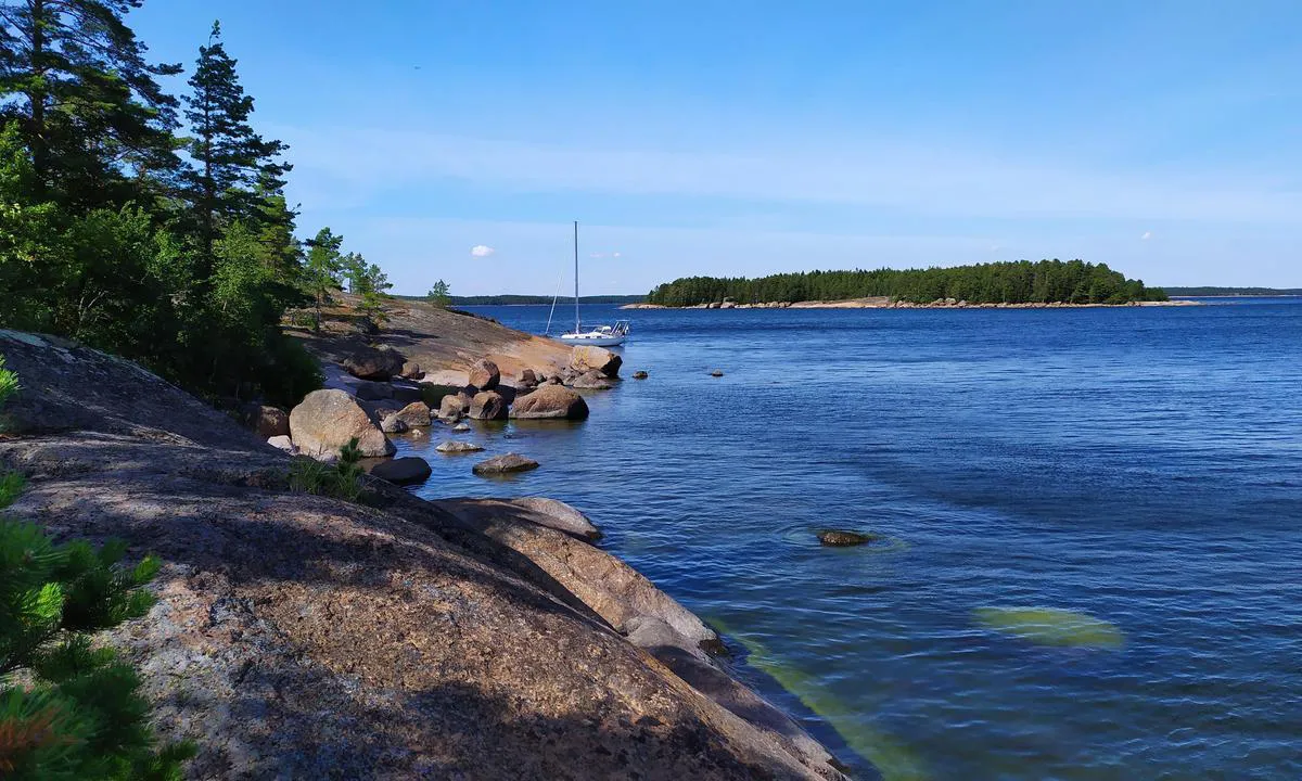 Suuri-pisi: Look for a steel rings, be careful with the rocks close to shore line, very good anchor holding, clay bottom. Easy access, only protected from western winds.