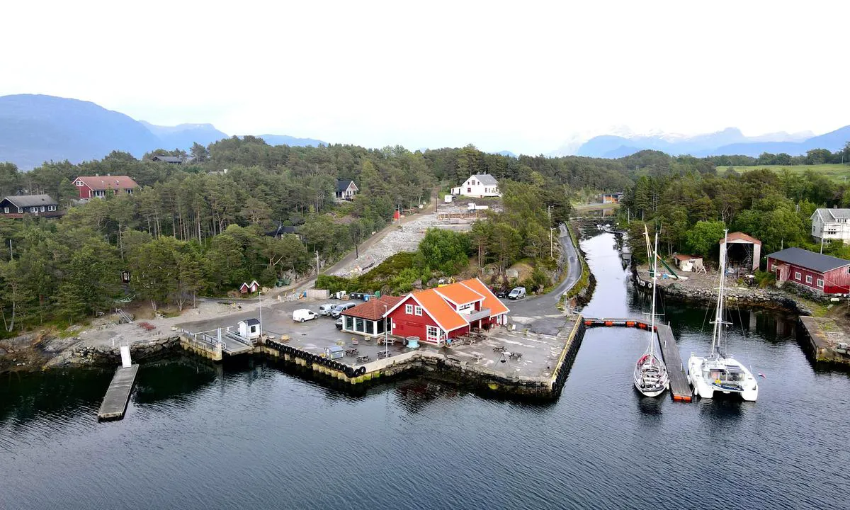 Svanøybukt: Svanøy guest harbour. 
Floating dock to left and right are part of Svanøy guest harbor. Red house in middle
   are shop for grocery.  Open 24/7 by using credit card in and out of shop.  Outside is tables and grill free to use.  Restaurant closed (2023)
Floating dock to left  is close to public transport/ferry.
Inkluded in harbour fee is; washing machine,  dryer, shower and wifi. (Red house.).