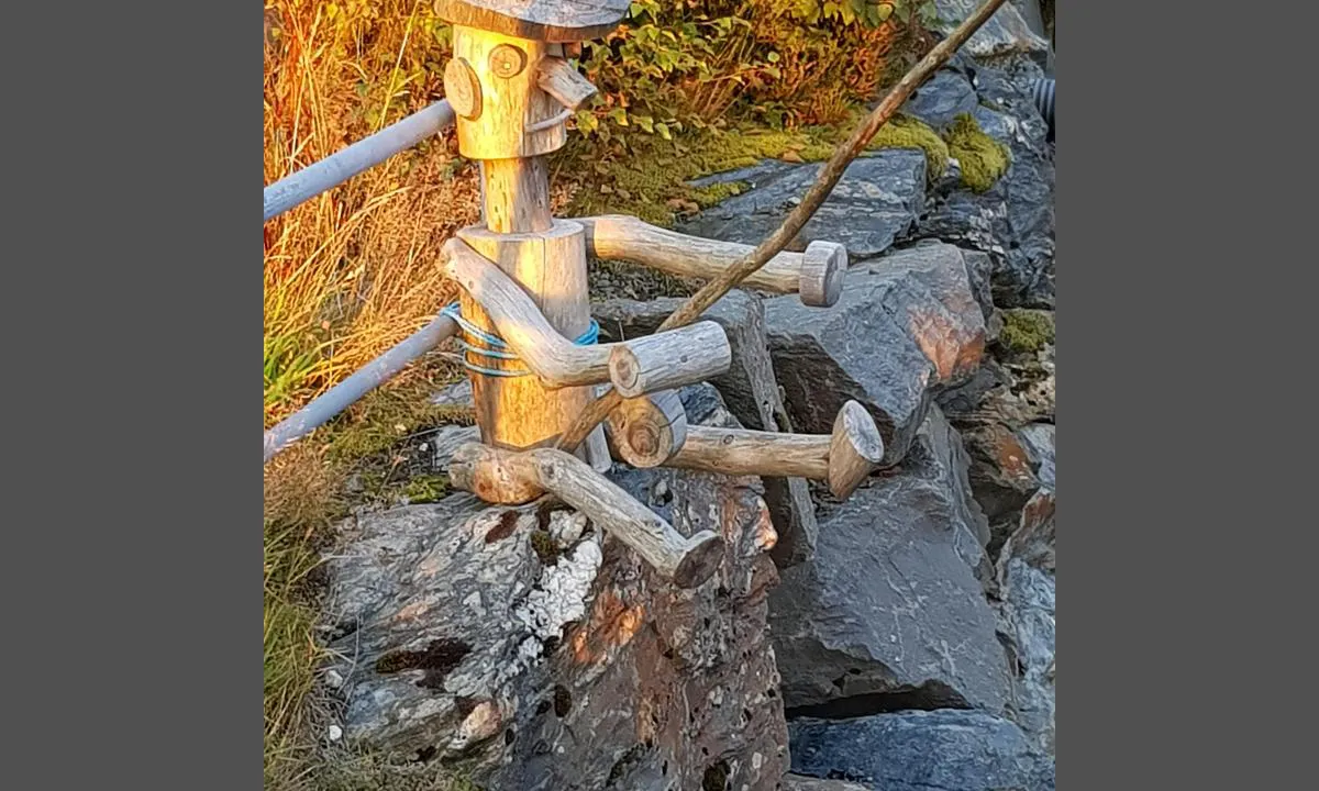 Svanøybukt: Trefigur på Svanøy.