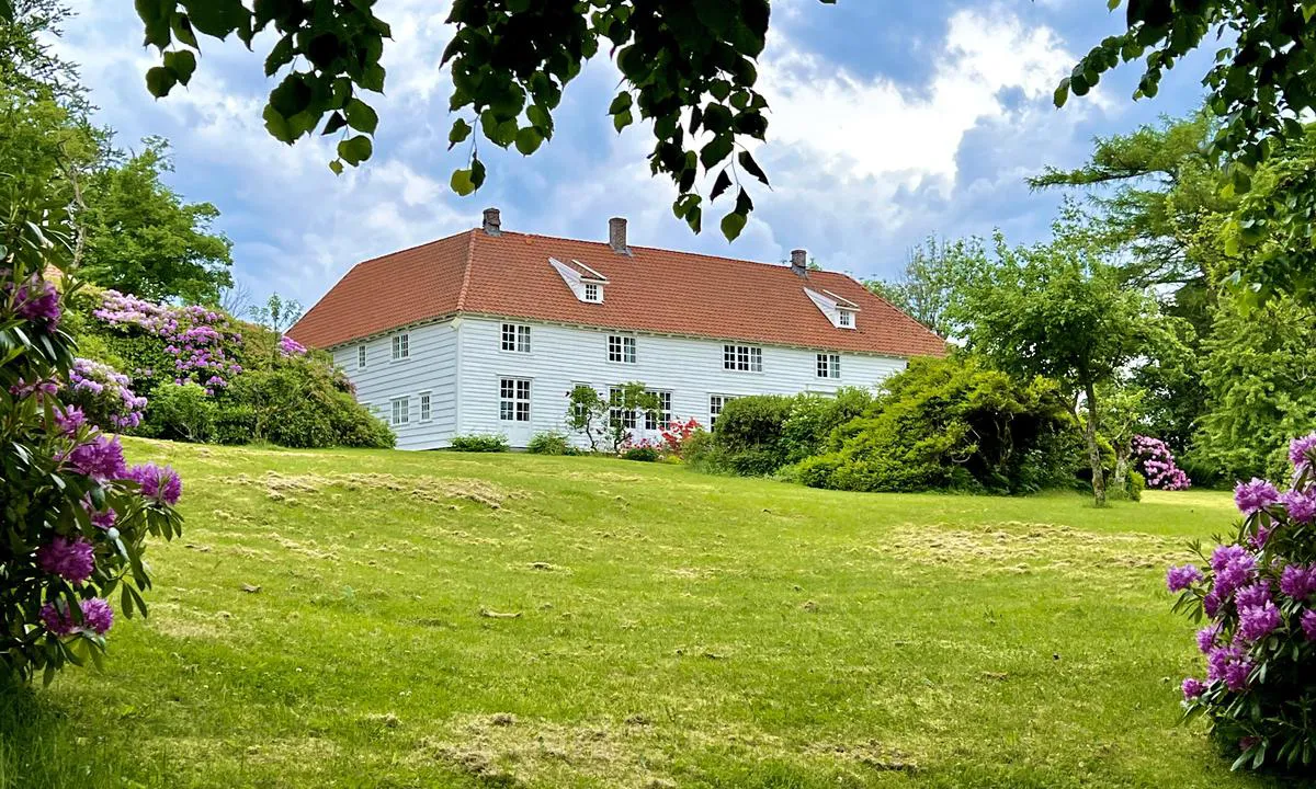 Svanøybukt: Svanøy Hovedgård. 
 This house was built 300 years ago. At that time it was used to administrate over 300 farms.  today it is possible to rent for companys.
The house got status as protected in 1924.