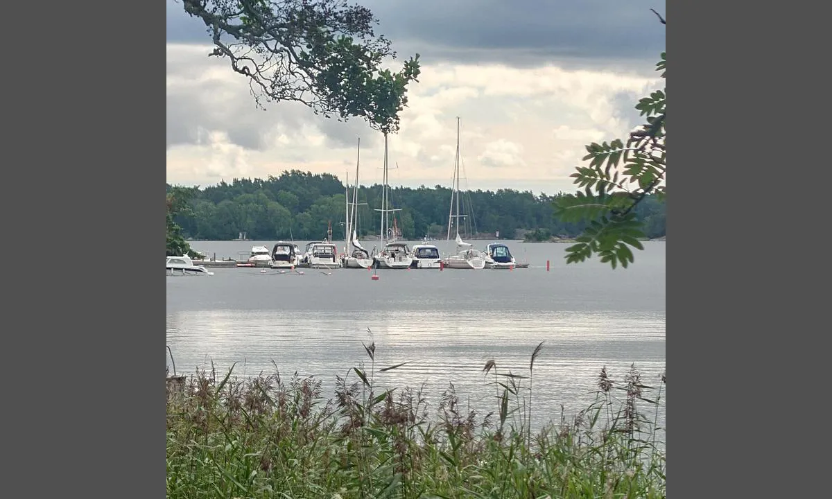 Svartsö Gästhamn: {"base": "en", "no": "Utsikt over bryggen med akterb\u00f8yer. P\u00e5 motsatt side er smale gjesteplasser med Y-bommer.", "se": "Utsikt \u00f6ver bryggan med akterbojar. Mittemot finns smala g\u00e4stplatser med Y-bommar.", "en": "View of the jetty with stern buoys. Opposite are narrow guest berths with Y-booms.", "da": "Udsigt over molen med h\u00e6ktrupper. Overfor er smalle g\u00e6stepladser med Y-bomme.", "fr": "Vue de la jet\u00e9e avec des bou\u00e9es de poupe. En face, des places d'amarrage \u00e9troites pour les invit\u00e9s avec des Y-booms.", "de": "Blick auf den Steg mit Heckbojen. Gegen\u00fcber befinden sich enge G\u00e4steliegepl\u00e4tze mit Y-Booms.", "es": "Vista del muelle con boyas de popa. Enfrente hay amarres estrechos para invitados con brazos en Y.", "it": "Vista del molo con boe di poppa. Di fronte ci sono ormeggi stretti per gli ospiti con bracci a Y.", "pt": "Vista do cais com boias de popa. Em frente est\u00e3o atracadouros estreitos para visitantes com Y-booms.", "nl": "Uitzicht op de steiger met hekboeien. Daartegenover zijn smalle gastenligplaatsen met Y-bomen.", "pl": "Widok na molo z boj\u0105 rufow\u0105. Na przeciwko znajduj\u0105 si\u0119 w\u0105skie miejsca dla go\u015bci z dalbami typu Y.", "uk": "\u0412\u0438\u0434 \u043d\u0430 \u043f\u0456\u0440\u0441 \u0437\u0456 \u0448\u0432\u0430\u0440\u0442\u043e\u0432\u0438\u043c\u0438 \u0431\u0443\u044f\u043c\u0438 \u0434\u043b\u044f \u043a\u043e\u0440\u043c\u0438. \u041d\u0430\u0432\u043f\u0440\u043e\u0442\u0438 \u0440\u043e\u0437\u0442\u0430\u0448\u043e\u0432\u0430\u043d\u0456 \u0432\u0443\u0437\u044c\u043a\u0456 \u0433\u043e\u0441\u0442\u044c\u043e\u0432\u0456 \u043f\u0440\u0438\u0447\u0430\u043b\u0438 \u0437 Y-\u0431\u0443\u043c\u0430\u043c\u0438.", "ro": "Vedere a pontonului cu geamanduri de pupa. \u00cen fa\u021b\u0103 se afl\u0103 acostamente \u00eenguste pentru oaspe\u021bi cu Y-booms.", "tr": "\u0130skelede k\u0131\u00e7tan ba\u011fl\u0131 \u015famand\u0131ralar\u0131n g\u00f6r\u00fcn\u00fcm\u00fc. Kar\u015f\u0131da Y-bomlar\u0131 ile dar misafir ba\u011flama yerleri bulunmaktad\u0131r.", "el": "\u0398\u03ad\u03b1 \u03c4\u03bf\u03c5 \u03bc\u03cc\u03bb\u03bf\u03c5 \u03bc\u03b5 \u03c0\u03c1\u03c5\u03bc\u03bd\u03b1\u03af\u03b1 \u03c3\u03b7\u03bc\u03b1\u03b4\u03bf\u03cd\u03c1\u03b5\u03c2. \u0391\u03c0\u03ad\u03bd\u03b1\u03bd\u03c4\u03b9 \u03b5\u03af\u03bd\u03b1\u03b9 \u03c3\u03c4\u03b5\u03bd\u03ad\u03c2 \u03b8\u03ad\u03c3\u03b5\u03b9\u03c2 \u03b1\u03b3\u03ba\u03c5\u03c1\u03bf\u03b2\u03cc\u03bb\u03b7\u03c3\u03b7\u03c2 \u03b3\u03b9\u03b1 \u03b5\u03c0\u03b9\u03c3\u03ba\u03ad\u03c0\u03c4\u03b5\u03c2 \u03bc\u03b5 \u03c0\u03bb\u03c9\u03c4\u03ae\u03c1\u03b5\u03c2 \u03c4\u03cd\u03c0\u03bf\u03c5 Y.", "cs": "Pohled na molo se z\u00e1\u010fov\u00fdmi b\u00f3jemi. Naproti jsou \u00fazk\u00e1 hostinsk\u00e1 m\u00edsta s Y-rameny.", "hu": "Kil\u00e1t\u00e1s a m\u00f3l\u00f3r\u00f3l h\u00e1ts\u00f3 b\u00f3j\u00e1kkal. Szemben keskeny vend\u00e9ghelyek tal\u00e1lhat\u00f3k Y-karon.", "fi": "N\u00e4k\u00f6ala laiturilta per\u00e4poijuineen. Vastap\u00e4\u00e4t\u00e4 ovat kapeat vieraspaikat Y-poijuilla.", "bg": "\u0418\u0437\u0433\u043b\u0435\u0434 \u043a\u044a\u043c \u043a\u0435\u044f \u0441 \u043a\u044a\u0440\u043c\u043e\u0432\u0438 \u0431\u0443\u0439\u043e\u0432\u0435. \u0421\u0440\u0435\u0449\u0443 \u0442\u044f\u0445 \u0441\u0430 \u0442\u0435\u0441\u043d\u0438 \u0433\u043d\u0435\u0437\u0434\u0430 \u0437\u0430 \u0433\u043e\u0441\u0442\u0438 \u0441 Y-\u0431\u0443\u043c\u043e\u0432\u0435.", "sr": "\u041f\u043e\u0433\u043b\u0435\u0434 \u043d\u0430 \u043f\u043e\u043d\u0442\u043e\u043d \u0441\u0430 \u043a\u0440\u043c\u0435\u043d\u0438\u043c \u0431\u043e\u0432\u0435\u0438\u043c\u0430. \u041d\u0430\u0441\u0443\u043f\u0440\u043e\u0442 \u0441\u0443 \u0443\u0441\u043a\u0438 \u0433\u043e\u0441\u0442\u0438\u043e\u043d\u0441\u043a\u0438 \u0432\u0435\u0437\u043e\u0432\u0438 \u0441\u0430 Y-\u0431\u0443\u043c\u043e\u0432\u0438\u043c\u0430.", "et": "Vaade kaiotsale ja ahtripoidele. Vastask\u00fcljel on kitsad k\u00fclaliskohtade asemekohad Y-poomidega.", "lv": "Skats no piest\u0101tnes ar paka\u013cgala boju. Pret\u0113j\u0101 pus\u0113 ir \u0161auras viesu piest\u0101tnes ar Y-bouji\u0146\u0101m.", "lt": "Vaizdas \u012f prieplauk\u0105 su galiniais pl\u016bdurais. Prie\u0161ais yra siauri sve\u010di\u0173 \u0161vartavimo vietos su Y-formos bumais."}